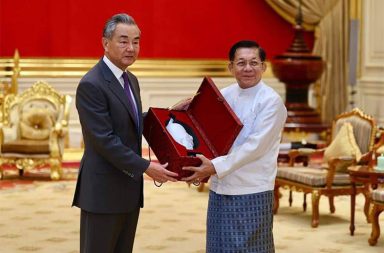 တရုတ်နိုင်ငံခြားရေး ဝန်ကြီးက နယ်မြေတည်တံ့ရေး အာမခံ  သတင်းနှင့် မီဒီယာ ကွန်ရက်။ ၂၀၂၆ ခုနှစ်၊ ဧပြီလ ၂၇ ရက်။  တရုတ်နိုင်ငံခြားရေးဝန်ကြီး ဝမ်ယိရဲ့ ခရီးစဉ်အတွင်း မြန်မာနိုင်ငံ၏ ရပ်တည်မှုနှင့် တည်ငြိမ်မှုအပေါ် တရုတ်၏ အာမခံချက်ကို အဓိကထားပြီး ပြောကြားခဲ့သည်ဟု တရုတ် အစိုးရပိုင် CGTN သတင်းဌာနက ဖော်ပြသည်။  တရုတ်နိုင်ငံခြားရေးဝန်ကြီး ဝမ်ယိသည် မြန်မာနိုင်ငံသို့ ရောက်ရှိစဉ်အတွင်း စစ်ကောင်စီဥက္ကဋ္ဌ ဗိုလ်ချုပ်မှူးကြီး မင်းအောင်လှိုင်နှင့် တွေ့ဆုံကာ မြန်မာနိုင်ငံ၏ အချုပ်အခြာအာဏာ တည်တံ့ခိုင်မြဲရေးနှင့် ပြည်တွင်းတည်ငြိမ်ရေးဆိုင်ရာ ကိစ္စရပ်များကို ဆွေးနွေးခဲ့ကြောင်း CGTN သတင်းတွင် ဖော်ပြသည်။ တရုတ်နိုင်ငံအနေဖြင့် မြန်မာနိုင်ငံ၏ ကိုယ်ပိုင်ပြဋ္ဌာန်းခွင့်ကို လေးစားပြီး ပြင်ပစွက်ဖက်မှုမရှိဘဲ ရပ်တည်နိုင်ရေးအတွက် ခိုင်မာစွာ ထောက်ခံသွားမည်ဖြစ်ကြောင်း ဝမ်ယိက ပြောကြားခဲ့သည်။  ထို့အပြင် မြန်မာနိုင်ငံ နယ်မြေအစိတ်အပိုင်းများ ပြိုကွဲမသွားစေရန်နှင့် အမျိုးသားပြန်လည်သင့်မြတ်ရေး ရရှိစေရန် တတ်နိုင်သမျှ ကူညီသွားမည်ဟု ကတိပြုခဲ့သည်။ စစ်ကောင်စီဥက္ကဋ္ဌကလည်း "တရုတ်တစ်နိုင်ငံတည်းမူဝါဒ" ကို ဆက်လက်ထောက်ခံပြီး တရုတ်-မြန်မာ စီးပွားရေးစင်္ကြံ (CMEC) စီမံကိန်းများကို အရှိန်မြှင့် ဆောင်ရွက်သွားမည်ဖြစ်ကြောင်း ပြန်လည်ပြောကြားခဲ့သည်။  ထို့အပြင် အွန်လိုင်းလောင်းကစားနှင့် လိမ်လည်မှုများအား နှိမ်နင်းရန်နှင့် တရုတ်ဝန်ထမ်းများ၏ လုံခြုံရေးကို အာမခံရန် ကတိပြုခဲ့သည်။ ဝမ်ယိသည် ကမ္ဘောဒီးယားနှင့် ထိုင်းနိုင်ငံ ခရီးစဉ်များအပြီးတွင် မြန်မာနိုင်ငံသို့ ဝင်ရောက်ခဲ့ခြင်းဖြစ်သည်။