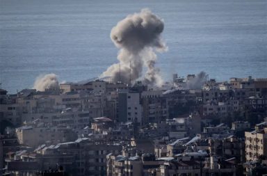 အီရန် စစ်ရုတ်သိမ်းတော့မည်၊ အီရန်အား ကျောက်ခေတ်ပြန်ရောက်အောင် ဗုံးကြဲမည်ဟု ထရန့်ပြော   သတင်းနှင့် မီဒီယာ ကွန်ရက်။ ၂၀၂၆ ခုနှစ်၊ ဧပြီလ ၂ ရက်။   အမေရိကန်သမ္မတ ဒေါ်နယ်ထရန့်သည် အီရန်နိုင်ငံရှိ အမေရိကန်တပ်ဖွဲ့ဝင်များကို အမြန်ဆုံး ပြန်လည်ရုပ်သိမ်းတော့မည်ဖြစ်ကြောင်း ဧပြီလ ၁ ရက် (ဗုဒ္ဓဟူးနေ့) ညပိုင်းတွင် ပြည်သူလူထုသို့ ပြောကြားသည့် မိန့်ခွန်း၌ ထည့်သွင်းပြောကြားခဲ့သည်။   သို့သော် အမေရိကန်တပ်များ မဆုတ်ခွာမီ ရှေ့လာမည့် သီတင်းပတ်များအတွင်း အီရန်နိုင်ငံ၏ အခြေခံအဆောက်အအုံများကို "ကျောက်ခေတ်သို့ ပြန်ရောက်သွားစေလောက်သည်အထိ" ပြင်းထန်စွာ ဗုံးကြဲတိုက်ခိုက်သွားမည်ဟု ခြိမ်းခြောက်လိုက်သည်။   သမ္မတထရန့်က ယခုစစ်ပွဲကြောင့် အီရန်နိုင်ငံတွင် "အုပ်ချုပ်သူအပြောင်းအလဲ (Regime Change)" ဖြစ်ပေါ်ခဲ့ပြီးဖြစ်ကြောင်း၊ အီရန်အမြင့်ဆုံးခေါင်းဆောင် အယာတိုလာ အလီခါမေနီ သေဆုံးပြီးနောက် ၎င်း၏သားဖြစ်သူ မော့ဂျ်တာဘာ ခါမေနီ (Mojtaba Khamenei) က ဆက်ခံလိုက်ခြင်းကို ရည်ညွှန်း၍ ပြောဆိုခဲ့သည်။   ထို့အပြင် အီရန်၏ နျူကလီးယားအဆောက်အအုံများကို ဖျက်ဆီးနိုင်ခဲ့သဖြင့် အီရန်သည် နျူကလီးယားလက်နက် ထုတ်လုပ်နိုင်စွမ်း မရှိတော့ကြောင်းလည်း ၎င်းက ဆိုသည်။   မိန့်ခွန်းအတွင်း သမ္မတထရန့်သည် နေတိုး (NATO) မဟာမိတ်အဖွဲ့ကို ပြင်းပြင်းထန်ထန် ဝေဖန်ခဲ့ပြီး၊ ဟော်မုဇ် (Hormuz) ရေလက်ကြား လုံခြုံရေးအတွက် ပူးပေါင်းဆောင်ရွက်ရန် ငြင်းဆန်ခဲ့သည့်အပေါ် အခြေခံ၍ အမေရိကန်အနေဖြင့် NATO အဖွဲ့မှ နုတ်ထွက်ရန်အထိ စဉ်းစားနေကြောင်း ထုတ်ဖော်ပြောကြားခဲ့သည်။   အကယ်၍ အီရန်ခေါင်းဆောင်သစ်များက အမေရိကန်၏ လိုလားချက်များကို သဘောမတူပါက အီရန်နိုင်ငံရှိ လျှပ်စစ်ဓာတ်အားပေးစက်ရုံများနှင့် ရေနံမြေများကို တစ်ပြိုင်နက်တည်း ဗုံးကြဲဖျက်ဆီးကာ စီးပွားရေး ပျက်သုဉ်းအောင် လုပ်ဆောင်သွားမည်ဟု ခြိမ်းခြောက်လိုက်သည်။   ထိုမျှသာမက နောင်တွင်လည်း လိုအပ်သည့် ပစ်မှတ်များကို ဆက်လက်ရွေးချယ်တိုက်ခိုက်သွားမည်ဟု မိန့်ခွန်းတွင် ထည့်သွင်း ပြောကြားခဲ့သည်။