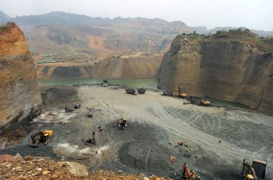 ဖားကန့်တွင် လက်နက်ကြီးကြောင့် ကလေးငယ် အပါအဝင် အရပ်သားများ ဒဏ်ရာရ   သတင်းနှင့် မီဒီယာ ကွန်ရက်။  ၂၀၂၆ ခုနှစ်၊ မေလ ၄ ရက်။   ကချင်ပြည်၊ ဖားကန့်တွင် ကချင်လွတ်လပ်ရေးတပ်မတော် KIA နှင့် စစ်တပ်တို့ကြား တိုက်ပွဲများ ပြင်းထန်နေပြီး လက်နက်ကြီးကျည်ကြောင့် ကလေးငယ် အပါအဝင် အရပ်သားများ ထိမှန်ဒဏ်ရာ ရခဲ့သည်။   ဖားကန့်မြို့နယ်တွင် ယနေ့ မေလ ၄ ရက်နေ့ နံနက်ပိုင်းမှစတင်ကာ စစ်တပ်နှင့် (KIA) ပူးပေါင်းတပ်တို့အကြား တိုက်ပွဲများ ပြန်လည်ပြင်းထန်လာပြီး စစ်တပ်ဘက်မှ ပစ်ခတ်သည့် လက်နက်ကြီးကျည်များ ကျေးရွာများထဲ ကျရောက်ပေါက်ကွဲသဖြင့် ကလေးငယ်တစ်ဦး အပါအဝင် အရပ်သားအချို့ ထိခိုက်ဒဏ်ရာရရှိခဲ့သည်ဟု ဒေသခံများက ပြောသည်။   လက်ရှိမြေပြင်အခြေအနေနှင့် ပတ်သက်၍ လုံးခင်းဒေသခံအမျိုးသားတစ်ဦးက “တိုက်ပွဲက မနေ့ညကတည်းက စဖြစ်နေတာ။ ဒါပေမယ့် ဒီရက်ပိုင်းက ဆက်တိုက်ဖြစ်နေတာလို့ ပြောလို့ရတယ်။ ဒီကနေ့မနက်မှ ပိုပြင်းထန် လာတာ။ ကုဋေရွာက အမျိုးသားတစ်ယောက်တော့ ပြင်းပြင်းထန်ထန် ဒဏ်ရာရသွားတယ်။ လယ်ပြင်မှာလည်း ကလေးတစ်ယောက် ထိတယ်။ သူကတော့ မစိုးရိမ်ရ ဒဏ်ရာရထားတယ်။ လောလောဆယ်တော့ ကျနော်တို့ အတည်ပြုနိုင်တာ အဲ့ဒီ ၂ ယောက်ပဲ။ ကျန်တဲ့ ထိခိုက်မှုတွေ ရှိနိုင်ပါသေးတယ်” ဟု ပြောသည်။   ယနေ့ နံနက် ၅ နာရီခွဲခန့်မှ စ၍ ဖားကန့်မြို့နယ်၊ လုံးခင်းကျေးရွာရှိ ဂေါက်ကွင်းနှင့် သင်္ချိုင်းနေရာများတွင် တပ်စွဲထားသည့် စစ်တပ်စခန်းများကို KIA နှင့် ကချင်ဒေသ ပြည်သူ့ ကာကွယ်ရေး တပ် KPDF ပူးပေါင်းတပ်များက ဒရုန်းများအသုံးပြု၍ စတင်တိုက်ခိုက် ခဲ့ရာမှ နှစ်ဖက်တိုက်ပွဲ ပြင်းထန်ခဲ့ခြင်းဖြစ်သည်။   တနေကုန်နီးပါး လက်နက်ကြီး၊ လက်ငယ် ပစ်ခတ်သံများနှင့် ပေါက်ကွဲသံများ ဒေသအတွင်း ဆက်တိုက် ကြားနေ ရသည်ဟု ဒေသခံများက ပြောသည်။   တိုက်ပွဲအတွင်း စစ်တပ်၏ တပ်မကုန်းဘက်မှ လက်နက်ကြီးများဖြင့် ပြန်လည်ပစ်ခတ်ခဲ့ရာတွင် ကုဋေကျေးရွာ လမ်းဆုံ၌ အမျိုးသားတစ်ဦး အပြင်းအထန် ဒဏ်ရာရရှိခဲ့ပြီး လယ်ပြင်ကျေးရွာ၌လည်း ကျည်ကျရောက်ခဲ့သဖြင့် ကလေးငယ်တစ်ဦး ထိခိုက်ဒဏ်ရာရရှိခဲ့သည်။   ထို့အပြင် လုံးခင်းကျေးရွာရှိ ကချင်နှစ်ခြင်း ခရစ်ယာန် အဖွဲ့ချုပ် KBC ဘုရားကျောင်းအတွင်းသို့လည်း လက်နက်ကြီးကျည် တစ်လုံး ကျရောက် ပေါက်ကွဲခဲ့သည်။   တိုက်ပွဲကြောင့် လုံးခင်းကျေးရွာမှ ဒေသခံအချို့မှာ နီးစပ်ရာ ဘုန်းကြီးကျောင်းများသို့ သွားရောက် စစ်ရှောင် နေကြရသည်။   အလားတူ ပြီးခဲ့သည့် မေလ ၂ ရက်နေ့ ညနေပိုင်းကလည်း ဖားကန့်-ကာမိုင်း လမ်းပိုင်းရှိ တံတားညီနောင်ဂိတ်နှင့် ပျားအုံကျေးရွာကြားတွင် အရပ်သားကားတစ်စီးကို စစ်တပ်က လက်နက်ကြီးဖြင့် ပစ်ခတ်ခဲ့သဖြင့် အမျိုးသား ၂ ဦးနှင့် အမျိုးသမီး ၁ ဦး ဒဏ်ရာရရှိခဲ့သည့် ဖြစ်စဉ်တစ်ခု ရှိခဲ့သည်။   ဖားကန့်-ကာမိုင်း လမ်းပိုင်းကို စစ်ရေးအခြေအနေများကြောင့် KIA ဘက်က ဧပြီလ ၂၂ ရက်နေ့မှစတင်ကာ ယာယီ ပိတ်ထားသော်လည်း လမ်းပိုင်းဖြတ်သန်းသည့် အရပ်သားကားများကို စစ်တပ်ဘက်က ပစ်ခတ်သဖြင့် ပြီးခဲ့သည့် ရက်ပိုင်းအတွင်း လူသေဆုံးမှုနှင့် ဒဏ်ရာရမှုများ ဆက်တိုက်ရှိနေကြောင်း ဒေသတွင်း သတင်းရင်းမြစ် များက ပြောသည်။   တော်လှန်ရေး အင်အားစုများဘက်ကလည်း ဒေသခံပြည်သူများအနေဖြင့် လေကြောင်းရန်ကို အထူးသတိပြု ကြရန် သတိပေးနှိုးဆော်ထားသည်။   #ဖားကန့်တိုက်ပွဲ #ကချင်ပြည်နယ်စစ်ရေးအခြေအနေ