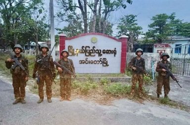 စစ်တပ်စစ်ကြောင်းများ မော်လူးသို့ ဦးတည်   သတင်းနှင့် မီဒီယာ ကွန်ရက်။ ၂၀၂၆ ခုနှစ်၊ မေလ ၄ ရက်။   စစ်ကိုင်းတိုင်းဒေသကြီး၊ အင်းတော်မြို့ကို ပြန်လည်ထိန်းချုပ်ခဲ့သည့် စစ်တပ်သည် အမျိုးသားညီညွတ်ရေး အစိုးရ (NUG) ၏ အုပ်ချုပ်ရေး ယန္တရား လည်ပတ်နေသော မော်လူးမြို့သို့ ဦးတည် စစ်ကြောင်းထိုးလာနေသဖြင့် ဒေသခံများ ဘေးလွတ်ရာသို့ ထိန့်လန့်တိမ်းရှောင်နေကြရသည်။   အင်းတော်နှင့် မော်လူးမြို့ကြားရှိ တုံးလုံကျေးရွာအနီးသို့ စစ်တပ် စစ်ကြောင်းများ ရောက်ရှိနေပြီဖြစ်ကြောင်း ဒေသခံတစ်ဦးက အတည်ပြုပြောသည်။   “တုံးလုံရွာဘက်ကိုရောက်ပြီလို့သိရတယ်။ မော်လူးမြို့နားပေါ့ ၅ မိုင်၊ ၇ မိုင်ပတ်ချာလည်ပေါ့။ အင်းတော်နဲ့ မော်လူးကြားမှာ အဲ့ရွာက။ မော်လူးမြို့ကိုဦးတည်ပြီး ပြီးခဲ့တဲ့ မေလ ၂ ရက်နေ့ကတည်းကထွက်သွားတာ” ဟု ဒေသခံတစ်ဦးက ပြောသည်။   မော်လူးမြို့သည် အင်းတော်မြို့၏ မြောက်ဘက် မိုင် ၅၀ ခန့်အကွာ၊ မြစ်ကြီးနား-မန္တလေး ဗျူဟာလမ်းမကြီး ပေါ် တွင် တည်ရှိပြီး စစ်ရေးအရ အရေးပါသည့် မြို့တစ်မြို့ဖြစ်သည်။   အဆိုပါမြို့ကို ၂၀၂၃ ခုနှစ်၊ ဒီဇင်ဘာလအတွင်းက ကချင်လွတ်လပ်ရေး တပ်မတော် (KIA)၊ မြန်မာနိုင်ငံလုံးဆိုင်ရာ ကျောင်းသားများ ဒီမိုကရက်တစ်တပ်ဦး- ကျောင်းသား တပ်မတော် (ABSDF) နှင့် NUG လက်အောက်ခံ ပူးပေါင်းတပ်ဖွဲ့များက တိုက်ခိုက်သိမ်းပိုက်ထားခြင်း ဖြစ်သည်။   ယခုစစ်ကြောင်းထိုးလာသည့် တပ်ဖွဲ့များသည် ထီးချိုင့်၊ တကောင်း၊ ကသာနှင့် အင်းတော်မြို့တို့ကို စစ်တပ်က ပြန်လည် ထိန်းချုပ်ရာတွင် ပါဝင်ခဲ့သည့် တပ်ဖွဲ့များဖြစ်ပြီး တိုက်ပွဲများအတွင်း လက်နက်ခဲယမ်းနှင့် အသေခံ ဒရုန်း (Kamikaze Drone) များကို အမြောက်အမြား အသုံးပြုလေ့ရှိကြောင်း မြေပြင်သတင်းရင်းမြစ်က ဆို သည်။   စစ်ရေးတင်းမာမှု မြင့်တက်လာခြင်းကြောင့် အင်းတော်-မော်လူး လမ်းပိုင်းရှိ ကျေးရွာသားများနှင့် မြို့ပေါ် ဒေသခံများမှာ ကြိုတင်တိမ်းရှောင်နေကြရပြီး ကာကွယ်ရေးတပ်ဖွဲ့များနှင့် နီးစပ်သည့် ဒေသခံတစ်ဦးကလည်း ယခုကဲ့သို့ သတိပေးနှိုးဆော်ထားသည်။   “အရပ်သားတွေကိုတော့ အဓိကကတော့ စစ်ကြောင်းနဲ့ဝေးရာကို ရှောင်ကြဖို့မှာ ချင်တယ်။ နီးမှမရှောင်နဲ့ပေါ့ ကြိုရှောင်ထားကြပေါ့လေ။ ပစ္စည်းတွေကြိုရွှေ့ကြပေါ့လေ။ နီးမှရှောင်ရင်တော့ လက်နက်ကြီးတွေ မတော် တဆ ထိတတ်တယ်လေ။ အဓိကကတော့ ရှောင်ကြဖို့ပါပဲ။”   စစ်တပ်သည် ၎င်းတို့လက်လွှတ်ခဲ့ရသည့် မြို့ရွာများကို ပြန်လည်ထိန်းချုပ်နိုင်ရန် အင်အားအလုံးအရင်းဖြင့် စစ်ကြောင်းထိုးမှုများ ဆက်တိုက်ပြုလုပ်နေသဖြင့် မြောက်ပိုင်းစစ်မျက်နှာတွင် စစ်ရေးအခြေအနေမှာ ပိုမို ပြင်းထန်လာနိုင်ကြောင်း စစ်ရေးလေ့လာသူများက သုံးသပ်နေကြသည်။   #မော်လူး #အင်းတော်မြို့ #စစ်တပ်ထိုးစစ် #စစ်ကိုင်းတိုင်း