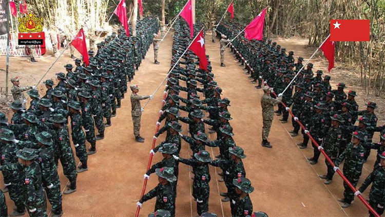 သိမ်းဆည်းနယ်မြေ အချို့ လက်လွှတ်နေရကြောင်း NUG ပြော   သတင်းနှင့် မီဒီယာ ကွန်ရက်။  ၂၀၂၆ ခုနှစ်၊ မေလ ၅ ရက်။   စစ်အုပ်စု၏ သာလွန်အင်အားဖြင့် ထိုးစစ်ဆင် တိုက်ခိုက်မှုများကြောင့် သိမ်းပိုက်ထိန်းချုပ်ထားသည့် နယ်မြေ အချို့ကို ပြန်လည် လက်လွှတ်နေရသည်ဟု အမျိုးသား ညီညွတ်ရေး အစိုးရ NUG ဝန်ခံပြောဆိုလိုက်သည်။   အဆိုပါ ပြောဆိုမှုကို မေလ ၅ ရက်နေ့ (ယနေ့)တွင် ကျရောက်သည့် ပြည်သူ့ကာကွယ်ရေး တပ်မတော်  PDF ဖွဲ့စည်းတည်ထောင်ခြင်း ၅ နှစ်ပြည့် အထိမ်းအမှတ်နေ့ မိန့်ခွန်းတွင် NUG တာဝန်ရှိသူများက ပြောဆိုလိုက် ခြင်းဖြစ်သည်။   NUG ယာယီ သမ္မတ ဒူဝါလရှီးလက “ကျနော်တို့အနေနဲ့ လက်ရှိအချိန်မှာ ကြုံတွေ့နေရတဲ နိုင်ငံရေး စိန်ခေါ်ချက်တွေ အမြောက်အများရှိနေသလို စစ်ရေးအရ လက်လွတ်ဆုံးရှုံးရမှုတစ်ချို့လည်း ခပ်စိပ်စိပ် ကြုံတွေ့နေကြရပါတယ်။ တော်လှန်ရေးရဲ့သ ဘောဟာ အနိမ့်အမြင့် အတက်အကျတွေ ရှိတတ်သလို ရှေ့ နှစ်လှမ်းတိုး နောက်တစ်လှမ်းဆုတ်ရတဲ့ ဖြစ်စဉ်မျိုးတွေလည်း ရှိတတ်ကြောင်းပြောကြားလိုပါတယ်။” ဟု ပြောသည်။   တရုတ်၏ ကြားဝင် ဆောင်ရွက်မှုကြောင့် ရှမ်းမြောက်ဒေသရှိ တော်လှန်ရေး တပ်ဖွဲ့များ သိမ်းဆည်းထားသော မြို့ အချို့ကို လက်လွှတ်ခဲ့ရသည်။ ယင်းတို့တွင် လားရှိုး၊ ကွတ်ခိုင်၊ ကျောက်မဲ၊ သီပေါ၊ နောင်ချိုတို့ပါဝင်သည်။   ထို့အပြင် မကြာသေးမီက မန္တလေးတိုင်းဒေသကြီးအတွင်းရှိ မတ္တရာနှင့် တကောင်းနယ်မြေများ၊ မိုးကုတ်နှင့်မိုးမိတ်မြို့များ၊ နှင့် စစ်ကိုင်းတိုင်း အတွင်း ထီးချိုင့်၊ ဗန်းမောက်၊ ကသာ၊ အင်းတော်၊ မော်လူး စသည့် မြို့များကို စစ်တပ်က ပြန်လည် ထိန်းချုပ်နိုင်ခဲ့သည်။   နယ်မြေအချို့ကို လက်လွတ်ထားရသော်လည်း လက်ရှိ အနေအထားအရ မြေပြင်ပကတိအခြေအနေကို လျစ်လျူရှု့၍ မရသကဲ့သို့ အားလုံးမျှော်မှန်းသည့် တော်လှန်ရေး ရည်မှန်းချက် ပန်းတိုင်ကိုလည်း မျက်ခြေပျက် ၍ မရကြောင်း NUG ယာယီ သမ္မတ ဒူဝါလရှီးလ က ဆိုသည်။   NUG ပြည်ထောင်စုဝန်ကြီးချုပ် မန်းဝင်းခိုင်သန်း ကလည်း ထိန်းချုပ်နယ်မြေများမှ ယာယီဆုတ်ခွာခြင်းသည် ပြည်သူလူထုများ၏ အသက်အိုးအိမ်စည်းစိမ် ထိခိုက်မှုကို ရှောင်ရှားရန် လုပ်ဆောင်ရခြင်းဖြစ်သည်ဟု ပြောသည်။   မန်းဝင်းခိုင်သန်းက “ကျွန်တော်တို့ ပြည်သူ့ကာကွယ်ရေး တပ်ဖွဲ့တွေအနေနဲ့ စစ်ရေးအောင်မြင်မှုတွေ ရရှိနေတဲ့ ကြားကပဲ အကြမ်းဖက် စစ်တပ်ရဲ့ သာလွန်အင်အားနဲ့ ရင်ဆိုင်ကြရတဲ့အခါမှာ ပြည်သူလူထုရဲ့ အသက်အိုးအိမ် စည်းစိမ်ကို ကာကွယ်ဖို့နဲ့ အစုလိုက်အပြုံလိုက် ထိခိုက်နစ်နာမှုတွေ မဖြစ်ပေါ်စေဖို့ အတွက် အလေးထား စဉ်းစားခဲ့ရတာတွေကြောင့် တချို့သော စစ်ဆင်ရေးနယ်မြေတွေမှာ နည်းဗျူဟာအရ ခံစစ်အနေအထားနဲ့ ရင်ဆိုင်ခဲ့ရတာတွေ၊ ယာယီဆုတ်ခွာပေးခဲ့ရတဲ့ မြေပြင် အမှန်တရားတွေ ရှိခဲ့ပါတယ်။” ဟု ပြောသည်။   သိမ်းပိုက်ထိန်းချုပ်ထားသည့် နယ်မြေများမှ ယာယီ ဆုတ်ခွာလိုက်ခြင်းသည် ရန်သူကို ကြောက်၍ မဟုတ်ဘဲ ရှေ့ဆက် ရမည့် ဗျူဟာမြောက် တိုက်ပွဲများအတွက် အင်အားစုဆောင်ခြင်းဖြစ်သည်ဟု မန်းဝင်းခိုင်သန်း က ဆိုသည်။   နယ်မြေဆုတ်ခွာမှုများနှင့် အခက်အခဲ အချို့ရှိသော်လည်း တော်လှန်ရေး အောင်မြင်သည့်အထိ ဆက်လက်တိုက်ပွဲဝင် သွားမည်ဟု NUG ကာကွယ်ရေး ဝန်ကြီးဌာန ပြည်ထောင်စု ဝန်ကြီး ဦးရည်မွန်ကလည်း ပြောသည်။   “လက်ရှိ အခြေအနေမှာ ငါတို့ သိမ်းပိုက်ထားတဲ့ မြို့တချို့ ယာယီစွန့်ခွာရမှု အပါအဝင် အခက်အခဲတချို့ရှိပေမဲ့ ငါတို့အားလုံးရဲ့ ခိုင်မာတဲ သံဋိဌာန်၊ ပြင်းပြတဲ့ ယုံကြည်ချက်၊ ထက်မြက်တဲ့ ညာဏ်ပညာနဲ့ ရင့်သန်တဲ့ စိတ်ခွန်အားကို အရင်းတည်ပြီး လက်တလောအခြေအနေကို အတူတကွ ရင်ဆိုင်ကျော်လွှားကြရမယ်။တော်လှန်ရေး ပန်းတိုင် မရောက်မချင်း စိတ်ဇွဲမလျှော့စတမ်း ဆက်လက်ချီတက်တိုက်ပွဲဝင်သွားကြရမယ်”   NUG  အနေဖြင့် ပြည်သူ့ကာကွယ်ရေး တပ်မတော်ကို PDF  ဖွဲ့စည်းတည်ထောင်ပြီး ၅ နှစ်တာ ကာလအတွင်းတွင် တိုင်းရင်း သား လက်နက်ကိုင် မဟာမိတ် တော်လှန်ရေး အဖွဲ့အစည်းများနှင့်အတူ ပြည်နယ်နှင့် တိုင်းဒေသကြီးများရှိ နယ်မြေအများအပြားကို သိမ်းပိုက်ထိန်းချုပ်နိုင်ခဲ့ပြီး အုပ်ချုပ်ရေး ယန္တရားများကိုလည်း ခိုင်ခိုင်မာမာ တည်ဆောက်နိုင် ခဲ့ကြသည်။   သို့သော် စစ်အုပ်စုက တော်လှန်ရေး အဖွဲ့အစည်းများအတွင်း သပ်သျှိုသွေးခွဲမှုများနှင့် အိမ်နီးချင်းနိုင်ငံအချို့၏  အဖက်ဖက်မှ ပံ့ပိုးကူညီမှုများကို ရယူကာ သာလွန်အင်အားဖြင့် ထိုးစစ်ဆင် တိုက်ခိုက်ရာမှ NUG နှင့် မဟာမိတ်ပူးပေါင်းတပ်များက နယ်မြေအချို့ကို ပြန်လည် လက်လွှတ်ခဲ့ ရခြင်းဖြစ်သည်။   #NUG #NUGကာကွယ်ရေးဝန်ကြီးဌာန #PDF #မန်းဝင်းခိုင်သန်း #ဦးရည်မွန် #ဒူဝါလရှီးလ