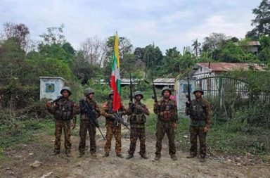 မော်လူးမြို့ကို တော်လှန်ရေးတပ်များ လက်လွှတ်ရ   သတင်းနှင့် မီဒီယာ ကွန်ရက်။ ၂၀၂၆ ခုနှစ်၊ မေလ ၅ ရက်။   စစ်ကိုင်းတိုင်းဒေသကြီး၊ အင်းတော်မြို့နယ်ရှိ တော်လှန်ရေးအင်အားစုများ ၂ နှစ်နီးပါးကြာ စိုးမိုးထားခဲ့သည့် မော်လူးမြို့ကို ယနေ့ မေလ ၅ ရက်နေ့ နံနက်ပိုင်းတွင် စစ်တပ် စစ်ကြောင်းများက ပြန်လည်ဝင်ရောက်စီးနင်းကာ ထိန်းချုပ်လိုက်ပြီဖြစ်ကြောင်း စစ်ရေးသတင်းရင်းမြစ်များက ပြောသည်။   ပြီးခဲ့သည့် ဧပြီလ ၃၀ ရက်နေ့က အင်းတော်မြို့ကို ပြန်လည်ထိန်းချုပ်ခဲ့သည့် စစ်တပ် စစ်ကြောင်းသည် မေလ ၂ ရက်နေ့မှ စတင်ကာ မော်လူးမြို့သို့ ဦးတည်ထွက်ခွာလာခဲ့ခြင်း ဖြစ်ပြီး ၃ ရက်အကြာတွင် မြို့တွင်းသို့ ဝင်ရောက် သွားခြင်းဖြစ်သည်။   စစ်ရေးသတင်းရင်းမြစ်တစ်ဦးက မော်လူးမြို့၏ အခြေအနေနှင့် ပတ်သက်၍ “မော်လူးပါတာတော့ သေချာသွား ပြီ။ ဘယ်လိုလဲဆိုတာတော့ အသေးစိတ်မသိသေးဘူး။ သေချာသွားပြီဝင်သွားတာ။ မနေ့ကဝင်တာတော့ မဟုတ် ဘူး။ ဒီနေ့မနက်ပိုင်းမှ ရောက်သွားတာဟုတ်တယ်” ဟု အတည်ပြုပြောသည်။    မြစ်ကြီးနား-မန္တလေး ကားလမ်းမကြီးနဘေးရှိ မော်လူးမြို့ကို စစ်တပ် စစ်ကြောင်းများ ဝင်ရောက်လာခြင်း ကြောင့် မော်လူးမြို့ခံများနှင့် နဘား၊ ပင်ဝယ်၊ ဟဲနု အပါအဝင် အင်းတော်-မော်လူး လမ်းပိုင်းရှိ ကျေးရွာ ၂၀ ကျော်မှ ဒေသခံများသည် ဘေးလွတ်ရာသို့ အရေးပေါ် ထွက်ပြေးတိမ်းရှောင်နေကြရသည်။   မော်လူးမြို့ကို ၂၀၂၃ ခုနှစ်၊ ဒီဇင်ဘာလတွင် ကချင်လွတ်လပ်ရေးတပ် KIA၊ ကျောင်းသားတပ်မတော် ABSDF NUG လက်အောက်ခံ ပူးပေါင်းတပ်ဖွဲ့များက သိမ်းပိုက်ခဲ့ခြင်းဖြစ်ပြီး ယခု ၂ နှစ်နီးပါးအကြာတွင် ပြန်လည် လက်လွှတ်လိုက်ရခြင်း ဖြစ်သည်။   ယခုကဲ့သို့ နယ်မြေအချို့ ပြန်လည်လက်လွှတ်လိုက်ရသည့် အခြေအနေနှင့် ပတ်သက်၍ ပြည်သူ့ကာကွယ်ရေး တပ်မတော် (PDF) ၅ နှစ်ပြည့်နေ့တွင် ပြည်ထောင်စုဝန်ကြီးချုပ် မန်းဝင်းခိုင်သန်းက ယခုကဲ့သို့ ပြောသည်။   “စစ်ရေးသဘော သဘာဝအရ လိုအပ်တဲ့အခါမှာ တန်ပြန်ထိုးစစ်မှ ခုခံစစ်ကို တဖန်ဆင်နွှဲရတဲ့အခါ စိတ်ဓာတ် ရေးရာအရ အားလျော့မသွားကြဖို့ သတိပေးလိုပါတယ်၊ ဒါဟာ ရန်သူကိုကြောက်လို့ မဟုတ်ဘဲ ပြည်သူကို မျက်နှာမူတဲ့ ပြည်သူ့ကာကွယ်ရေး တပ်မတော်ရဲ့ ဆုံးဖြတ်ချက်တွေ ဖြစ်သလို ရှေ့ဆက်ရမယ့် ဗျူဟာမြောက် တိုက်ပွဲများအတွက် အင်အားစုဆောင်းတာလည်း ဖြစ်ပါတယ်။”   ဝန်ကြီးချုပ်က ဆက်လက်၍ စစ်တပ်၏ သာလွန်အင်အားနှင့် ရင်ဆိုင်ရချိန်တွင် ပြည်သူများ၏ အသက်အိုးအိမ် ကို ကာကွယ်ရန်နှင့် အစုလိုက်အပြုံလိုက် ထိခိုက်မှုများ မရှိစေရန်အတွက် အချို့နယ်မြေများတွင် နည်းဗျူဟာ အရ ယာယီဆုတ်ခွာပေးခဲ့ရခြင်းဖြစ်ကြောင်းလည်း ဖြည့်စွက်ပြောဆိုထားသည်။   #မော်လူး #စစ်ကိုင်းတိုင်း #အင်းတော်