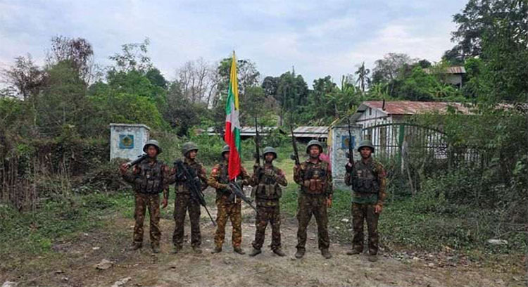 မော်လူးမြို့ကို တော်လှန်ရေးတပ်များ လက်လွှတ်ရ   သတင်းနှင့် မီဒီယာ ကွန်ရက်။ ၂၀၂၆ ခုနှစ်၊ မေလ ၅ ရက်။   စစ်ကိုင်းတိုင်းဒေသကြီး၊ အင်းတော်မြို့နယ်ရှိ တော်လှန်ရေးအင်အားစုများ ၂ နှစ်နီးပါးကြာ စိုးမိုးထားခဲ့သည့် မော်လူးမြို့ကို ယနေ့ မေလ ၅ ရက်နေ့ နံနက်ပိုင်းတွင် စစ်တပ် စစ်ကြောင်းများက ပြန်လည်ဝင်ရောက်စီးနင်းကာ ထိန်းချုပ်လိုက်ပြီဖြစ်ကြောင်း စစ်ရေးသတင်းရင်းမြစ်များက ပြောသည်။   ပြီးခဲ့သည့် ဧပြီလ ၃၀ ရက်နေ့က အင်းတော်မြို့ကို ပြန်လည်ထိန်းချုပ်ခဲ့သည့် စစ်တပ် စစ်ကြောင်းသည် မေလ ၂ ရက်နေ့မှ စတင်ကာ မော်လူးမြို့သို့ ဦးတည်ထွက်ခွာလာခဲ့ခြင်း ဖြစ်ပြီး ၃ ရက်အကြာတွင် မြို့တွင်းသို့ ဝင်ရောက် သွားခြင်းဖြစ်သည်။   စစ်ရေးသတင်းရင်းမြစ်တစ်ဦးက မော်လူးမြို့၏ အခြေအနေနှင့် ပတ်သက်၍ “မော်လူးပါတာတော့ သေချာသွား ပြီ။ ဘယ်လိုလဲဆိုတာတော့ အသေးစိတ်မသိသေးဘူး။ သေချာသွားပြီဝင်သွားတာ။ မနေ့ကဝင်တာတော့ မဟုတ် ဘူး။ ဒီနေ့မနက်ပိုင်းမှ ရောက်သွားတာဟုတ်တယ်” ဟု အတည်ပြုပြောသည်။    မြစ်ကြီးနား-မန္တလေး ကားလမ်းမကြီးနဘေးရှိ မော်လူးမြို့ကို စစ်တပ် စစ်ကြောင်းများ ဝင်ရောက်လာခြင်း ကြောင့် မော်လူးမြို့ခံများနှင့် နဘား၊ ပင်ဝယ်၊ ဟဲနု အပါအဝင် အင်းတော်-မော်လူး လမ်းပိုင်းရှိ ကျေးရွာ ၂၀ ကျော်မှ ဒေသခံများသည် ဘေးလွတ်ရာသို့ အရေးပေါ် ထွက်ပြေးတိမ်းရှောင်နေကြရသည်။   မော်လူးမြို့ကို ၂၀၂၃ ခုနှစ်၊ ဒီဇင်ဘာလတွင် ကချင်လွတ်လပ်ရေးတပ် KIA၊ ကျောင်းသားတပ်မတော် ABSDF NUG လက်အောက်ခံ ပူးပေါင်းတပ်ဖွဲ့များက သိမ်းပိုက်ခဲ့ခြင်းဖြစ်ပြီး ယခု ၂ နှစ်နီးပါးအကြာတွင် ပြန်လည် လက်လွှတ်လိုက်ရခြင်း ဖြစ်သည်။   ယခုကဲ့သို့ နယ်မြေအချို့ ပြန်လည်လက်လွှတ်လိုက်ရသည့် အခြေအနေနှင့် ပတ်သက်၍ ပြည်သူ့ကာကွယ်ရေး တပ်မတော် (PDF) ၅ နှစ်ပြည့်နေ့တွင် ပြည်ထောင်စုဝန်ကြီးချုပ် မန်းဝင်းခိုင်သန်းက ယခုကဲ့သို့ ပြောသည်။   “စစ်ရေးသဘော သဘာဝအရ လိုအပ်တဲ့အခါမှာ တန်ပြန်ထိုးစစ်မှ ခုခံစစ်ကို တဖန်ဆင်နွှဲရတဲ့အခါ စိတ်ဓာတ် ရေးရာအရ အားလျော့မသွားကြဖို့ သတိပေးလိုပါတယ်၊ ဒါဟာ ရန်သူကိုကြောက်လို့ မဟုတ်ဘဲ ပြည်သူကို မျက်နှာမူတဲ့ ပြည်သူ့ကာကွယ်ရေး တပ်မတော်ရဲ့ ဆုံးဖြတ်ချက်တွေ ဖြစ်သလို ရှေ့ဆက်ရမယ့် ဗျူဟာမြောက် တိုက်ပွဲများအတွက် အင်အားစုဆောင်းတာလည်း ဖြစ်ပါတယ်။”   ဝန်ကြီးချုပ်က ဆက်လက်၍ စစ်တပ်၏ သာလွန်အင်အားနှင့် ရင်ဆိုင်ရချိန်တွင် ပြည်သူများ၏ အသက်အိုးအိမ် ကို ကာကွယ်ရန်နှင့် အစုလိုက်အပြုံလိုက် ထိခိုက်မှုများ မရှိစေရန်အတွက် အချို့နယ်မြေများတွင် နည်းဗျူဟာ အရ ယာယီဆုတ်ခွာပေးခဲ့ရခြင်းဖြစ်ကြောင်းလည်း ဖြည့်စွက်ပြောဆိုထားသည်။   #မော်လူး #စစ်ကိုင်းတိုင်း #အင်းတော်
