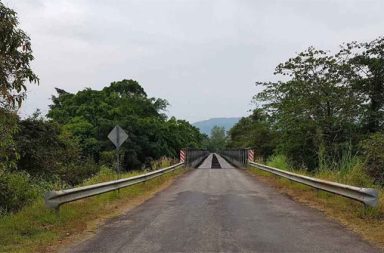 ရန်ကုန်-ထားဝယ် ကားလမ်း တလျှောက် စစ်တပ်က အင်အားအလုံးအရင်းဖြင့် စစ်ကြောင်းထိုး   သတင်းနှင့် မီဒီယာ ကွန်ရက်။  ၂၀၂၆ ခုနှစ်၊ မေလ ၆ ရက်။   တနင်္သာရီတိုင်းဒေသကြီး၏ အဓိကကုန်သွယ်ရေး သွေးကြော ဖြစ်သော ရန်ကုန်-ထားဝယ် ကားလမ်းမပေါ်ရှိ ကျေးရွာများကို စစ်တပ်က ဧပြီလနောက်ဆုံးအပတ်မှ စတင်ကာ အင်အား အလုံးအရင်းဖြင့် စစ်ကြောင်းထိုးလာနေသည်ဟု ဒေသခံများက ပြောသည်။   မလွှဲတောင်နှင့် ကလိန်အောင်မြို့ကြား စစ်ကြောင်းထိုးနေသည့် အင်အား ၁၀၀ ခန့်ပါဝင်သည့် အဆိုပါ စစ်ကြောင်းသည် ဧပြီလ ၂၇ ရက်နေ့က မလွှဲတောင်ဘက်မှ ကျွဲတလင်း ကျေးရွာသို့ ရောက်ရှိလာပြီးနောက် ကလိန်အောင်မြို့ဘက်သို့ ဆက်လက်ထွက်ခွာခဲ့ခြင်းဖြစ်သည်။   စစ်ကြောင်းဖြတ်သန်းရာ လမ်းတလျှောက်ရှိ ကျွဲတလင်း၊ သာယာမွန်နှင့် မိုင် ၆၀ ရွာတို့တွင် စစ်တပ် စစ်ကြောင်း က သေနတ်များ၊ လက်နက်ကြီးများဖြင့်ပါ ရမ်းသန်းပစ်ခတ်ခဲ့သည်ဟု ဒေသခံများက ပြောသည်။   စစ်ကြောင်း၏ လှုပ်ရှားမှုနှင့်ပတ်သက်၍ မရမ်းချောင်းရွာသားတစ်ဦးက “မေလ ၃ ရက်မှာ စစ်တပ် စစ်ကြောင်း က မလွှဲတောင်ဘက်ကို ပြန်တက်လာတယ်။ အခုက မရမ်းချောင်းရွာဘက်ကို ပြန်ရောက်နေတာပေါ့နော်။ လမ်းကြောင်းတလျှောက်လည်း ပစ်ခတ်ပြီး ဝင်လာတာဗျ” ဟု ပြောသည်။   ယခု စစ်ကြောင်းထိုးခံနေရသည့် မလွှဲတောင်-ကလိန်အောင် လမ်းပိုင်းသည် ရန်ကုန်မြို့နှင့် တနင်္သာရီတိုင်းကို ချိတ်ဆက်ထားသည့် အဓိကလမ်းမကြီးပေါ်တွင် တည်ရှိပြီး စစ်ရေးအရ ဗျူဟာကျသည့် နေရာဖြစ်သည်။   အလားတူ မလွှဲတောင်-ကလိန်အောင် လမ်းပိုင်းသည် မွန်ပြည်နှင့် တနင်္သာရီတိုင်းကို ဆက်သွယ်ထားသည့် အဓိက အဝင်တံခါးလည်းဖြစ်ပြီး ရန်ကုန်မြို့မှ ကုန်စည်များ စီးဆင်းရာ အဓိကကုန်သွယ်ရေး သွေးကြောလည်း ဖြစ်သည်။   အဆိုပါလမ်းပိုင်း၌ ကျေးရွာ ၁၀ ရွာကျော် တည်ရှိနေခြင်းကြောင့် စစ်တပ်၏ လက်နက်ကြီး၊ လက်နက်ငယ် ပစ်ခတ်မှုများက ဒေသခံများက စိုးရိမ်နေကြသည်။   ယနေ့အချိန်ထိ တော်လှန်ရေးအင်အားစုများနှင့် ထိတွေ့တိုက်ပွဲ ဖြစ်ပွားခြင်း မရှိသေးသော်လည်း စစ်တပ်၏ စစ်ကြောင်းလှုပ်ရှားမှုများကြောင့် ဒေသခံများမှာ ဘေးလွတ်ရာသို့ တိမ်းရှောင်နေကြရသည်။   ထို့ပြင် နယ်စပ်ကုန်သွယ်ရေးအတွက် အရေးပါသည့် မောတောင်မြို့တွင်လည်း စစ်တပ်က လေကြောင်းမှ ဗုံးကြဲ တိုက်ခိုက်မှုများ ဆက်တိုက် လုပ်ဆောင်နေသည်။   မေလ ၂ ရက်နေ့က လေယာဉ်ဖြင့် ဗုံးကြဲမှုကြောင့် နှစ်လသားအရွယ် ကလေးငယ်တစ်ဦး အပါအဝင် မိသားစုဝင် ၃ ဦး ဒဏ်ရာရရှိခဲ့ပြီး နေအိမ်တစ်ဆောင်လည်း မီးလောင်ပျက်စီးခဲ့သည်။   လက်ရှိတွင် ထိုင်း-မြန်မာနယ်စပ် ထိုင်းဘက်ခြမ်း၌လည်း ထိုင်းစစ်သားများက လုံခြုံရေးများ တင်းကျပ်ထား သည်။   #တနင်္သာရီကုန်သွယ်ရေးလမ်း