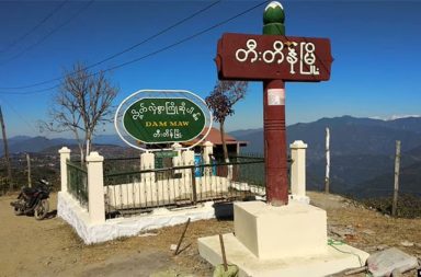 ချင်းပြည်မြောက်ပိုင်း ကလေး-တီးတိန်လမ်းပိုင်း တိုက်ပွဲ ပြင်းထန်   သတင်းနှင့် မီဒီယာ ကွန်ရက်။ ၂၀၂၆ ခုနှစ်၊ မေလ ၆ ရက်။   ချင်းပြည် မြောက်ပိုင်း၊ တီးတိန်မြို့ကို စစ်အင်အားဖြည့်တင်းရန် ကြိုးပမ်းလာသည့် စစ်တပ် စစ်ကြောင်းကို ချင်းတော်လှန်ရေး ပူးပေါင်းတပ်ဖွဲ့များက ခုခံတိုက်ခိုက်နေသဖြင့် ကလေး-တီးတိန်လမ်းပိုင်းတွင် တိုက်ပွဲများ ၅ ရက်ဆက်တိုက် ပြင်းထန်နေသည်။   အဆိုပါတိုက်ပွဲသည် ပြီးခဲ့သည့် မေလ ၁ ရက်နေ့ကတည်းက စတင်ခဲ့ခြင်းဖြစ်ပြီး လက်ရှိတွင် စစ်တပ် စစ်ကြောင်းမှာ တီးတိန်မြို့နှင့် မိုင် ၂၀ အကွာအဝေးသို့ ရောက်ရှိလာပြီဖြစ်သည်။   စစ်ကိုင်းတိုင်း၊ ကလေးမြို့ဘက်မှ တက်လာသည့် အဆိုပါစစ်ကြောင်းတွင် အင်အား ၃၀၀ ခန့် ပါဝင်နေပြီး ၎င်းတို့အနက် ဖလမ်းမြို့ကို ပြန်လည်ထိန်းချုပ်ထားသည့် စစ်ကြောင်းများလည်း ပူးပေါင်းပါဝင်နေကြောင်း မြေပြင်စစ်ရေးသတင်းရင်းမြစ်များက ဆိုသည်။   တိုက်ပွဲပြင်းထန်နေမှုနှင့် ပတ်သက်၍ ချင်းတော်လှန်ရေးသတင်းရင်းမြစ်တစ်ခုက “တိုက်ပွဲက နေ့တိုင်းလိုလို ဖြစ်နေတာ။ ထိခိုက်ကျဆုံးမှုကလည်း နှစ်ဖက်လုံးများတယ်။ အခုက ဒီစစ်ကြောင်းကို မရရအောင် ရှေ့ဆက်မရအောင် တားထားရတယ်။ မတား နိုင်ဘူး ဆိုရင်တော့ အတော် ခက်သွားမယ်။ ဖလမ်းကလည်း မရတော့ဘူး။ အခုက ဖလမ်း-ဟားခါးလမ်းပိုင်းကို ဆက်ထိန်းချုပ်ဖို့ ထိုးတာတာ” ဟု ပြောသည်။   စစ်တပ် စစ်ကြောင်းသည် ၎င်းတို့ထိန်းချုပ်ထားသည့် တီးတိန်မြို့ကို အင်အားဖြည့်တင်းရန်နှင့် အိန္ဒိယ-မြန်မာ နယ်စပ်ရှိ ရိခေါဒါရ်မြို့ကို ပြန်လည်စိုးမိုးနိုင်ရန် ရည်ရွယ်၍ စစ်ကြောင်းထိုးလာခြင်းဖြစ်နိုင်ကြောင်း စစ်ရေး လေ့လာသူများက ခန့်မှန်းထားသည်။   လက်ရှိတွင် တော်လှန်ရေးအဖွဲ့များက အာလွယ်ကျေးရွာအနီးမှ ဟန့်တားထားသဖြင့် စစ်တပ်ဘက်မှ လေကြောင်းပစ်ကူများ သုံးစွဲကာ အပြင်းအထန် တိုက်ခိုက်နေခြင်း ဖြစ်သည်။ တ ိုက်ပွဲအခြေအနေနှင့် ပတ်သက်၍ ဒေသခံတစ်ဦးက “အင်အားကတော့ ဒီဘကက်လာတာ ၃၀၀ လောက်ရှိ မယ်။ ဖလမ်းကနေ ပြန်ခေါက်လာတာက ၂၀၀ လောက်ရှိမယ်။ ဆိုတော့ တော်တော်များတယ်။ စစ်တပ် စစ်ကြောင်းကို ချင်းညီနောင် (CB) ပေါ့၊ ချင်းကောင်စီ၊ ချင်းတော်လှန်ရေးအင်အားစုတွေ ပေါင်းပြီး တိုက်နေ တာပါ” ဟု ပြောသည်။   တိုက်ပွဲများအတွင်း နှစ်ဖက်ထိခိုက်ကျဆုံးမှုများ ရှိနေသကဲ့သို့ တီးတိန်မြို့ပေါ်၌ တိုက်ပွဲများ ကူးစက်လာမည်ကို စိုးရိမ်သဖြင့် မြို့ခံများသည် ဧပြီလကုန်ပိုင်းကတည်းက ရိခေါဒါရ်နှင့် ကလေးမြို့ဘက်များသို့ ကြိုတင် တိမ်းရှောင်နေကြရသည်။   ချင်းပြည် အတွင်း၌ လက်ရှိတွင် ချင်းညီနောင်အဖွဲ့များက မတူပီ၊ မင်းတပ်နှင့် ကန်ပက်လက်မြို့တို့ကို ထိန်းချုပ် ထားသော်လည်း စစ်တပ်က ဖလမ်း၊ ဟားခါးနှင့် တီးတိန်မြို့တို့ကို ဆက်လက်ထိန်းချုပ်ထားဆဲ ဖြစ်သည်။   ထို့ကြောင့် တီးတိန်မြို့သို့ ဦးတည်လာသည့် ယခုစစ်ကြောင်းကို မတားဆီးနိုင်ပါက တော်လှန်ရေး အင်အားစုများ အတွက် မြို့သိမ်းတိုက်ပွဲဆင်နွှဲရန် ပိုမိုခက်ခဲသွားနိုင်ကြောင်း သုံးသပ်မှုများ ရှိနေသည်။   #တီးတိန်တိုက်ပွဲ