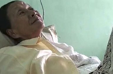 ထောင်ချခံထားရသည့် ကရင်ပြည်နယ် ဝန်ကြီးချုပ် ကျန်းမာရေး မကောင်း၍ ဆေးရုံပို့ရ   သတင်းနှင့် မီဒီယာ ကွန်ရက်။ ၂၀၂၆ ခုနှစ်၊  မေလ ၆ ရက်။   စစ်အုပ်စုက ထောင်ဒဏ် နှစ် ၄၀ ချမှတ်ထားသည့် ကရင်ပြည် ဝန်ကြီးချုပ် ဒေါ်နန်းခင်ထွေးမြင့်သည် ကျန်းမာရေး အခြေအနေ ဆိုးရွားလာသဖြင့် ပြီးခဲ့သည့် ဧပြီလကုန်ပိုင်းက ဘားအံဆေးရုံကြီးသို့ အရေးပေါ် ပို့ဆောင်ကုသခဲ့ရကြောင်း နီးစပ်သူများက ပြောသည်။   လာမည့် မေလ ၁၀ ရက်နေ့တွင် အသက် ၇၂ နှစ် ပြည့်တော့မည့် ဝန်ကြီးချုပ်သည် အာရုံကြောရောဂါ၊ ခဏ ခဏဖျားနာသည့် ဝေဒနာနှင့် အစာအိမ်၊ အူလမ်းကြောင်းဆိုင်ရာ ရောဂါများကြောင့် ဘားအံဆေးရုံကြီးတွင် ၅ ရက်ခန့် တက်ရောက်ကုသခဲ့ရခြင်း ဖြစ်သည်။   လက်ရှိတွင် ၎င်းအား ဘားအံအကျဉ်းထောင်သို့ ပြန်လည်ပို့ဆောင်ထားသော်လည်း ထောင်တွင်း၌ ဆေးကုသမှု များ ဆက်လက်ခံယူနေရဆဲ ဖြစ်သည်။   ကျန်းမာရေးအခြေအနေနှင့် ပတ်သက်၍ အကျဉ်းထောင်နှင့် နီးစပ်သူတစ်ဦးက “ထောင်ထဲမှာ ကျန်းမာရေး ခဏခဏ ဖောက်နေတာကို မိသားစုရော အားလုံးရောက စိုးရိမ်နေကြတာဗျ။ ဆေးရုံမှာတော့ ကုပြီး အခုက ထောင်ထဲ ပြန်ပို့လိုက်ပေမဲ့ အာရုံကြောရောဂါနဲ့ အစာအိမ်ဝေဒနာတွေက အမြဲတမ်း စောင့်ကြည့်ကုသဖို့ လိုနေတာဗျ” ဟု ပြောသည်။   ဒေါ်နန်းခင်ထွေးမြင့်သည် ၂၀၂၁ ခုနှစ် အာဏာသိမ်းသည့်နေ့ကတည်းက ဖမ်းဆီးခံခဲ့ရခြင်းဖြစ်ပြီး ၎င်းအား စစ်တပ်က အမှုပေါင်းများစွာဖြင့် စွပ်စွဲကာ စုစုပေါင်း ထောင်ဒဏ် အနှစ် ၈၀ အထိ ချမှတ်ခဲ့ခြင်း ဖြစ်သည်။   အဆိုပါ အမှုများတွင် ၂၀၂၁ ခုနှစ် ဩဂုတ်လ၌ နိုင်ငံတော် အကြည်ညိုပျက်အောင် လုပ်ဆောင်မှု ပုဒ်မ ၅၀၅-ခ ဖြင့် ထောင်ဒဏ် ၂ နှစ်၊ နိုဝင်ဘာလတွင် အဂတိလိုက်စားမှုဖြင့် ၇၅ နှစ်နှင့် ဒီဇင်ဘာလတွင် ရွေးကောက်ပွဲ မသမာမှု စွပ်စွဲချက်ဖြင့် ၃ နှစ်တို့ ပါဝင်သည်။   သို့သော်လည်း ၂၀၂၂ ခုနှစ် ဖေဖော်ဝါရီလ ၁၂ ရက်နေ့တွင် စစ်တပ်က ပြစ်ဒဏ်ထက်ဝက် လျှော့ပေါ့ပေးခဲ့သဖြင့် လက်ရှိတွင် ထောင်ဒဏ် နှစ် ၄၀ ကို ဆက်လက်ကျခံနေရခြင်း ဖြစ်သည်။   မိသားစုနှင့်နီးစပ်သူ တစ်ဦးက “အခုကတော့ ထောင်ထဲမှာပဲ ဆရာဝန်တွေက ဆက်ပြီး ကြည့်ပေးနေရတယ် ပေါ့နော်။ ခေါင်းမူးခေါင်းကိုက်တာအပြင် မကြာခဏလည်း ဖျားတတ်တော့ အပြင်ဆေးရုံမှာ သေချာ ထိထိ ရောက်ရောက် ကုသခွင့်ရစေချင်တာကတော့ အားလုံးရဲ့ ဆန္ဒပါပဲ” ဟု ပြောသည်။   ၎င်းသည် ဒေါ်အောင်ဆန်းစုကြည် ဦးဆောင်သည့် အစိုးရအဖွဲ့တွင် တစ်ဦးတည်းသော အမျိုးသမီးဝန်ကြီးချုပ် ဖြစ်သလို၊ အာဏာသိမ်းပြီးနောက်ပိုင်း စစ်တပ်၏ နည်းလမ်းပေါင်းစုံဖြင့် ဖိနှိပ်မှုများကိုလည်း ကြံ့ကြံ့ခံ ရင်ဆိုင်ခဲ့ သူတစ်ဦး ဖြစ်သည်။   လက်ရှိတွင် ဝန်ကြီးချုပ်အား သင့်တော်သည့် ဆေးဝါးကုသခွင့်ပေးရန်နှင့် အမြန်ဆုံးပြန်လွှတ်ပေးရန် မိသားစုဝင် များနှင့် နိုင်ငံတကာအဖွဲ့အစည်းအချို့က တောင်းဆိုထားသည်။   #ဒေါ်နန်းခင်ထွေးမြင့်