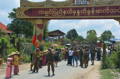မော်လူးသိမ်းထားသည့် စစ်တပ် မော်လူး နန့်စီအောင် လမ်းပိုင်း ထိန်းချုပ်ရန် ကြိုးပမ်း   သတင်းနှင့် မီဒီယာ ကွန်ရက်။ ၂၀၂၆ ခုနှစ်၊ မေလ ၇ ရက်။   တော်လှန်ရေး အင်အားစုများ နှစ်နှစ်ကျော်ကြာ စိုးမိုးထားသည့် မော်လူးမြို့ကို ပြန်လည်စီးနင်းလိုက်သော စစ်တပ် စစ်ကြောင်းသည် ကချင်ပြည်အစပ်ရှိ နန့်စီးအောင်မြို့အထိ ဆက်လက်ချီတက်ကာ ဗျူဟာကျသည့် မြစ်ကြီးနား-မန္တလေး လမ်းမကြီးကို ပြန်လည်ထိန်းချုပ်ရန် လုပ်ဆောင်လာကြောင်း စစ်ရေး သတင်းရင်းမြစ် များက ပြောသည်။   ပြီးခဲ့သည့် ဧပြီလ ၃၀ ရက်နေ့တွင် အင်းတော်မြို့ကို ပြန်လည်ဝင်ရောက်ခဲ့သည့် အဆိုပါစစ်ကြောင်းသည် မေလ ၅ ရက်နေ့ နံနက်ပိုင်းတွင် မော်လူးမြို့ကို ဝင်ရောက်စီးနင်းခဲ့ခြင်းဖြစ်သည်။   ထိုသို့စီးနင်းပြီးနောက် မော်လူးမြို့နှင့် ၆ မိုင်ခန့်အကွာရှိ ကချင်ပြည်၊ နန့်စီးအောင်မြို့သို့ ချက်ချင်းဆိုသလို ဆက်လက်ထွက်ခွာသွားခဲ့ရာ လက်ရှိတွင် ထိုဒေသရှိ စစ်တပ် လက်အောက်ခံ တပ်ဖွဲ့များနှင့် ပူးပေါင်းမိသွားပြီ ဖြစ်ကြောင်း ဒေသခံများက အတည်ပြုသည်။   မြေပြင်စစ်ရေးသတင်းရင်းမြစ်တစ်ဦးက “မနေ့က ရောက်သွားပြီပေါ့ နန့်စီးအောင်ဘက်ကို။ ကျနော်သတင်းရ တာကတော့ မနေ့ကရတာ။ မနေ့ကဘဲ ရောက်သွားတာပေါ့။ နန့်စီးအောင်စစ်ကောင်စီအဖွဲ့တွေနဲ့ ပူးပေါင်းသွား တာပေါ့” ဟု ပြောသည်။   မော်လူးမြို့သည် အင်းတော်မြို့နှင့် မိုင် ၂၀ ခန့်အကွာ မြစ်ကြီးနား-မန္တလေး လမ်းမကြီးပေါ်တွင် တည်ရှိပြီး စစ်ရေးအရ အလွန်ဗျူဟာကျသည့် မြို့ငယ်တစ်ခုဖြစ်သည်။   မော်လူးနှင့် နန့်စီးအောင် လမ်းပိုင်းကို စစ်တပ်က ပြန်လည် ခြေကုပ်ယူနိုင်ခြင်းသည် ရွှေဘို-မန္တလေး လမ်းပိုင်း တစ်ခုလုံးကို အပြည့်အဝ ပြန်လည်စိုးမိုးနိုင်ရန် ခြေလှမ်းပြင်လာခြင်းဖြစ်သည်ဟု စစ်ရေးနှင့် နိုင်ငံရေးလေ့လာသူ များက သုံးသပ်ကြသည်။   စစ်တပ်ကို ထောက်ခံသည့် တယ်လီဂရမ်ချန်နယ်လ်များတွင်မူ မော်လူး-နန့်စီးအောင် လမ်းပိုင်းကို ပြန်လည် ဖွင့်လှစ်နိုင်ရေးအတွက် နယ်မြေရှင်းလင်းရေးလုပ်ငန်းများကို အရှိန်မြှင့်လုပ်ဆောင်နေသည်ဟု ရေးသား ဖော်ပြနေကြသည်။   သို့သော် မြေပြင်တွင်မူ နှစ်နှစ်ကျော်ကြာ စိုးမိုးထားသည့် တော်လှန်ရေးအင်အားစုများနှင့် စစ်တပ်တို့အကြား စစ်ရေးတင်းမာမှုများ ဆက်လက်ရှိနေဆဲဖြစ်သည်။   #မော်လူးမြို့ #မော်လူးနန့်စီအောင်လမ်းပိုင်း