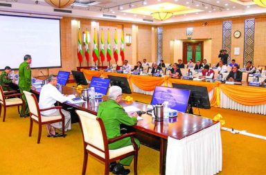 ငြိမ်းချမ်းရေး ဆွေးနွေးမှုအတွက် အချို့အဖွဲ့များနှင့် အလွတ်တွေ့ဆုံမှုများ စတင်   သတင်းနှင့် မီဒီယာ ကွန်ရက်။ ၂၀၂၆ ခုနှစ်၊ မေလ ၉ ရက်။   မြန်မာနိုင်ငံအနှံ့အပြားတွင် လေကြောင်းတိုက်ခိုက်မှုများနှင့် စစ်ရေးပဋိပက္ခများ ပြင်းထန်နေချိန်တွင် စစ်အုပ်စုက တိုင်းရင်းသား လက်နက်ကိုင်အဖွဲ့အစည်းများနှင့် ငြိမ်းချမ်းရေးဆွေးနွေးမှုများ ပြုလုပ်နိုင်ရန်အတွက် အလွတ် သဘော တွေ့ဆုံဆွေးနွေးမှုများကို စတင်လုပ်ဆောင်နေပြီ ဖြစ်သည်။   စစ်အုပ်စုသည် တစ်နိုင်ငံလုံး ပစ်ခတ်တိုက်ခိုက်မှုရပ်စဲရေး သဘောစာချုပ် (NCA) လက်မှတ်ရေးထိုးထားသည့် အဖွဲ့များ၊ လက်မှတ်မရေးထိုးထားသည့် အဖွဲ့များသာမက NCA လက်မှတ်ထိုးထားပြီး လက်ရှိတွင် ၎င်းတို့နှင့် တိုက်ပွဲဖြစ်ပွားနေသည့် အဖွဲ့များကိုပါ တွေ့ဆုံဆွေးနွေးရန် စာပို့ဖိတ်ခေါ်ထားခြင်း ဖြစ်သည်။   NCA အပစ်ရပ် ၇ ဖွဲ့၏ ငြိမ်းချမ်းရေးလုပ်ငန်းစဉ် ဦးဆောင်အဖွဲ့ (PPST) အဖွဲ့ဝင် ဗိုလ်မှူးကြီး ခွန်ဥက္ကာက စစ်အုပ်စု၏ ဖိတ်ခေါ်စာကို ဧပြီလ ၂၄ ရက်နေ့ကတည်းက ရရှိထားသည်ဟု အတည်ပြုသည်။   ၎င်းက “တစ်ဖွဲ့ချင်းကိုလည်း ဖိတ်တယ်၊ ၇ ဖွဲ့စုပေါင်းပြီးတော့ တစ်ပေါင်းတည်း ဖိတ်တယ်ဆိုတော့ သူက ပုံစံ ၂ မျိုးဖြစ်တယ်။ ဒါကြောင့် တစ်ဖွဲ့ချင်းကလည်းပဲ ကိုယ့်အခြေအနေပေးတဲ့အပေါ်မှာ သွားရောက်တွေ့ဆုံ ဆွေး နွေး၊ တစ်ဖက်ကလည်း တစ်စုတစ်စည်းတည်းလည်း သွားပေါ့လေ။ အဲဒီအတွက် ပြင်ဆင်ကြတာဖြစ်ပါတယ်” ဟု ပြောသည်။   ထို့ပြင် လက်ရှိတွင် စစ်အုပ်စုသည် တိုင်းရင်းသားလက်နက်ကိုင်အဖွဲ့အချို့နှင့် အလွတ်သဘောတွေ့ဆုံမှုများကို စတင်လုပ်ဆောင်နေပြီဟု ဆိုသည်။   ဗိုလ်မှူးကြီးခွန်ဥက္ကာက “စတွေ့နေပါပြီခင်ဗျာ။ တရားဝင်မပြောတာ ဆိုပေမယ့် အလွတ်သဘောလည်း ဖြစ်တာ ကိုး။ နောက် ပဏာမ ဖိတ်ခေါ်ချက်တွေ၊ ရှင်းလင်းချက်တွေ၊ ကမ်းလှမ်းချက်တွေ ဖြစ်နေတော့ တွေ့နေကြ ပါပြီ။ ကျနော်ကတော့ တွေ့ပြီးပြီခင်ဗျာ။ လွန်ခဲ့တဲ့ သုံးလေးရက်ကပဲ ကျနော်တို့ တွေ့ပါတယ်။ နောက်ပိုင်း ကျတော့ မော်လမြိုင်မှာ တောင်ပိုင်းအဖွဲ့တွေ တချို့နဲ့တွေ့လိမ့်မယ်။ အဲဒါပြီးရင်တော့ မြောက်ပိုင်းမှာ တချို့ အဖွဲ့တွေ တွေ့လိမ့်မယ်” ဟု လက်ရှိအခြေအနေကို ရှင်းပြသည်။   သို့သော်လည်း စစ်အုပ်စု၏ ဤဖိတ်ခေါ်မှုသည် မြေပြင်တွင် အရပ်သားများကို ပစ်မှတ်ထားတိုက်ခိုက်နေသည့် အခြေအနေများနှင့် များစွာကင်းကွာနေသည်ဟု ကရင်နီအမျိုးသားတိုးတက်ရေး ပါတီ (KNPP) အထွေထွေ အတွင်းရေးမှူး ဦးအောင်ဆန်းမြင့်က ပြောသည်။   “ငြိမ်းချမ်းရေးကို ခေါ်တယ်ပြောပြီးတော့မှ ဒီနေ့အချိန်အထိ ကျနော်တို့ ပြည်နယ်ထဲမှာ နောက်တစ်ခြား ဒေသတွေမှာ နေ့စဉ် လေယာဉ်နဲ့ ဗုံးကြဲ၊ ဒရုန်းနဲ့ပစ်၊ အမြောက်နဲ့ပစ် ဒါတွေကို မရပ်စဲဘဲနဲ့ ကျနော်တို့က ဘယ်လိုလုပ် စားပွဲပေါ်မှာ တင်ပြီးမှ နိုင်ငံရေး ဆွေးနွေးရမှာလဲ။ အပြောတစ်မျိုး အလုပ်တစ်မျိုးနဲ့ကတော့ ကျနော်တို့ အလုပ်မဖြစ်ဘူး။”   PPST ပြောရေးဆိုခွင့်ရှိသူ ဗိုလ်မှူးကြီးစောကျော်ညွှန့်ကလည်း ၎င်းတို့အနေဖြင့် ဖိတ်ခေါ်စာရရှိထားပြီး ဆွေးနွေးရန် ပြင်ဆင်နေသော်လည်း စစ်ရေးနှင့် နိုင်ငံရေးအခင်းအကျင်း ကွဲပြားနေသည့် စိန်ခေါ်မှုများစွာ ရှိနေသည်ဟု ပြောသည်။   ၎င်းက “ငြိမ်းချမ်းရေးအတွက် အာသီသရှိနေရက်သားနဲ့ ကျနော်တို့ရဲ့ လုပ်နည်းလုပ်ဟန်တွေ၊ ကျနော်တို့ သွားနည်းသွားဟန်က ကွဲပြားမှုရှိနေမယ်ဆိုတာ ဘယ်လိုမှ လွန်ဆန်လို့မရတဲ့ အရှိတရားပါ။ ဒါပေမဲ့ ကျနော် တို့အနေနဲ့ တတ်နိုင်တဲ့အဆင့်ကနေ စပြီးတော့ တစ်ဖြည်းဖြည်းပေါ့လေ သက်ဆိုင်သူတွေအားလုံးပါဝင်တဲ့ ငြိမ်းချမ်းရေးတွေ့ဆုံဆွေးနွေးပွဲ ဖြစ်မြောက်ဖို့ဆိုတာက အခက်အနေတွေ၊ စိန်ခေါ်မှုတွေ အများကြီးကြားကနေ ကျနော်တို့ ဆက်လက်ရုန်းကန် ကြိုးပမ်းရမယ့် လုပ်ငန်းတွေကလည်း တော်တော်လေး အများကြီးရှိတယ်” ဟု ပြောသည်။   စစ်အုပ်စုသည် အလွတ်သဘော တွေ့ဆုံမှုများကို ထိုင်းနိုင်ငံအပြင် ပြည်တွင်းရှိ မော်လမြိုင်၊ ကျိုင်းတုံနှင့် မိုင်းလားဒေသများတွင် ပြုလုပ်ရန် စီစဉ်နေပြီး အစုအဖွဲ့အားလုံးကို နေပြည်တော်၌ တွေ့ဆုံရန် ရည်ရွယ်ထား ဟု ဆိုသည်။   သို့သော်လည်း NCA လက်မှတ်မထိုးထားသည့် အဖွဲ့များနှင့် လက်ရှိ တိုက်ပွဲဖြစ်ပွားနေသည့် အဖွဲ့များအနေဖြင့် ဤဖိတ်ခေါ်စာကို လက်ခံရရှိခြင်း ရှိ၊ မရှိကိုမူ သတင်းနှင့်မီဒီယာ ကွန်ရက် ( NMG) သတင်းဌာန အနေဖြင့် သီးခြား အတည်မပြုနိုင်သေးပေ။   မြေပြင်တွင် လေကြောင်းဗုံးကြဲမှုများကြောင့် အရပ်သားသေဆုံးမှုများ မြင့်တက်နေချိန်တွင် စစ်အုပ်စု၏ ငြိမ်းချမ်းရေး ကမ်းလှမ်းမှုသည် နိုင်ငံရေးအရ အကျပ်အတည်းမှ လွတ်မြောက်ရန် ကြိုးပမ်းမှုတစ်ခုသာ ဖြစ်နိုင်သည်ဟု လေ့လာစောင့်ကြည့်သူများက သုံးသပ်မှုများ ရှိနေသည်။   ဓါတ်ပုံ - ပုံဟောင်း   #myanmarpacetalk #Paceprocess #ငြိမ်းချမ်းရေးဆွေးနွေးပွဲ #NCA #EAOs #EROs