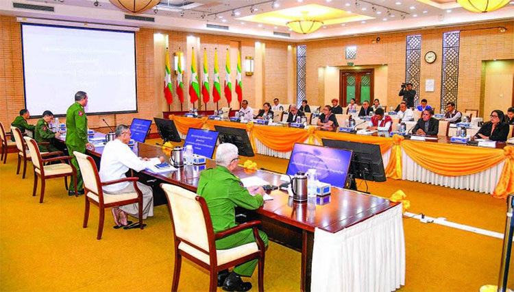 ငြိမ်းချမ်းရေး ဆွေးနွေးမှုအတွက် အချို့အဖွဲ့များနှင့် အလွတ်တွေ့ဆုံမှုများ စတင်   သတင်းနှင့် မီဒီယာ ကွန်ရက်။ ၂၀၂၆ ခုနှစ်၊ မေလ ၉ ရက်။   မြန်မာနိုင်ငံအနှံ့အပြားတွင် လေကြောင်းတိုက်ခိုက်မှုများနှင့် စစ်ရေးပဋိပက္ခများ ပြင်းထန်နေချိန်တွင် စစ်အုပ်စုက တိုင်းရင်းသား လက်နက်ကိုင်အဖွဲ့အစည်းများနှင့် ငြိမ်းချမ်းရေးဆွေးနွေးမှုများ ပြုလုပ်နိုင်ရန်အတွက် အလွတ် သဘော တွေ့ဆုံဆွေးနွေးမှုများကို စတင်လုပ်ဆောင်နေပြီ ဖြစ်သည်။   စစ်အုပ်စုသည် တစ်နိုင်ငံလုံး ပစ်ခတ်တိုက်ခိုက်မှုရပ်စဲရေး သဘောစာချုပ် (NCA) လက်မှတ်ရေးထိုးထားသည့် အဖွဲ့များ၊ လက်မှတ်မရေးထိုးထားသည့် အဖွဲ့များသာမက NCA လက်မှတ်ထိုးထားပြီး လက်ရှိတွင် ၎င်းတို့နှင့် တိုက်ပွဲဖြစ်ပွားနေသည့် အဖွဲ့များကိုပါ တွေ့ဆုံဆွေးနွေးရန် စာပို့ဖိတ်ခေါ်ထားခြင်း ဖြစ်သည်။   NCA အပစ်ရပ် ၇ ဖွဲ့၏ ငြိမ်းချမ်းရေးလုပ်ငန်းစဉ် ဦးဆောင်အဖွဲ့ (PPST) အဖွဲ့ဝင် ဗိုလ်မှူးကြီး ခွန်ဥက္ကာက စစ်အုပ်စု၏ ဖိတ်ခေါ်စာကို ဧပြီလ ၂၄ ရက်နေ့ကတည်းက ရရှိထားသည်ဟု အတည်ပြုသည်။   ၎င်းက “တစ်ဖွဲ့ချင်းကိုလည်း ဖိတ်တယ်၊ ၇ ဖွဲ့စုပေါင်းပြီးတော့ တစ်ပေါင်းတည်း ဖိတ်တယ်ဆိုတော့ သူက ပုံစံ ၂ မျိုးဖြစ်တယ်။ ဒါကြောင့် တစ်ဖွဲ့ချင်းကလည်းပဲ ကိုယ့်အခြေအနေပေးတဲ့အပေါ်မှာ သွားရောက်တွေ့ဆုံ ဆွေး နွေး၊ တစ်ဖက်ကလည်း တစ်စုတစ်စည်းတည်းလည်း သွားပေါ့လေ။ အဲဒီအတွက် ပြင်ဆင်ကြတာဖြစ်ပါတယ်” ဟု ပြောသည်။   ထို့ပြင် လက်ရှိတွင် စစ်အုပ်စုသည် တိုင်းရင်းသားလက်နက်ကိုင်အဖွဲ့အချို့နှင့် အလွတ်သဘောတွေ့ဆုံမှုများကို စတင်လုပ်ဆောင်နေပြီဟု ဆိုသည်။   ဗိုလ်မှူးကြီးခွန်ဥက္ကာက “စတွေ့နေပါပြီခင်ဗျာ။ တရားဝင်မပြောတာ ဆိုပေမယ့် အလွတ်သဘောလည်း ဖြစ်တာ ကိုး။ နောက် ပဏာမ ဖိတ်ခေါ်ချက်တွေ၊ ရှင်းလင်းချက်တွေ၊ ကမ်းလှမ်းချက်တွေ ဖြစ်နေတော့ တွေ့နေကြ ပါပြီ။ ကျနော်ကတော့ တွေ့ပြီးပြီခင်ဗျာ။ လွန်ခဲ့တဲ့ သုံးလေးရက်ကပဲ ကျနော်တို့ တွေ့ပါတယ်။ နောက်ပိုင်း ကျတော့ မော်လမြိုင်မှာ တောင်ပိုင်းအဖွဲ့တွေ တချို့နဲ့တွေ့လိမ့်မယ်။ အဲဒါပြီးရင်တော့ မြောက်ပိုင်းမှာ တချို့ အဖွဲ့တွေ တွေ့လိမ့်မယ်” ဟု လက်ရှိအခြေအနေကို ရှင်းပြသည်။   သို့သော်လည်း စစ်အုပ်စု၏ ဤဖိတ်ခေါ်မှုသည် မြေပြင်တွင် အရပ်သားများကို ပစ်မှတ်ထားတိုက်ခိုက်နေသည့် အခြေအနေများနှင့် များစွာကင်းကွာနေသည်ဟု ကရင်နီအမျိုးသားတိုးတက်ရေး ပါတီ (KNPP) အထွေထွေ အတွင်းရေးမှူး ဦးအောင်ဆန်းမြင့်က ပြောသည်။   “ငြိမ်းချမ်းရေးကို ခေါ်တယ်ပြောပြီးတော့မှ ဒီနေ့အချိန်အထိ ကျနော်တို့ ပြည်နယ်ထဲမှာ နောက်တစ်ခြား ဒေသတွေမှာ နေ့စဉ် လေယာဉ်နဲ့ ဗုံးကြဲ၊ ဒရုန်းနဲ့ပစ်၊ အမြောက်နဲ့ပစ် ဒါတွေကို မရပ်စဲဘဲနဲ့ ကျနော်တို့က ဘယ်လိုလုပ် စားပွဲပေါ်မှာ တင်ပြီးမှ နိုင်ငံရေး ဆွေးနွေးရမှာလဲ။ အပြောတစ်မျိုး အလုပ်တစ်မျိုးနဲ့ကတော့ ကျနော်တို့ အလုပ်မဖြစ်ဘူး။”   PPST ပြောရေးဆိုခွင့်ရှိသူ ဗိုလ်မှူးကြီးစောကျော်ညွှန့်ကလည်း ၎င်းတို့အနေဖြင့် ဖိတ်ခေါ်စာရရှိထားပြီး ဆွေးနွေးရန် ပြင်ဆင်နေသော်လည်း စစ်ရေးနှင့် နိုင်ငံရေးအခင်းအကျင်း ကွဲပြားနေသည့် စိန်ခေါ်မှုများစွာ ရှိနေသည်ဟု ပြောသည်။   ၎င်းက “ငြိမ်းချမ်းရေးအတွက် အာသီသရှိနေရက်သားနဲ့ ကျနော်တို့ရဲ့ လုပ်နည်းလုပ်ဟန်တွေ၊ ကျနော်တို့ သွားနည်းသွားဟန်က ကွဲပြားမှုရှိနေမယ်ဆိုတာ ဘယ်လိုမှ လွန်ဆန်လို့မရတဲ့ အရှိတရားပါ။ ဒါပေမဲ့ ကျနော် တို့အနေနဲ့ တတ်နိုင်တဲ့အဆင့်ကနေ စပြီးတော့ တစ်ဖြည်းဖြည်းပေါ့လေ သက်ဆိုင်သူတွေအားလုံးပါဝင်တဲ့ ငြိမ်းချမ်းရေးတွေ့ဆုံဆွေးနွေးပွဲ ဖြစ်မြောက်ဖို့ဆိုတာက အခက်အနေတွေ၊ စိန်ခေါ်မှုတွေ အများကြီးကြားကနေ ကျနော်တို့ ဆက်လက်ရုန်းကန် ကြိုးပမ်းရမယ့် လုပ်ငန်းတွေကလည်း တော်တော်လေး အများကြီးရှိတယ်” ဟု ပြောသည်။   စစ်အုပ်စုသည် အလွတ်သဘော တွေ့ဆုံမှုများကို ထိုင်းနိုင်ငံအပြင် ပြည်တွင်းရှိ မော်လမြိုင်၊ ကျိုင်းတုံနှင့် မိုင်းလားဒေသများတွင် ပြုလုပ်ရန် စီစဉ်နေပြီး အစုအဖွဲ့အားလုံးကို နေပြည်တော်၌ တွေ့ဆုံရန် ရည်ရွယ်ထား ဟု ဆိုသည်။   သို့သော်လည်း NCA လက်မှတ်မထိုးထားသည့် အဖွဲ့များနှင့် လက်ရှိ တိုက်ပွဲဖြစ်ပွားနေသည့် အဖွဲ့များအနေဖြင့် ဤဖိတ်ခေါ်စာကို လက်ခံရရှိခြင်း ရှိ၊ မရှိကိုမူ သတင်းနှင့်မီဒီယာ ကွန်ရက် ( NMG) သတင်းဌာန အနေဖြင့် သီးခြား အတည်မပြုနိုင်သေးပေ။   မြေပြင်တွင် လေကြောင်းဗုံးကြဲမှုများကြောင့် အရပ်သားသေဆုံးမှုများ မြင့်တက်နေချိန်တွင် စစ်အုပ်စု၏ ငြိမ်းချမ်းရေး ကမ်းလှမ်းမှုသည် နိုင်ငံရေးအရ အကျပ်အတည်းမှ လွတ်မြောက်ရန် ကြိုးပမ်းမှုတစ်ခုသာ ဖြစ်နိုင်သည်ဟု လေ့လာစောင့်ကြည့်သူများက သုံးသပ်မှုများ ရှိနေသည်။   ဓါတ်ပုံ - ပုံဟောင်း   #myanmarpacetalk #Paceprocess #ငြိမ်းချမ်းရေးဆွေးနွေးပွဲ #NCA #EAOs #EROs