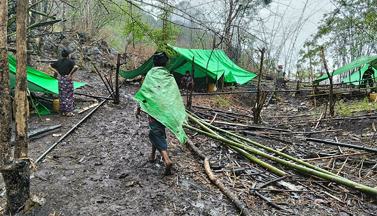 စစ်တပ်က ကရင်နီ စစ်ရှောင်စခန်းကို မီးရှို့   သတင်းနှင့်မီဒီယာ ကွန်ရက်။ ၂၀၂၆ ခုနှစ်၊ မေလ ၁၁ ရက်။   ကရင်နီပြည်၊ ဖရူဆိုမြို့နယ် အရှေ့ခြမ်းတွင် စစ်တပ် စစ်ကြောင်းက စစ်ရှောင်စခန်းကို မီးရှို့ဖျက်ဆီးခဲ့ရာ ဒေသခံ ၁,၀၀၀ ကျော် အရေးပေါ် ထွက်ပြေးတိမ်းရှောင်နေကြရသည်။   ဖရူဆိုမြို့နယ်အရှေ့ခြမ်းသို့ စစ်တပ် လက်အောက်ခံ တပ်များ စစ်ကြောင်းထိုးဝင်ရောက်လာပြီး စစ်ဘေးရှောင် စခန်းတစ်ခုကို မီးရှို့ဖျက်ဆီးခဲ့သဖြင့် ဒေသခံရွာသူရွာသား ၁,၀၀၀ ကျော်မှာ ဘေးလွတ်ရာ တောတောင်များ အတွင်းသို့ အရေးပေါ် ထွက်ပြေးတိမ်းရှောင်နေရကြောင်း အရေးပေါ်ကယ်ဆယ်ရေးအဖွဲ့ CTER-Karenni နှင့် ဒေသခံများက ပြောသည်။   စစ်ဘေးရှောင်တစ်ဦးက “စစ်တပ်က သေနတ်တွေ ပစ်ပြီး ဝင်လာတော့ အားလုံးက လန့်ပြီး ကိုယ်လွတ် ရုန်း ပြေးခဲ့ရတာ။ ပစ္စည်းယူချိန် မပြောနဲ့ ဘာမှကို မယူလိုက်ရဘူး။ ဘာပစ္စည်းမှ ယူချိန်ကို မရလိုက်ဘူး။ အချိန်မီ မပြေးနိုင်တဲ့သူတွေကိုလည်း ဖမ်းဆီးရိုက်နှက်တာတွေ ရှိတယ်” ဟု ပြောသည်။   ပြီးခဲ့သည့် ရက်အနည်းငယ်က ဒေသခံ ၂၀၀ ကျော် စစ်ဘေးရှောင်ခဲ့ရပြီးနောက်၊ ယခုမေလ ၁၁ ရက်နေ့တွင် နောက်ထပ်ဒေသခံ ၁,၀၀၀ ကျော်မှာလည်း စစ်ကြောင်းအန္တရာယ်ကြောင့် ထပ်မံထွက်ပြေးနေကြရခြင်း ဖြစ်သည်။   မေလ ၈ ရက်နေ့၊ မွန်းလွဲ ၂ နာရီဝန်းကျင်တွင် ဖရူဆိုမြို့နယ်ရှိ ဝှယ်ဒူးလျားစစ်ရှောင်စခန်းသို့ စစ်တပ်စစ်ကြောင်း က သေနတ်များပစ်ဖောက်ကာ ရုတ်တရက်ဝင်ရောက်စီးနင်းခဲ့ပြီး စစ်ရှောင်တဲအိမ်များနှင့် ယာဉ်များကို မီးရှို့ ဖျက်ဆီးခဲ့ခြင်းဖြစ်သည်။   အဆိုပါစခန်းတွင် အိမ်ခြေ ၆၈ အိမ်ရှိပြီး လူဦးရေ ၃၀၀ ကျော် ခိုလှုံနေခြင်းဖြစ်ကာ မီးရှို့မှုကြောင့် လူနေတဲအိမ် တစ်ဝက်နီးပါး ပြာကျပျက်စီးသွားခဲ့သည်။   ထို့ပြင် မေလ ၉ ရက်နေ့ ညနေပိုင်းတွင်လည်း ဖရူဆိုမြို့နယ်အခြေစိုက် အမှတ် (၁၄) တန်းမြင့် စစ်ရေးလေ့ကျင့် ရေး ကျောင်းမှနေ၍ ကျေးရွာများအတွင်းသို့ လက်နက်ကြီး ၉ လုံးခန့် ပစ်ခတ်ခဲ့ရာ အသက် ၉၀ အရွယ် အမျိုးသားတစ်ဦး ထိမှန်ဒဏ်ရာရရှိခဲ့သေးသည်။   လတ်တလောတွင် စစ်တပ် စစ်ကြောင်းများသည် ဖရူဆိုအရှေ့ခြမ်းရှိ ကျေးရွာများအနီးတွင် တပ်စွဲထားဆဲ ဖြစ် ပြီး အချို့သော ဒေသခံများမှာ ကျေးရွာများအတွင်း ပိတ်မိနေဆဲဖြစ်သည်ဟု CTER-Karenni အဖွဲ့က အသိပေး ထားသည်။   စစ်ရှောင်များကို အကူအညီပေးနေသူတစ်ဦးက “လက်ရှိမှာ စစ်ရှောင်တွေက တောတောင်တွေထဲမှာပဲ ယာယီ ခိုလှုံနေကြရတယ်။ နေရာထိုင်ခင်း အနည်းငယ်ရပေမယ့် စားနပ်ရိက္ခာကတော့ အရမ်းကို လိုအပ်နေပါတယ်။ လုံခြုံရေး အခြေအနေကြောင့် လူသားချင်းစာနာမှု အကူအညီတွေကလည်း အခုထိ သူတို့ဆီ မရောက်နိုင် သေး ဘူး။ ချိတ်ဆက်ပေးနေတုန်းပဲဗျ” ဟု ပြောသည်။   လက်ရှိတွင် လုံခြုံရေးစိုးရိမ်ရမှုကြောင့် စစ်ဘေးရှောင်ပြည်သူများထံသို့ လူသားချင်းစာနာမှုဆိုင်ရာ အကူအညီ များ ရောက်ရှိနိုင်ခြင်း မရှိသေးဘဲ အရေးပေါ်ရိက္ခာများ အထူးလိုအပ်နေသည်။   CTER အဖွဲ့က ထိခိုက်ခံရသည့်နယ်မြေများသို့ သွားရောက်ရန် ကြိုးပမ်းနေသော်လည်း အချို့နေရာများတွင် လမ်းကြောင်းများ ပိတ်ဆို့နေဆဲဖြစ်သည်ဟု မေလ ၁၁ ရက်နေ့တွင် ထုတ်ပြန်ထားသည်။။   ဖရူဆိုမြို့နယ်အတွင်း၌ ခမရ (၅၃၁)၊ ခမရ (၄၂၈) နှင့် အမှတ် (၁၄) စစ်လေ့ကျင့်ရေးကျောင်းတို့မှ တပ်ရင်းများက ယခုရက်ပိုင်းအတွင်း စစ်ကြောင်းထိုးမှုများ ခပ်စိပ်စိပ်လုပ်ဆောင်လာနေခြင်း ဖြစ်သည်ဟု ဒေသခံများနှင့် စစ်ရှောင်များက ပြောသည်။   ကရင်နီလူမှုအသင်းအဖွဲ့များ၏ စာရင်းအရ ပြည်နယ်အတွင်းရှိ လူဦးရေ ၄ သိန်းဝန်းကျင်အနက် ၃ သိန်းနီးပါးမှာ စစ်ဘေးရှောင်နေကြရပြီး စားနပ်ရိက္ခာနှင့် ဆေးဝါးများ အရေးပေါ်လိုအပ်လျက်ရှိသည်ဟု ဆိုသည်။   ဓါတ်ပုံ - CTER-Karenni   #KarenIDPs #ကရင်နီစစ်ရှောင်စခန်း #ဖရူဆိုမြို့နယ်