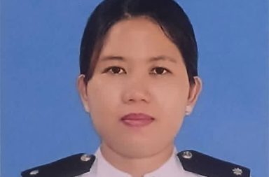 ဒု လဝက မှူးကို ပကဖများ ဖမ်းဆီး   သတင်းနှင့် မီဒီယာ ကွန်ရက်။ ၂၀၂၆ ခုနှစ်၊ မေလ ၁၃ ရက်။   တနင်္သာရီတိုင်းဒေသကြီး၊ ထားဝယ်ခရိုင်၊ သရက်ချောင်းမြို့နယ်ရှိ လူဝင်မှုကြီးကြပ်ရေးဦးစီးဌာနမှ ဒုလဝကမှူး အမျိုးသမီးတစ်ဦးကို ပြည်သူ့ကာကွယ်ရေးတပ်ဖွဲ့က ဖမ်းဆီးလိုက်သည်။   ပြီးခဲ့သည့် မေလ ၁၀ ရက်နေ့ နံနက်ပိုင်းက သရက်ချောင်းမြို့မှ ထားဝယ်မြို့သို့ ဆိုင်ကယ်ဖြင့် ထွက်ခွာလာသည့် ဒုလဝကမှူး ဒေါ်မေဂျာသော်ကို ရန်တောင်ကျေးရွာနှင့် ညောင်ဇင်ကျေးရွာအကြားရှိ တောက်ထိန်တောင်ဘုရား အနီး၌ ပြည်သူ့ကာကွယ်ရေးတပ်မတော် PDF ဗျူဟာ ၃၃-၃၄ အဖွဲ့က ဖမ်းဆီးခဲ့ခြင်း ဖြစ်သည်။   အဆိုပါ ဖမ်းဆီးမှုနှင့် ပတ်သက်၍ PDF ဗျူဟာ ၃၃-၃၄ ၏ တာဝန်ရှိသူတစ်ဦးက “သရက်ချောင်းမြို့နယ် လူဝင်မှုကြီးကြပ်ရေးဦးစီးဌာနက ဒုလဝကမှူးတစ်ဦးကို မြိတ်-ထားဝယ်ကားလမ်းပေါ်မှာ ဖမ်းဆီးရမိခဲ့တာ မှန်ပါတယ်” ဟု အတည်ပြု ပြောသည်။   အသက် ၄၀ ဝန်းကျင်အရွယ်ရှိ ဒေါ်မေဂျာသော်သည် သရက်ချောင်းမြို့နယ် လဝကရုံးတွင် တာဝန်ထမ်းဆောင် နေသူဖြစ်ပြီး သူမ၏ အမျိုးသားဖြစ်သူမှာလည်း တိုင်းလဝကရုံးတွင် တာဝန်ထမ်းဆောင်နေသည့် Non-CDM ဝန်ထမ်းတစ်ဦးဖြစ်ကြောင်း နီးစပ်သူများက ပြောသည်။   ၎င်းသည် ဖခင်ဖြစ်သူ ကျန်းမာရေးမကောင်းသဖြင့် ဆေးဝါးဝယ်ယူရန် ထားဝယ်မြို့သို့ သွားရောက်စဉ် လမ်းခရီး ၌ ဖမ်းဆီးခံခဲ့ရခြင်းဖြစ်ကြောင်း နီးစပ်သူတစ်ဦးက ဆိုသည်။   ၎င်းနီးစပ်သူက “ဒေါ်မေဂျာသော်ရဲ့ဖခင်ဖြစ်သူ ဦးသောင်းမြင့် ကျန်းမာရေးမကောင်းတာကြောင့် ဆေးဝါး ဝယ် ယူဖို့ ထားဝယ်ကို ဆိုင်ကယ်နဲ့သွားတာ လမ်းမှာအဖမ်းခံရတာ။ ညနေ ၃ နာရီလောက်မှ အဖမ်းခံရတာကို သိရ တယ်” ဟု ပြောသည်။   မြိတ်-ထားဝယ် ကားလမ်းတစ်လျှောက်တွင် ယခုကဲ့သို့ Non-CDM ဝန်ထမ်းများ မကြာခဏ ဖမ်းဆီးခံရလေ့ ရှိပြီး အချို့မှာ စစ်ဆေးမေးမြန်းပြီးနောက် ပြန်လည်လွတ်မြောက်လာလေ့ရှိသော်လည်း၊ ဒေါ်မေဂျာသော်၏ လက်ရှိအခြေအနေနှင့် ပတ်သက်၍မူ သက်ဆိုင်ရာ တော်လှန်ရေးအင်အားစုများဘက်က တစ်စုံတစ်ရာ ထုတ်ပြန် ခြင်း မရှိသေးပေ။   #ပကဖ #လူဝင်မှုကြီးကြပ်ရေးဦးစီးဌာန