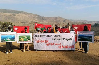 မြစ်ဆုံစီမံကိန်း ပြန်လည် စတင်ခြင်းသည် ဒေသခံများ အတွက် အကျိုး မဖြစ်နိုင်   သတင်းနှင့် မီဒီယာ ကွန်ရက်။ ၂၀၂၆ ခုနှစ်၊ မေလ ၁၃ ရက်။   မြစ်ဆုံစီမံကိန်း ပြန်လည်စတင်ခြင်းသည် ငြိမ်းချမ်းရေးနှင့် ပိုမို အလှမ်းဝေး သွားစေမည်ဖြစ်သည့်အပြင် ဒေသခံများအတွက် အကျိုးဖြစ်မည်မဟုတ်သည့် အတွက် စီမံကိန်းကို လုံးဝဖျက်သိမ်းရန် ကချင်ဒေသခံများနှင့် အရပ်ဘက်အဖွဲ့အစည်းများက တောင်းဆိုထားသည်။   မြန်မာနိုင်ငံတစ်ဝန်း စစ်ပဋိပက္ခများ ပြင်းထန်နေသည့်ကာလအတွင်း ဧရာဝတီမြစ်ဆုံရေကာတာ စီမံကိန်းကို အတင်းအဓမ္မ ပြန်လည် အကောင်အထည်ဖော်ရန် ကြိုးပမ်းခြင်းသည် ငြိမ်းချမ်းရေးနှင့် ပိုမိုအလှမ်းဝေးသွား စေမည်ဟု ကချင် ဒေသခံများက ပြောသည်။   ၂၀၁၁ ခုနှစ်ကတည်းက ရပ်ဆိုင်းထားသည့် အဆိုပါစီမံကိန်းကို ပြန်လည်စတင်နိုင်ရေးအတွက် စစ်အုပ်စုက ကော်မရှင်ဖွဲ့စည်းကာ ဒေသတွင်း၌ စည်းရုံးရေးဆင်းနေမှုများအပေါ် ကချင်အရပ်ဘက်အဖွဲ့အစည်း ၄၉ ဖွဲ့က မေလ ၅ ရက်နေ့တွင် ထုတ်ပြန်ချက်တစ်စောင် ထုတ်ပြန်ကာ ကန့်ကွက်ခဲ့သည်။   ထုတ်ပြန်ချက်၏ ပြောရေးဆိုခွင့်ရှိသူ ဆိုင်းမိုင်က “ဒီလိုမျိုး ရင်းနှီးမြှုပ်နှံမှု အကြီးစားစီမံကိန်းတွေ သူတို့ လုပ်နေမယ်ဆိုရင် ငြိမ်းချမ်းရေး ဆွေးနွေးမှုစကားဝိုင်း၊ နိုင်ငံရေး ဆွေးနွေးမှုစကားဝိုင်းက ပိုပြီးတော့ အလှမ်း ဝေးသွားမှာ ဖြစ်တယ်။ ပြည်သူကို မျက်နှာမူတဲ့ အစိုးရတစ်ရပ်ဆိုရင် ငြိမ်းချမ်းရေးနဲ့ နိုင်ငံရေး ဆွေးနွေးမှုကိုပဲ ဦးစားပေးအနေနဲ့ လုပ်ဆောင်မှာ ဖြစ်တယ်။ ဒီလိုမတည်မငြိမ်မှုကို အခြေခံပြီးတော့ ဒီလိုအကြီးစား ရင်းနှီး မြှုပ်နှံမှုတွေကို အတင်းအဓမ္မ လုပ်ဆောင်သွားမယ်ဆိုရင် အဲဒီအတွက် ပဋိပက္ခ ပိုပြီးဖြစ်လာစေနိုင်မှာ ဖြစ်ပါ တယ်” ဟု ပြောသည်။   စီမံကိန်းကြောင့် အလုပ်အကိုင် အခွင့်အလမ်းများ ရရှိမည်ဟု စည်းရုံးပြောဆိုနေမှုများနှင့် ပတ်သက်၍လည်း ဆိုင်းမိုင်က ယခုကဲ့သို့ ဆက်ပြောသည်။   “စီမံကိန်းရဲ့ အကျိုးအမြတ် ပြည်သူတွေ မြင်ရမယ် အလုပ်အကိုင်ရမယ် ပြောတာ အခု ဒီ Suspension ပေါ့ နော်။ ရပ်ဆိုင်းမထားခင် ကတည်းက နေပြီးတော့ သူတို့ရဲ့ ဆောက်လုပ်ရေး ကုမ္ပဏီကို တရုတ်ပြည်သူတွေပဲ ခေါ်လာတယ်။ ထမင်းချက်ကအစ သူတို့နိုင်ငံကပဲ ခေါ်လာတာ။ ကိုယ့်နိုင်ငံက လူဆိုလို့ တကယ့် အလုပ်ကြမ်း လောက်ပဲ သူတို့ ခန့်ထားတာတွေ တွေ့ရတယ်။ ဒေသခံတွေဆို အနားကပ်လို့တောင် မရဘူး။ ဂိတ်တွေနဲ့ အလီလီ ချထားတယ်။ ဆိုတော့ ဒီလိုမျိုးနေရာမှာ ဘာမျှော်လင့်နေလဲ။”   ထို့ပြင် စီမံကိန်းမှ ရရှိမည့် အကျိုးအမြတ်များသည် တရုတ်နိုင်ငံသို့ အကြွေးဆပ်ရန်နှင့် စစ်လက်နက်ပစ္စည်း ဝယ်ယူရေးအတွက်သာ ဖြစ်နိုင်ကြောင်းနှင့် လက်ရှိတွင်လည်း မြစ်ဆုံအနီးတဝိုက်၌ ရွှေတူးဖော်မှုများကြောင့် သဘာဝပတ်ဝန်းကျင် ပျက်စီးမှုများ ကြုံတွေ့နေရကြောင်း ကချင်အရပ်ဘက် အဖွဲ့အစည်းများက ထောက်ပြ ထားသည်။   ကချင်လူ့အခွင့်အရေး စောင့်ကြည့်ရေးအဖွဲ့ (KHRW) မှ ဂျေကော့ကလည်း “နိုင်ငံတကာကို တောင်းဆိုချင်တာ က ပြည်သူလူထုနဲ့အတူ ရပ်တည်ပေးဖို့ တောင်းဆိုချင်ပါတယ်။ နောက်တစ်ခုကတော့ တရုတ်အစိုးရရော ပြည်သူလူထုရဲ့ အသံကို နားထောင်ပေးဖို့ တောင်းဆိုချင်ပါတယ်။ အခုလိုမျိုး အန္တရာယ်ကြီးမားတဲ့ စီမံကိန်းကို အမြန်ဆုံး ရပ်တန့်ပေးဖို့ ကျနော်တို့အနေနဲ့ တောင်းဆိုချင်ပါတယ်” ဟု တိုက်တွန်းထားသည်။   တရုတ်အစိုးရပိုင် ကုမ္ပဏီ (SPIC-YN) အနေဖြင့် ပြည်သူလူထု၏ ဆန္ဒကို လေးစားရန်နှင့် မည်သည့် အစိုးရ လက်ထက်တွင်မဆို ပြည်သူ့သဘောထား မပါသည့် ဖွံ့ဖြိုးရေး အမည်ခံ ရင်းနှီးမြှုပ်နှံမှုများကို အတင်းအဓမ္မ လုပ်ဆောင်ခြင်းမပြုရန် အရပ်ဘက်အဖွဲ့အစည်းများက စုပေါင်းတောင်းဆိုထားကြသည်။   #မြစ်ဆုံရေအားလျှပ်စစစ်စီမံကိန်း #မြစ်ဆုံရေကာတာ  