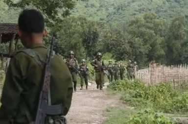 ကချင်ပြည်သို့ ကုန်းလမ်းပေါက်ရန် စစ်တပ် အင်အားအလုံးအရင်းဖြင့် စစ်ကြောင်းထိုး   သတင်းနှင့် မီဒီယာ ကွန်ရက်။ ၂၀၂၆ ခုနှစ်၊ မေလ ၁၄ ရက်။   ရှမ်းပြည်မြောက်ပိုင်း မိုးမိတ်မြို့နယ်မှတစ်ဆင့် မဘိမ်း-ငါးအိုးဘက်သို့ စစ်ကြောင်းထိုးကာ ကချင်ပြည်အတွင်းသို့ ကုန်းလမ်းဖြင့် ဝင်ရောက်နိုင်ရန် စစ်တပ်က အင်အားအလုံးအရင်းဖြင့် စစ်ရေးပြင်ဆင်နေမှုကြောင့် နှစ်ဖက် စစ်ရေး တင်းမာမှုနှင့် တိုက်ပွဲများ ပိုမိုပြင်းထန်လာနေသည်ဟု တော်လှန်ရေးပူးပေါင်းတပ်ဖွဲ့များက ပြောသည်။   ပြီးခဲ့သည့် မေလဆန်းပိုင်းမှ စတင်ကာ မန္တလေးမြို့ဘက်မှ မိုးမိတ်မြို့ဘက်သို့ စစ်တပ်၏ စစ်ကားယာဉ်တန်းများ အင်အားအလုံးအရင်းဖြင့် ဆက်တိုက်တက်လာခဲ့ခြင်းဖြစ်ပြီး၊ လက်ရှိတွင် စစ်တပ်က မိုးမိတ်နှင့် မဘိမ်းမြို့ ကြား ရှိ ကျေးရွာများမှ ဒေသခံ ပြည်သူများကို နေအိမ်များမှ အတင်းအဓမ္မ ထပ်မံရွှေ့ပြောင်းခိုင်းထားကြောင်း ဆို သည်။   စစ်တပ်သည် မိုးမိတ်မှ မဘိမ်း-ငါးအိုး လမ်းကြောင်းအတိုင်း ကချင်ပြည်အတွင်းသို့ မြေပြင်စစ်ကြောင်း ပေါက် ထွက်နိုင်ရန် စစ်ရေးဗျူဟာချ၍ ထိုးစစ်ဆင်ရန် ကြိုးပမ်းနေခြင်းဖြစ်ကြောင်း တော်လှန်ရေးတပ်ဖွဲ့များက သုံးသပ် ထားသည်။   မိုးမိတ်နှင့် မဘိမ်းကြား စစ်ကောင်စီတပ်၏ လှုပ်ရှားမှုနှင့်ပတ်သက်၍ ဒေသခံ သတင်းရင်းမြစ်တစ်ဦးက “မန္တလေးက တက်လာတဲ့ စစ်တပ်ယာဉ်တန်းတွေ မိုးမိတ်ထဲ ရောက်လာကတည်းက မြေပြင်က တော်တော်လေး လှုပ်ခတ်သွားတာ။ အခုဆို မိုးမိတ်နဲ့ မဘိမ်းကြားက ရွာတွေကို စစ်တပ်က အတင်းအဓမ္မ ရွှေ့ခိုင်းနေပြီ။ သူတို့ က ကချင်ပြည်ဘက်ကို စစ်ကြောင်းပေါက်အောင် သွားချင်လို့ လမ်းကြောင်းရှင်းတဲ့ သဘောပဲ။ ရွာသားတွေ လည်း ပြေးနေကြရတယ်” ဟု ပြောသည်။     ပြီးခဲ့သည့်ရက်ပိုင်းကလည်း ငါးအိုးကျေးရွာဘက်မှ ထွက်ခွာလာသည့် စစ်တပ် စစ်ကြောင်းကို ကချင်လွတ်လပ် ရေး တပ်မတော် (KIA) ၊ ပြည်သူ့ကာကွယ်ရေး တပ်မတော် (PDF) နှင့် ကျောင်းသားတပ်မတော် (ABSDF) ပူးပေါင်းတပ်ဖွဲ့များက လမ်းခရီးတွင် ကြားဖြတ်တိုက်ခိုက်ခဲ့သဖြင့် စစ်တပ်ဘက်က အထိနာကာ ပြန်လည် ဆုတ် ခွာသွားခဲ့ရသည့် ဖြစ်စဉ်ရှိခဲ့သည်။   ဒေသတွင်း တော်လှန်ရေးတပ်ဖွဲ့မှ ရဲဘော်တစ်ဦးက “လမ်းပိုင်းအများစုကို ကျနော်တို့ဘက်က ထိန်းချုပ်ထား တော့ သူတို့ မြေပြင်စစ်ကြောင်း ထိုးဖို့ တော်တော်ရုန်းကန်နေရတယ်။ ဒါပေမဲ့ ရွှေကူနဲ့ ဗန်းမော်ဘက်ကို လမ်းပွင့်ဖို့ သူတို့ အသေအလဲ ကြိုးစားလာနိုင်တာမို့ စစ်ရေးအရ အနီးကပ် စောင့်ကြည့်ပိတ်ဆို့ထားပါတယ်။ ပြည်သူတွေအနေနဲ့လည်း စစ်ရေးသတိ အမြဲရှိနေဖို့ လိုပါတယ်” ဟု ပြောသည်။   စစ်တပ်သည် ဗန်းမော်နှင့် ရွှေကူမြို့နယ်ဘက်သို့ ကုန်းလမ်းပေါက်ရန် ဆက်လက် ကြိုးပမ်းနေဆဲ ဖြစ်ရာ တော် လှန်ရေး ပူးပေါင်းတပ်ဖွဲ့များဘက်ကလည်း ၎င်းတို့၏ စစ်ကြောင်းများကို အနီးကပ်စောင့်ကြည့်ကာ လမ်း ကြောင်းများကို ပိတ်ဆို့ထားသည့် အနေအထားတွင် ရှိနေသည်။   လက်ရှိတွင် မြစ်ကြီးနား - ဗန်းမော် - မန္တလေး လမ်းပိုင်းတစ်လျှောက်နှင့် ရွှေလီမြစ်ဝှမ်းဒေသများကို တော် လှန်ရေး ပူးပေါင်းတပ်ဖွဲ့များက စိုးမိုးထိန်းချုပ်ထားသဖြင့် စစ်တပ်စစ်ကြောင်းများ လှုပ်ရှားရန် ခက်ခဲနေသည်။   တိုက်ပွဲများ အချိန်မရွေး ပိုမိုပြင်းထန်လာနိုင်သည့် အခြေအနေကြောင့် ဒေသခံပြည်သူများအနေဖြင့် ဘေးလွတ် ရာသို့ ကြိုတင်ရှောင်တိမ်းကြရန် KIA ဘက်က သတိပေးနှိုးဆော်ထားသည်။   ဓါတ်ပုံ - ပုံဟောင်း   #ကချင်ပြည်နယ်  