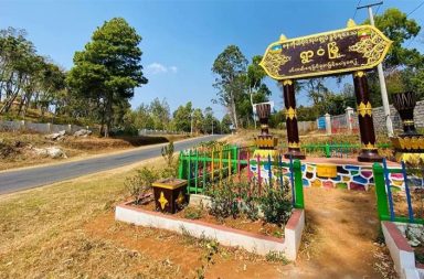 ရွာငံမြို့မရဲစခန်းမှ သက်ငယ်မုဒိန်းမှုတရားခံ လက်ထိပ်ခတ်လျက် ထွက်ပြေးလွတ်မြောက်   သတင်းနှင့် မီဒီယာ ကွန်ရက်။ ၂၀၂၆ ခုနှစ်၊ မေလ ၁၄ ရက်။   ရှမ်းပြည်တောင်ပိုင်း၊ ရွာငံမြို့မရဲစခန်းတွင် သက်ငယ်မုဒိန်းမှုဖြင့် ဖမ်းဆီးစစ်ဆေးခံနေရသည့် တရားခံတစ်ဦး သည် ရဲတပ်ဖွဲ့ဝင်များ၏ ပေါ့ဆမှုကြောင့် လက်ထိပ်ခတ်လျက်အတိုင်း စခန်းအတွင်းမှ ထွက်ပြေး လွတ်မြောက် သွားသဖြင့် ၎င်းအား ပြန်လည်ဖမ်းဆီးနိုင်ရေးအတွက် လိုက်လံရှာဖွေနေရဆဲဖြစ်ကြောင်း နစ်နာသူမိသားစုနှင့် အမှုလိုက်ပါဆောင်ရွက်ပေးနေသူများက ပြောသည်။   ဖြစ်စဉ်မှာ ရွာငံမြို့နယ်၊ တပင်ပျော်ကျေးရွာတွင် ပြီးခဲ့သည့် မေလ ၇ ရက်နေ့က အသက် ၁၄ နှစ်အရွယ် အမျိုး သမီးငယ် တစ်ဦးအား တစ်ရွာတည်းသားဖြစ်သူ အသက် ၄၀ အရွယ် မောင်တူးဆိုသူက ရိုက်နှက် အဓမ္မပြုကျင့် ခဲ့ခြင်း ဖြစ်သည်။   အဆိုပါကျူးလွန်သူကို မေလ ၉ ရက်နေ့တွင် ရဲတပ်ဖွဲ့က ဖမ်းဆီးရမိခဲ့သော်လည်း စခန်း၌ စစ်ချက်ယူနေစဉ် အတွင်း ထွက်ပြေးလွတ်မြောက်သွားခဲ့ခြင်း ဖြစ်သည်။   နစ်နာသူနှင့် နီးစပ်သူတစ်ဦးက “ရဲတွေစစ်ပြီးတော့ ဆရာမတွေ စစ်ခါနီးအချိန် ပြေးသွားတာ။ သူတို့ တစ်ညလုံး ဝိုင်းရှာကြတာပဲ။ တွေ့မှမတွေ့တာ။ မိသားစုဝင်ဖက်ကတော့ ရဲကိုပဲ အပစ်တင်နေကြတယ်။ ရဲကလည်း တော်တော်ပေါ့ဆတာ။ ဂိတ်တွေပိတ်ခိုင်းထားတယ်လို့ ပြောတယ်” ဟု ပြောသည်။   လက်ရှိတွင် အဆိုပါ ထွက်ပြေးလွတ်မြောက်နေသူ မောင်တူးကို ရွာငံမြို့မရဲစခန်းတွင် (ပ)၆၇/ ၂၀၂၆၊ ရာဇသတ် ကြီး ဥပဒေပုဒ်မ ၃၂၃ (နာကျင်အောင်ပြုလုပ်မှု) ၊ ပုဒ်မ ၃၇၆ (မုဒိန်းမှု) တို့ဖြင့် အမှုဖွင့်လှစ်ထားကြောင်း အမှု လိုက်ပါဆောင်ရွက်နေသူများက အတည်ပြုသည်။   တစ်ဖက်တွင်လည်း အသက်မပြည့်သေးဘဲ အဓမ္မပြုကျင့်ခံခဲ့ရသည့် အမျိုးသမီးငယ်မှာ ရိုက်နှက်ခံရသည့် ဒဏ်ရာများ သက်သာလာသော်လည်း ပတ်ဝန်းကျင်၏ ရှုံ့ချမှုများကြောင့် စိတ်ပိုင်းဆိုင်ရာ ပြင်းထန်စွာ ထိခိုက် ဒဏ်ရာရရှိနေပြီး စိတ်ပိုင်းဆိုင်ရာ ပြန်လည်ကုစားခြင်း (Counseling) ဆောင်ရွက်ပေးမည့် အဖွဲ့အစည်းများ အရေးပေါ်လိုအပ်နေကြောင်း ဆိုသည်။   အမှုလိုက်ပါဆောင်ရွက်ပေးနေသည့် လူမှုရေးတက်ကြွလှုပ်ရှားသူတစ်ဦးက နစ်နာသူ၏ လက်ရှိအခြေအနေကို ယခုကဲ့သို့ ရှင်းပြသည်။   “အရိုက်ခံရတဲ့ ဒဏ်ရာပြောရမလား အညိုအမဲစွဲတာတွေတော့ ပျောက်သွားပြီ။ စိတ်ကတော့ လုံးဝမရသေး ဘူး။ တော်တော်အချိန်ယူရဦးမှာ။ လောလောဆယ်တော့ မီဒီယာတွေ မဖြေနိုင်လောက်သေးဘူး။”   စစ်အာဏာသိမ်းပြီးနောက်ပိုင်း ရွာငံမြို့နယ်အတွင်း ဓနုအမျိုးသားလွတ်မြောက်ရေးတပ်မတော် (DPLA)၊ ဓနု ပြည်နယ် အမျိုးသား ကာကွယ်ရေးတပ်ဦး (DSNA) ကဲ့သို့သော တော်လှန်ရေးအဖွဲ့များသာမက စစ်တပ်နှင့် ၎င်းတို့လက်အောက်ခံ ပအိုဝ်းပြည်သူ့စစ် (PNA)၊ ပျူစောထီအဖွဲ့များအပြင် RCSS နှင့် SSPP တို့ပါ ရံဖန်ရံခါ လှုပ်ရှားသွားလာလျက်ရှိသည်။   အဆိုပါ နယ်မြေမတည်ငြိမ်မှုနှင့် ရှုပ်ထွေးသည့် စစ်ရေးအခင်းအကျင်းကို အခွင့်ကောင်းယူကာ အပြန်အလှန် လုပ်ကြံသတ်ဖြတ်မှုများနှင့် ပြန်ပေးဆွဲမှုများ နေ့စဉ်နှင့်အမျှ ဖြစ်ပွားနေသည့် ရွာငံဒေသတွင် ယခုကဲ့သို့ အဆိုးရွားဆုံး လူမှုရေးရာရာဇဝတ်မှု ကျူးလွန်သူပါ စနစ်တကျ ထိန်းသိမ်းနိုင်ခြင်းမရှိဘဲ လွတ်မြောက်သွားခြင်း အပေါ် ဒေသခံများအကြား တရားဥပဒေစိုးမိုးရေးအတွက် ပိုမိုစိုးရိမ်ပူပန်နေကြသည်။ #သက်ငယ်မုဒိမ်း #ရွာငံ