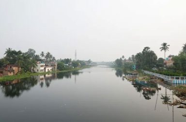 အိန္ဒိယ အစိုးရရဲ့ မြွေဆိုး၊ မိချောင်း နယ်ခြား တံတိုင်းသစ်   သတင်းနှင့် မီဒီယာ ကွန်ရက်။ ၂၀၂၆ ခုနှစ်၊ မေလ ၆ ရက်။   အိန္ဒိယအစိုးရဟာ ဘင်္ဂလားဒေ့ရှ်နယ်စပ်က တရားမဝင် ဝင်ရောက်မှုတွေကို တားဆီးဖို့အတွက် ထူးဆန်းအံ့သြဖွယ်ကောင်းတဲ့ နည်းလမ်းသစ်တစ်ခုကို စတင်ဖို့ ကြံစည်နေပါတယ်။   အဲဒါကတော့ နယ်စပ်ခြံစည်းရိုး ခတ်ဖို့ခက်တဲ့ နေရာတွေမှာ အဆိပ်ပြင်းမြွေတွေနဲ့ ဗိုက်ဆာနေတဲ့ မိကျောင်းကြီးတွေကို အစောင့်အရှောက်အဖြစ် အသုံးပြုဖို့ပဲ ဖြစ်ပါတယ်။   အိန္ဒိယနဲ့ ဘင်္ဂလားဒေ့ရှ် နယ်စပ်ဟာ ကီလိုမီတာ ၄,၀၀၀ ကျော် ရှည်လျားပါတယ်။   အဲဒီထဲမှာ တောင်ကုန်းတွေ၊ ရွှံ့နွံတောတွေနဲ့ မြစ်ချောင်းတွေ အရမ်းများတဲ့အတွက် သံဆူးကြိုးခတ်ဖို့ မဖြစ်နိုင်တဲ့ နေရာလပ်တွေ ရှိနေပါတယ်။   အဲဒီနေရာတွေမှာ လူတွေအစောင့်ချမယ့်အစား သားရဲတိရစ္ဆာန်တွေကို 'သဘာဝခြံစည်းရိုး' အဖြစ် ချထားဖို့ အိန္ဒိယနယ်ခြားစောင့်တပ် (BSF) က ညွှန်ကြားချက် ထုတ်ပြန်လိုက်တာပါ။   ဒါပေမဲ့ ဒီအစီအစဉ်အပေါ် လူ့အခွင့်အရေး တက်ကြွလှုပ်ရှားသူတွေကတော့ အပြင်းအထန် ဝေဖန်နေကြပါတယ်။ '   မြွေနဲ့ မိကျောင်းဆိုတာ ဘယ်သူက အိန္ဒိယနိုင်ငံသား၊ ဘယ်သူက တရားမဝင် ဝင်ရောက်သူဆိုတာကို ခွဲခြားနိုင်မှာ မဟုတ်ဘူး' လို့ သူတို့က ထောက်ပြကြပါတယ်။   ဒါကြောင့် ဒီလုပ်ရပ်ဟာ လူသားမဆန်ရုံတင်မကဘဲ အနီးနားက ဒေသခံတွေအတွက်ပါ အသက်အန္တရာယ် အရမ်းရှိတယ်လို့ ထောက်ပြကြပါတယ်။   တိရစ္ဆာန် ထိန်းသိမ်းရေးသမားတွေဘက်ကလည်း ဒါဟာ ဂေဟစနစ်ကို ဖျက်ဆီးရာရောက်တယ်လို့ သတိပေးနေပါတယ်။   တကယ်လို့ ရေကြီးလို့ ဒီအဆိပ်ပြင်းမြွေတွေဟာ လူနေရပ်ကွက်တွေထဲ ရောက်သွားရင် ဘာဖြစ်မလဲ ဆိုတာလည်း မတွေးဝံ့စရာ အခြေအနေပဲ ဖြစ်ပါတယ်။   #အိန္ဒိယဘင်္ဂလားဒေ့ရ်နယ်စပ်ဖြတ်ကျော်