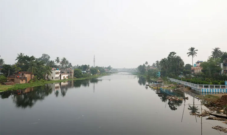 အိန္ဒိယ အစိုးရရဲ့ မြွေဆိုး၊ မိချောင်း နယ်ခြား တံတိုင်းသစ်   သတင်းနှင့် မီဒီယာ ကွန်ရက်။ ၂၀၂၆ ခုနှစ်၊ မေလ ၆ ရက်။   အိန္ဒိယအစိုးရဟာ ဘင်္ဂလားဒေ့ရှ်နယ်စပ်က တရားမဝင် ဝင်ရောက်မှုတွေကို တားဆီးဖို့အတွက် ထူးဆန်းအံ့သြဖွယ်ကောင်းတဲ့ နည်းလမ်းသစ်တစ်ခုကို စတင်ဖို့ ကြံစည်နေပါတယ်။   အဲဒါကတော့ နယ်စပ်ခြံစည်းရိုး ခတ်ဖို့ခက်တဲ့ နေရာတွေမှာ အဆိပ်ပြင်းမြွေတွေနဲ့ ဗိုက်ဆာနေတဲ့ မိကျောင်းကြီးတွေကို အစောင့်အရှောက်အဖြစ် အသုံးပြုဖို့ပဲ ဖြစ်ပါတယ်။   အိန္ဒိယနဲ့ ဘင်္ဂလားဒေ့ရှ် နယ်စပ်ဟာ ကီလိုမီတာ ၄,၀၀၀ ကျော် ရှည်လျားပါတယ်။   အဲဒီထဲမှာ တောင်ကုန်းတွေ၊ ရွှံ့နွံတောတွေနဲ့ မြစ်ချောင်းတွေ အရမ်းများတဲ့အတွက် သံဆူးကြိုးခတ်ဖို့ မဖြစ်နိုင်တဲ့ နေရာလပ်တွေ ရှိနေပါတယ်။   အဲဒီနေရာတွေမှာ လူတွေအစောင့်ချမယ့်အစား သားရဲတိရစ္ဆာန်တွေကို 'သဘာဝခြံစည်းရိုး' အဖြစ် ချထားဖို့ အိန္ဒိယနယ်ခြားစောင့်တပ် (BSF) က ညွှန်ကြားချက် ထုတ်ပြန်လိုက်တာပါ။   ဒါပေမဲ့ ဒီအစီအစဉ်အပေါ် လူ့အခွင့်အရေး တက်ကြွလှုပ်ရှားသူတွေကတော့ အပြင်းအထန် ဝေဖန်နေကြပါတယ်။ '   မြွေနဲ့ မိကျောင်းဆိုတာ ဘယ်သူက အိန္ဒိယနိုင်ငံသား၊ ဘယ်သူက တရားမဝင် ဝင်ရောက်သူဆိုတာကို ခွဲခြားနိုင်မှာ မဟုတ်ဘူး' လို့ သူတို့က ထောက်ပြကြပါတယ်။   ဒါကြောင့် ဒီလုပ်ရပ်ဟာ လူသားမဆန်ရုံတင်မကဘဲ အနီးနားက ဒေသခံတွေအတွက်ပါ အသက်အန္တရာယ် အရမ်းရှိတယ်လို့ ထောက်ပြကြပါတယ်။   တိရစ္ဆာန် ထိန်းသိမ်းရေးသမားတွေဘက်ကလည်း ဒါဟာ ဂေဟစနစ်ကို ဖျက်ဆီးရာရောက်တယ်လို့ သတိပေးနေပါတယ်။   တကယ်လို့ ရေကြီးလို့ ဒီအဆိပ်ပြင်းမြွေတွေဟာ လူနေရပ်ကွက်တွေထဲ ရောက်သွားရင် ဘာဖြစ်မလဲ ဆိုတာလည်း မတွေးဝံ့စရာ အခြေအနေပဲ ဖြစ်ပါတယ်။   #အိန္ဒိယဘင်္ဂလားဒေ့ရ်နယ်စပ်ဖြတ်ကျော်