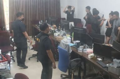 အင်ဒိုနီးရှားတွင် ကျားဖြန့် လုပ်ငန်း လုပ်နေသော နိုင်ငံခြားသားများ ဖမ်းဆီးရမိ   သတင်းနှင့် မီဒီယာ ကွန်ရက်။  ၂၀၂၆ ခုနှစ်၊ မေလ ၁၁ ရက်။   အင်ဒိုနီးရှားနိုင်ငံ၊ မြို့တော်ဂျကာတာရှိ အွန်လိုင်းလောင်းကစားလုပ်ငန်းတစ်ခုကို ရဲတပ်ဖွဲ့က ဝင်ရောက်စီးနင်းခဲ့ရာ မြန်မာအပါအဝင် နိုင်ငံခြားသား ၃၀၀ ကျော်ကို ဖမ်းဆီးရမိခဲ့ကြောင်း အေပီ သတင်းတပုဒ်တွင် ဖော်ပြသည်။   ဤနှိမ်နင်းမှုသည် အင်ဒိုနီးရှားနိုင်ငံအတွင်း အကြီးမားဆုံးသော တရားမဝင် ဒစ်ဂျစ်တယ် လောင်းကစားကွန်ရက် နှိမ်နင်းမှုများထဲမှ တစ်ခုဖြစ်ကြောင်း စနေနေ့တွင် ရဲတပ်ဖွဲ့က ထုတ်ပြန်ခဲ့သည်။   ဂျကာတာမြို့ တရုတ်တန်းအနီးရှိ စီးပွားရေးအဆောက်အအုံတစ်ခုတွင် ဝင်ရောက်စီးနင်းခဲ့ခြင်းဖြစ်ပြီး ဖမ်းဆီးရမိသူ ၃၂၁ ဦးအနက် အများစုမှာ ဗီယက်နမ်နိုင်ငံသားများ ဖြစ်ကြသည်။   ဖမ်းဆီးခံရသူများထဲတွင် ဗီယက်နမ်နိုင်ငံသား ၂၂၈ ဦး၊ တရုတ်နိုင်ငံသား ၅၇ ဦး ပါဝင်ပြီး ကျန်ရှိသူများမှာ လာအို၊ မြန်မာ၊ ထိုင်း၊ မလေးရှားနှင့် ကမ္ဘောဒီးယားနိုင်ငံတို့မှဖြစ်ကြောင်း အင်ဒိုနီးရှားအမျိုးသားရဲတပ်ဖွဲ့၊ အထွေထွေရာဇ၀တ်မှုဆိုင်ရာ ညွှန်ကြားရေးမှူး Wira Satya Triputra က ပြောကြားခဲ့သည်။   အဆိုပါနေရာသည် အွန်လိုင်းလောင်းကစားဝက်ဘ်ဆိုက်ပေါင်း ၇၀ ကျော်ကို ချုပ်ကိုင်ထားသည့် ဗဟိုချက်ဖြစ်ပြီး ဒစ်ဂျစ်တယ်သက်သေအထောက်အထားများအရ အင်ဒိုနီးရှားနိုင်ငံပြင်ပရှိ ကစားသမားများကို ပစ်မှတ်ထားလုပ်ဆောင်နေခြင်းဖြစ်ကြောင်း စုံစမ်းစစ်ဆေးသူများက ပြောကြားခဲ့သည်။   လက်ရှိတွင် အဆိုပါကွန်ရက်၏ နောက်ကွယ်မှ စီစဉ်သူများနှင့် ငွေကြေးထောက်ပံ့သူများကို စုံစမ်းဖော်ထုတ်လျက်ရှိသည်။   အဆိုပါလုပ်ငန်းသည် လွန်ခဲ့သော နှစ်လခန့်ကပင် စနစ်တကျဖွဲ့စည်းလုပ်ကိုင်နေခြင်းဖြစ်ပြီး ဖောက်သည်ဝန်ဆောင်မှု၊ တယ်လီမားကတ်တင်းနှင့် ဘဏ္ဍာရေးစီမံခန့်ခွဲမှုဟူ၍ အခန်းကဏ္ဍများခွဲကာ လုပ်ကိုင်နေစဉ် ဖမ်းဆီးရမိခဲ့ခြင်းဖြစ်သည်။   ဖမ်းဆီးခံရသူအများစုမှာ ရက်တို ဗီဇာသက်တမ်းဖြင့် ဝင်ရောက်လာသူများဖြစ်ပြီး ဗီဇာသက်တမ်းကျော်လွန်နေထိုင်မှုများအပြင် ငွေကြေးခဝါချမှုနှင့် လောင်းကစားဆိုင်ရာ ပြစ်မှုများဖြင့်လည်း စွဲချက်တင်ခံရဖွယ်ရှိသည်။   စနေနေ့အထိ သံသယရှိသူ ၂၇၅ ဦးကို တရားဝင်အမှုဖွင့်လှစ်ထားပြီး ပြစ်မှုထင်ရှားပါက ထောင်ဒဏ် ၉ နှစ်အထိ ကျခံရနိုင်သည့်အပြင် အင်ဒိုနီးရှား ရူပီး ၂ ဘီလီယံ (အမေရိကန်ဒေါ်လာ ၁၁၆,၀၀၀ ခန့်) ဒဏ်ငွေရိုက်ခံရနိုင်သည်။   အင်ဒိုနီးရှားအခြေစိုက် နိုင်ငံတကာ ရဲတပ်ဖွဲ့ အင်တာပိုလ်ဗျူရို အတွင်းရေးမှူး Untung Widyatmoko ၏ ပြောကြားချက်အရ ယခင်က မြန်မာနှင့် ကမ္ဘောဒီးယားနိုင်ငံတို့တွင် အခြေစိုက်ခဲ့သော အွန်လိုင်းလောင်းကစားလုပ်ငန်းများသည် အဆိုပါနိုင်ငံများတွင် နှိမ်နင်းမှုများ ပြုလုပ်လာခြင်းကြောင့် အင်ဒိုနီးရှားအပါအဝင် အခြားနိုင်ငံများသို့ ပြောင်းရွှေ့လာသည့် လက္ခဏာများ တွေ့ရှိနေသည်ဟု ဆိုသည်။   ပြီးခဲ့သည့် ဗုဒ္ဓဟူးနေ့ကလည်း စင်ကာပူနိုင်ငံနှင့် ကပ်လျက်ရှိသော အင်ဒိုနီးရှားနိုင်ငံ ဘတမ် (Batam) ကျွန်းတွင် ရင်းနှီးမြှုပ်နှံမှုဆိုင်ရာ လိမ်လည်မှုများ၌ ပါဝင်သည်ဟု သံသယရှိသူ ဗီယက်နမ်၊ တရုတ်နှင့် မြန်မာနိုင်ငံသား ၂၁၀ ဦးကို ဖမ်းဆီးခဲ့သည်။   ထို့ပြင် ဆူရာဘာယားမြို့တွင်လည်း ရဲအရာရှိအဖြစ် ဟန်ဆောင်ကာ ဖုန်းဖြင့်လိမ်လည်နေသည့် ဂျပန်နှင့် တရုတ်နိုင်ငံသား ၄၄ ဦးကို ဖမ်းဆီးခဲ့သည်။   ကမ္ဘာ့အကြီးဆုံး မူစလင်လူဦးရေ အများဆုံးဖြစ်သည့် အင်ဒိုနီးရှားနိုင်ငံတွင် အွန်လိုင်းလောင်းကစားပြုလုပ်ခြင်းမှာ တရားမဝင်ဘဲ၊ ယခုအခါ နယ်စပ်ဖြတ်ကျော် ဆိုက်ဘာရာဇ၀တ်မှုများကို တိုက်ဖျက်ရန်အတွက် နှိမ်နင်းမှုများကို အရှိန်အဟုန်မြှင့် ဆောင်ရွက်လျက်ရှိသည်ဟု ရဲတပ်ဖွဲ့က ဆိုသည်။   #Indo #Scammer #Scam
