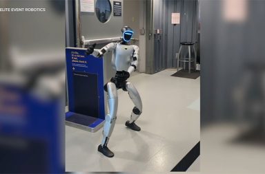 လူတူစက်ရုပ် (Humanoid Robot) ကြောင့် လေယာဉ် ခရီးစဉ်နောက်ကျမှု ဖြစ်ပွား   သတင်းနှင့် မီဒီယာ ကွန်ရက်။  ၂၀၂၆ ခုနှစ်၊ မေလ ၆ ရက်။   အမေရိကန်ပြည်ထောင်စု၊ အောက်ကလန်မှ ဆန်ဒီယေဂိုသို့ ပျံသန်းမည့် Southwest လေကြောင်းလိုင်း၏ ခရီးစဉ်တစ်ခုတွင် "Bebop" အမည်ရှိ လူတူစက်ရုပ်တစ်ရုပ်ကြောင့် လေယာဉ်ထွက်ခွာချိန် တစ်နာရီကျော်ကြာ နောက်ကျခဲ့ရသည်။   အလေးချိန် ပေါင် ၇၀ ရှိသော အဆိုပါစက်ရုပ်ကို ပိုင်ဆိုင်သည့်ကုမ္ပဏီသည် စက်ရုပ်ကို သေတ္တာအတွင်းထည့်၍ တင်ပို့ရန် အလေးချိန်မကိုက်ညီသဖြင့် ခရီးသည်လက်မှတ်ဝယ်ယူကာ ထိုင်ခုံတွင် သီးသန့်တင်ဆောင်ခဲ့ခြင်းဖြစ်သည်။     သို့သော် စက်ရုပ်အတွင်း ပါဝင်သော လီသီယမ်ဘက်ထရီမှာ လေကြောင်းလိုင်း၏ လုံခြုံရေးသတ်မှတ်ချက်ထက် ပိုမိုကြီးမားနေသဖြင့် စစ်ဆေးခြင်းနှင့် ဖြုတ်ယူသိမ်းဆည်းခြင်းများ လုပ်ဆောင်ခဲ့ရခြင်းကြောင့် ခရီးစဉ်နှောင့်နှေးခဲ့ရခြင်းဖြစ်သည်။   အဆိုပါဖြစ်စဉ်နှင့် ပတ်သက်၍ လူမှုကွန်ရက်ပေါ်တွင် ကုမ္ပဏီ၏ ကြော်ငြာလိုမှု (Publicity Stunt) အဖြစ် ဝေဖန်မှုများရှိသလို၊ လေယာဉ်နောက်ကျမှုကြောင့် ခရီးစဉ်လွဲချော်ခဲ့ရသည့် ခရီးသည်များ၏ မကျေနပ်မှုများလည်း ထွက်ပေါ်လျက်ရှိသည်။   စက်ရုပ်များက အလုပ်ကိုသာမက လေယာဉ် ထိုင်ခုံကို ပါ လုယူနေပြီဟု နောက်ပြောင်ပြောဆိုမှုများလည်း ရှိနေသည်။   #HumanoidRobot