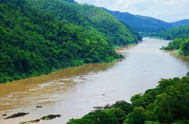 သံလွင်မြစ်ကြောင်းမှ ဒေသခံများအား  အာဆင်းနစ် ပါဝင်မှု စစ်ဆေး   သတင်းနှင့် မီဒီယာ ကွန်ရက်။ ၂၀၂၆ ခုနှစ်၊ မေလ ၇ ရက်။   မယ်ဟောင်ဆောင်ခရိုင်အတွင်းရှိ သံလွင်မြစ်ရေတွင် အဆိပ်သင့်ဓာတ်ပစ္စည်းများ ပါဝင်နေခြင်းရှိမရှိ စိုးရိမ်ပူပန်မှုများ မြင့်တက်လာပြီးနောက်၊ မြစ်ကမ်းတစ်လျှောက် နေထိုင်ကြသော ဒေသခံပြည်သူများအား အာဆင်းနစ် (Arsenic) ဓာတ်ရောင်ခြည်သင့်မှု ရှိ၊ မရှိ ဆီးနမူနာများရယူ၍ ကျန်းမာရေးတာဝန်ရှိသူများက စတင်စစ်ဆေးနေပြီဖြစ်သည်။   ထိုင်းနိုင်ငံ ချင်းမိုင်တက္ကသိုလ်မှ သုတေသနပညာရှင်များ၏ ၂၀၂၅ ခုနှစ်နှောင်းပိုင်း အစီရင်ခံစာအရ သံလွင်မြစ်၏ အချို့နေရာများတွင် အာဆင်းနစ်ပါဝင်မှုနှုန်းသည် ထိုင်းနိုင်ငံ၏ ဘေးကင်းလုံခြုံမှုစံနှုန်းထက် ငါးဆခန့်အထိ ပိုမိုမြင့်မားနေကြောင်း ဖော်ပြခဲ့ပြီးနောက် ယခုကဲ့သို့ ကျန်းမာရေးစစ်ဆေးမှုများ ပေါ်ပေါက်လာခြင်း ဖြစ်ပါသည်။   ညစ်ညမ်းမှုထိန်းချုပ်ရေးဦးစီးဌာနက မယ်ဟောင်ဆောင်ခရိုင်အတွင်းရှိ စမ်းသပ်ချက် ၁၃ ခုကို ထပ်မံစစ်ဆေးခဲ့ရာတွင်လည်း အာဆင်းနစ်ပါဝင်မှုနှုန်းမှာ သတ်မှတ်စံချိန်စံညွှန်းထက် ကျော်လွန်နေကြောင်း တွေ့ရှိခဲ့ရသည်။   မေလ ၆ ရက်နေ့တွင် ရောဂါထိန်းချုပ်ရေးဦးစီးဌာန၊ ဒေသန္တရပြည်သူ့ကျန်းမာရေးရုံးများနှင့် ဆေးရုံများမှ တာဝန်ရှိသူများသည် သံလွင်မြစ်နှင့် ထိစပ်နေသော သုမွဲ (Sob Moei) နှင့် မယ်စရင်း (Mae Sariang) မြို့နယ်များရှိ ဒေသခံများအား အာဆင်းနစ်နှင့် ဆက်စပ်သည့် ကျန်းမာရေးဆိုင်ရာ ဘေးထွက်ဆိုးကျိုးများ ရှိ၊ မရှိ စစ်ဆေးမှုများ ပြုလုပ်ခဲ့ကြသည်။   သူးမွဲမြို့နယ်၊ မယ်ဆမ်လက် (Mae Sam Laep) ကျေးရွာအုပ်စု စီမံခန့်ခွဲရေးအဖွဲ့ အမှုဆောင်အရာရှိချုပ် Mr. Phongphipat Meebenjamat ၏ ပြောကြားချက်အရ အဆိုပါ စစ်ဆေးမှုလုပ်ငန်းများတွင် ချင်းမိုင်အခြေစိုက် အမှတ် (၁) ဒေသဆိုင်ရာ ရောဂါကာကွယ်ထိန်းချုပ်ရေးရုံး၊ အသက်မွေးဝမ်းကျောင်းနှင့် ပတ်ဝန်းကျင်ဆိုင်ရာ ရောဂါဌာနစု၊ သုမွဲဆေးရုံနှင့် သံလွင်မြစ်စောင့်ကြည့်ရေး စေတနာ့ဝန်ထမ်းအဖွဲ့များ ပူးပေါင်းပါဝင်ခဲ့ကြသည်။   အဆိုပါ ကျန်းမာရေးစစ်ဆေးမှုကို မယ်ဆမ်လက်ကျေးရွာအုပ်စု စီမံခန့်ခွဲရေးရုံး၌ ပြုလုပ်ခဲ့ပြီး (Ban Tha Ta Fang)၊ (Ban Mae Sam Laep) နှင့် (Ban Sob Moei) ကျေးရွာများမှ ဒေသခံများကို အဓိကထား ဆောင်ရွက်ခဲ့ခြင်းဖြစ်သည်။   အဆိုပါ စစ်ဆေးမှုတွင် ဒေသခံ ၉၉ ဦး၏ ကျန်းမာရေးမှတ်တမ်းများနှင့် ဆီးနမူနာများကို ဓာတ်ခွဲခန်းသို့ ပေးပို့စစ်ဆေးရန် စုဆောင်းခဲ့သည်။   သို့ရာတွင် ဘတ်ဂျက်ကန့်သတ်ချက်နှင့် စစ်ဆေးစရိတ် မြင့်မားမှုကြောင့် ထိခိုက်ခံစားရသည့် ရွာသူရွာသားအားလုံးကိုမူ စစ်ဆေးပေးနိုင်ခြင်း မရှိသေးကြောင်း တာဝန်ရှိသူများက ဆိုသည်။   ဓာတ်ခွဲခန်းစစ်ဆေးချက် အဖြေများကို လာမည့် ၃ လအတွင်း သိရှိရမည်ဟု ခန့်မှန်းထားသည်။   သံလွင်မြစ်ကို နေ့စဉ်အသုံးပြုခြင်းနှင့် သောက်သုံးရေအဖြစ် နှစ်ရှည်လများ မှီခိုနေရသော သုမွဲနှင့် မယ်စရင်းမြို့နယ်ရှိ ဒေသခံများမှာ မြစ်ရေညစ်ညမ်းမှုကြောင့် ကျန်းမာရေးနှင့် စိတ်ပိုင်းဆိုင်ရာ ထိခိုက်မှုများအတွက် အလွန်အမင်း စိုးရိမ်လျက်ရှိကြသည်။   #သံလွင်မြစ် #အာဆင်းနစ် #မယ်ဟောင်ဆောင်ခရိုင်