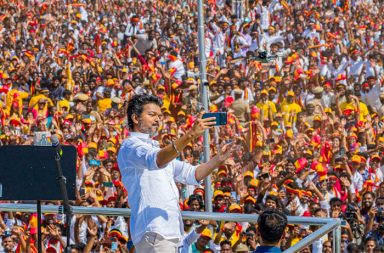 ပြည်နယ် ဝန်ကြီးချုပ် ဖြစ်လာတဲ့ အိန္ဒိယ မင်းသား ဗီဂျေး   သတင်းနှင့် မီဒီယာ ကွန်ရက်။ ၂၀၂၆ ခုနှစ်၊ မေလ ၁၁ ရက်။   အိန္ဒိယ နိုင်ငံမှ နာမည်ကျော် ရုပ်ရှင်မင်းသား ဗီဂျေးဦးဆောင်သော TVK ပါတီသည် တမီးလ်နာဒူး ပြည်နယ်တွင် ရွေးကောက်ပွဲ အောင်နိုင်ခဲ့ပြီး မင်းသားဟောင်း ဗီဂျေးမှာ ပြည်နယ် ဝန်ကြီးချုပ် ဖြစ်လာခဲ့သည်။   ရုပ်ရှင်သရုပ်ဆောင်မှ နိုင်ငံရေးသမားဖြစ်လာသူ စီ ဂျိုးဇက် ဗီဂျေး (C Joseph Vijay) သည် အိန္ဒိယနိုင်ငံ၊ တမီးလ်နာဒူးပြည်နယ်၏ ဝန်ကြီးချုပ်သစ်အဖြစ် တနင်္ဂနွေနေ့က ကျမ်းသစ္စာဆိုနိုင်ခဲ့သည်။   လွန်ခဲ့သည့် အပတ် အတွင်း ကျင်းပခဲ့သော ရွေးကောက်ပွဲများအတွင်း ဗီဂျေး ဦးဆောင်သော Tamilaga Vettri Kazhagam (TVK) ပါတီ အနိုင်ရခဲ့သော်လည်း အစိုးရ ဖွဲ့ရန် အမတ်နေရာ မပြည့်ပဲ ရှိနေခဲ့သည်။   အမတ်ဦးရေ ၂၃၄ ဦးရှိသော လွှတ်တော်တွင် TVK ၁၀၈ နေရာ အနိုင်ရပြီး အစိုးရ ဖွဲ့ရန် (၁၀) နေရာခန့် လိုအပ်နေခြင်းဖြစ်သည်။   အိန္ဒိယနိုင်ငံ၏ အဓိကအတိုက်အခံပါတီဖြစ်သော ကွန်ဂရက်ပါတီသည် အမတ်နေရာ (၅) နေရာ ရရှိထားပြီး ရလဒ်ထွက်ပေါ်ပြီး နာရီပိုင်းအတွင်းမှာပင် ဗီဂျေးအား ထောက်ခံမည်ဟု ကတိပြုခဲ့သည်။     သို့သော်လည်း ပြည်နယ်ဘုရင်ခံ ရာဂျန်ဒရာ ဗစ်ရှ်ဝါနတ် အရ်လီကာ (Rajendra Vishwanath Arlekar) က အစိုးရဖွဲ့ရန်အတွက် လိုအပ်သော ကိုယ်စားလှယ် (၁၁၈) ဦး၏ ထောက်ခံမှုအထောက်အထားကို တင်ပြရန် TVK ပါတီကို တောင်းဆိုခဲ့သည်။   စနေနေ့ညနေပိုင်းတွင် TVK သည် အိန္ဒိယကွန်မြူနစ်ပါတီ (CPI)၊ အိန္ဒိယကွန်မြူနစ်ပါတီ-မာ့က်စ်ဝါဒီ (CPI-M)၊ Viduthalai Chiruthaigal Katchi (VCK)၊ အိန္ဒိယယူနီယံ မွတ်စလင်အဖွဲ့ချုပ် (IUML)တို့၏ ထောက်ခံမှု ရရှိပြီး ဗီဂျေးမှာ ဝန်ကြီးချုပ် ဖြစ်လာခဲ့ခြင်း ဖြစ်သည်။   အဆိုပါပါတီတစ်ခုစီတွင် လွှတ်တော်အမတ်နေရာ (၂) နေရာစီ ရှိကြသဖြင့် TVK ပါတီသည် စုစုပေါင်း ကိုယ်စားလှယ် (၁၂၀) ဦး၏ ထောက်ခံမှုကို ရရှိသွားခြင်းဖြစ်သည်။   တနင်္ဂနွေနေ့ နံနက်ပိုင်း ကျမ်းသစ္စာဆိုပွဲ အခမ်းအနားကို ပြည်နယ်မြို့တော် ချန်နိုင်းရှိ ဂျဝါဟာလာနေရူး အားကစားကွင်းတွင် လုံခြုံရေးအထူးတင်းကျပ်စွာဖြင့် ကျင်းပခဲ့သည်။ မင်းသားဗီဂျေးနှင့်အတူ ဝန်ကြီး (၉) ဦးလည်း ကျမ်းသစ္စာဆိုခဲ့ကြသည်။   သာလာပသီ "Thalapathy" ဟု လူသိများသော အသက် (၅၁) နှစ်အရွယ် အက်ရှင်မင်းသား ဗီဂျေးသည် ရုပ်ရှင်ဇာတ်ကားပေါင်း (၆၉) ကားတွင် သရုပ်ဆောင်ခဲ့ပြီး အိန္ဒိယတွင် အခကြေးငွေအများဆုံးရသော မင်းသားတစ်ဦးဖြစ်သည်။   ဗီဂျေးသည် တမီးလ်နာဒူးပြည်နယ်ရှိ လူငယ်များနှင့် အမျိုးသမီးများအကြား အလွန်ရေပန်းစားသူ ဖြစ်ပြီး ၎င်း၏အနိုင်ရမှုကြောင့် ထောက်ခံသူများမှာ များစွာဝမ်းမြောက်လျက်ရှိသည်။     တမီးလ်နာဒူးနိုင်ငံရေးကို ယခင်က DMK နှင့် AIADMK ဟူသော ဒေသတွင်းပါတီကြီး နှစ်ခုကသာ ဆယ်စုနှစ်များစွာ အလှည့်ကျကြီးစိုးခဲ့သော်လည်း ယခုအခါ TVK ပါတီက ထိုအစဉ်အလာကို ရိုက်ချိုးကာ အကြီးဆုံးပါတီအဖြစ် ထွက်ပေါ်လာခဲ့ခြင်းဖြစ်သည်။   ဗီဂျေးသည် ၂၀၂၄ ခုနှစ်တွင် TVK ပါတီကို စတင်တည်ထောင်ပြီးနောက် နိုင်ငံရေးကို အချိန်ပြည့်လုပ်ဆောင်ရန် ရုပ်ရှင်လောကမှ အနားယူမည်ဟု ကြေညာခဲ့သည်။   #ဗီဂျေး #CjosephVijay #Vijay
