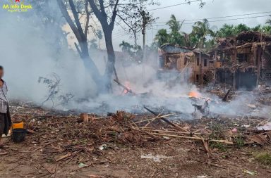 သံတွဲ ဗုံးကြဲမှုတွင် ကလေးငယ်အပါအဝင် ၄ ဦးသေဆုံး   သတင်းနှင့် မီဒီယာ ကွန်ရက်။ ၂၀၂၆ ခုနှစ်၊ ဩဂုတ်လ ၃ ရက်။   ရခိုင်ပြည်၊ သံတွဲမြို့နယ်အတွင်းသို့ စစ်တပ်က ဂျက်ဖိုက်တာများဖြင့် နေ့စဉ်နှင့်အမျှ ရည်ရွယ်ချက်ရှိရှိ လေကြောင်းမှ ဗုံးကြဲတိုက်ခိုက်လျက်ရှိရာ ဇူလိုင်လကုန်ပိုင်းက ဖြစ်ပွားခဲ့သော တိုက်ခိုက်မှုတစ်ခုအတွင်း မိသားစုဝင်များ အပါအဝင် အပြစ်မဲ့ပြည်သူ ၄ ဦး သေဆုံးခဲ့ရသည်။   ဇူလိုင်လ ၃၁ ရက်နေ့၊ မွန်းလွဲ ၃ နာရီခန့်က သံတွဲမြို့နယ်၊ ရွှေလှေကျေးရွာအတွင်းသို့ စစ်တပ်၏ ဂျက်ဖိုက်တာ နှစ်စီးက ရှေ့ဆင့်နောက်ဆင့် ဗုံးသီး ၃ လုံးအထိ ပစ်ချတိုက်ခိုက်ခဲ့ခြင်းဖြစ်သည်။   ဒေသခံတစ်ဦးက “စစ်တပ်က ဂျက်ဖိုက်တာနဲ့ နှစ်ကြိမ်တိုင်တိုင် လာပြီး ဗုံး ၃ လုံး ကြဲချသွားတယ်။ လင်းသီနဲ့ ရွှေလှေရွာကြားထဲ ဗုံး ၂ လုံးကျသလို ဦးမျိုးဇော်ဝင်းရဲ့ ကုန်စုံဆိုင်ပေါ်ကိုလည်း ပေါင် ၅၀၀ ဗုံး တစ်လုံး ကျ ရောက်ပေါက်ကွဲခဲ့တာပါ။ အဲဒီလိုဆိုင်ပေါ် တိုက်ရိုက်ကျတာကြောင့် ဆိုင်ရှင်လင်မယား နှစ်ယောက်၊ အလုပ် သမားတစ်ယောက်နဲ့ ဒေသခံတစ်ဦး၊ စုစုပေါင်း ၄ ယောက် သေဆုံးသွားတယ်။ ဆိုင်နဲ့ လူနေအိမ်တွေလည်း ပျက်စီးကုန်ပါတယ်” ဟု ဖြစ်စဉ်ကို ရှင်းပြသည်။   အဆိုပါ ဗုံးသီးများသည် ရွှေလှေကျေးရွာရှိ ဒေသခံ ဦးမျိုးဇော်ဝင်း၏ ဈေးဆိုင်အနီးသို့ ကျရောက် ပေါက်ကွဲခဲ့ ခြင်းကြောင့် ဆိုင်ရှင်လင်မယားဖြစ်ကြသည့် ဦးမျိုးဇော်ဝင်းနှင့် ဒေါ်မေမြတ်လွင်အပြင် ဆိုင်အရောင်းဝန်ထမ်း မဆွေဇင်အေးတို့မှာပါ နေရာတွင်ပင် ပွဲချင်းပြီး သေဆုံးခဲ့ရသည်။       ထို့ပြင် ဆိုင်ပိုင်ရှင်လင်မယား၏ တစ်နှစ်နှင့် လေးလအရွယ် သားဖြစ်သူ မောင်ဉာဏ်လင်းအောင်မှာလည်း ပြင်းထန်သည့် ဗုံးစထိမှန်ဒဏ်ရာများဖြင့် ဆေးရုံသို့ အရေးပေါ်ပို့ဆောင်စဉ် လမ်းခုလတ်၌ပင် အသက်ဆုံးပါး သွားခဲ့ရသည်။   အခြား ဒေသခံတစ်ဦးကလည်း “လေကြောင်းကနေ ဗုံးကြဲတိုက်ခိုက်တာကြောင့် တစ်မိသားစုလုံးနီးပါး ဆုံးရှုံးခဲ့ ရတဲ့အပြင် အပြစ်မဲ့ပြည်သူတွေပါ ထိခိုက်သေဆုံးခဲ့ရတာဟာ ရစရာမရှိအောင် ရက်စက်ကြမ်းကြုတ်တဲ့ လုပ် ရပ်တစ်ခု ဖြစ်ပါတယ်” ဟု ပြောသည်။   အဆိုပါ လေကြောင်းတိုက်ခိုက်မှုအတွင်း ဈေးဆိုင်အနီးဝန်းကျင်မှ အပြစ်မဲ့ပြည်သူ နှစ်ဦးလည်း ထိခိုက်ဒဏ်ရာ များ ရရှိခဲ့ကြပြီး ကျေးရွာအတွင်းရှိ လူနေအိမ်များ၊ ဈေးဆိုင်များနှင့် ကား၊ ဆိုင်ကယ်အချို့မှာလည်း မီးလောင် ပျက်စီးခြင်းနှင့် ပြိုကျပျက်စီးခြင်းများ ရှိခဲ့သည်။   ရွှေလှေကျေးရွာ ဗုံးကြဲခံရမှုမတိုင်မီ ရက်ပိုင်းကလည်း သံတွဲမြို့နယ်အတွင်း စစ်တပ်က လေကြောင်းရန်ကို ပိုမိုမြှင့်တင် လုပ်ဆောင်လာခဲ့သည်။   ဇူလိုင်လ ၂၇ ရက်နေ့ ည ၁၀ နာရီခွဲအချိန်ခန့်က သံတွဲမြို့နယ်၊ လင်းမူတောင်ကျေးရွာအနီးရှိ ယခင် ကျောက်ခွဲ စက်ရုံဟောင်း တည်ရှိရာနေရာကိုလည်း စစ်တပ်က ဂျက်ဖိုက်တာတစ်စီးဖြင့် ထပ်မံလာရောက် ဗုံးကြဲတိုက်ခိုက် ခဲ့သေးသည်။   စစ်ရေးအရ ရှုံးနိမ့်လာချိန်နှင့် တော်လှန်ရေးလက်နက်ကိုင်တပ်များကို ဖိအားပေးလိုသည့်အခါတိုင်း စစ်တပ် အနေဖြင့် တိုက်ပွဲနှင့်သက်ဆိုင်ခြင်းမရှိသော အရပ်သားပြည်သူများ နေထိုင်ရာ ကျေးရွာများနှင့် မြို့ပြဒေသ များကို လေကြောင်းဖြင့် ပစ်မှတ်ထားတိုက်ခိုက်လေ့ရှိသည်ဟု ဒေသတွင်း သတင်းရင်းမြစ်များက ဆိုသည်။     လက်ရှိတွင် သံတွဲမြို့နယ်အတွင်း စစ်တပ်၏ ဂျက်ဖိုက်တာများဖြင့် နေ့စဉ် လှည့်လည်ပျံသန်း ဗုံးကြဲနေမှုများ ကြောင့် ဒေသခံပြည်သူများမှာ နေ့စဉ်နှင့်အမျှ အသက်အန္တရာယ်အတွက် စိုးရိမ်ထိတ်လန့်စွာဖြင့် တိမ်းရှောင်နေ ကြရသည်။   #သံတွဲ #လေကြောင်းတိုက်ခိုက် #စစ်တပ်