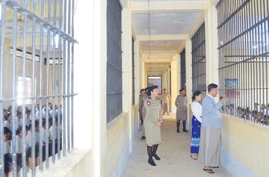ဒိုက်ဦးထောင်တွင် တိုက်ပိတ်ခံထားရသော နိုင်ငံရေးအကျဉ်းသူများ အသက်အန္တရာယ် စိုးရိမ်နေရ   သတင်းနှင့် မီဒီယာ ကွန်ရက်။ ၂၀၂၆ ခုနှစ်၊ ဩဂုတ်လ ၃ ရက်။   ပဲခူးတိုင်း၊ ဒိုက်ဦးအကျဉ်းထောင်အတွင်း အမျိုးသမီးနိုင်ငံရေးအကျဉ်းသူ ၂၇ ဦးမှာ သီးခြားတိုက်ပိတ်ခံထားရပြီး ၅ ဦးမှာ မတရားအမှုဆင်ခံရ ကာ ပြစ်ဒဏ် တိုးမြှင့်ခံထားရကြောင်း PPNM ၏ ဦးဆောင်ကော်မတီဝင် မရောင်နီလင်းက ပြောသည်။   “လက်ရှိမှာ အမျိုးသမီးနိုင်ငံရေးအကျဉ်းသူ ၂၇ ဦးဟာ သီးခြား တိုက်ပိတ်ခံထားရတာ ဖြစ်ပြီးတော့ ၅ ဦးက တော့ မတရားအမှုဆင်ခံထားရပြီး ပြစ်ဒဏ် တိုးမြှင့်ခံထားရပါတယ်။ ဘာအမှုတွေနဲ့ စွဲထားပြီးတော့မှ ဘယ် နှစ်နှစ်ဆိုတာကိုတော့ ကျနော်တို့ အတိအကျ မသိရသေးပါဘူး။”   အဆိုပါ တိုက်ပိတ်ခံထားရသည့် နိုင်ငံရေးအကျဉ်းသူများမှာ ပြင်းထန်သည့် စိတ်ကျရောဂါများနှင့် စိတ်ပိုင်းဆိုင် ရာ ဒဏ်ရာများကို ခံစားနေကြရသည်ဟု ဆိုသည်။   ဒိုက်ဦး အကျဉ်းထောင်တွင် နိုင်ငံရေးအကျဉ်းသူများအပေါ် ထောင်အာဏာပိုင်များက ဖိနှိပ်ညှဉ်း ပန်းမှုများ ဆက်တိုက်ပြုလုပ်နေပြီး လက်ရှိတွင် အခြေအနေများ ပိုမိုဆိုးရွားလာနေကြောင်း မြန်မာနိုင်ငံလုံး ဆိုင်ရာ နိုင်ငံရေးအကျဉ်းသားများကွန်ရက် (PPNM) က ထုတ်ပြန်လိုက်သည်။   ဒိုက်ဦးအကျဉ်းထောင်၌ နိုင်ငံရေးအကျဉ်းသူများအား အလုပ်ကြမ်း အတင်းအကျပ်ခိုင်းစေခြင်း၊ အခွင့်အရေး တောင်းဆိုသူများကို သီးခြားတိုက်ပိတ်ခြင်း၊ ရိုက်နှက်ညှဉ်းပန်းခြင်း၊ ထောင်ဝင်စာနှင့် ပြင်ပဆက်သွယ်ခွင့် ဖြတ်တောက်ခြင်း၊ ဆေးကုသခွင့်မပေးခြင်းနှင့် မတရားအမှုဆင်ကာ ပြစ်ဒဏ်တိုးမြှင့်ခြင်းတို့ကို စနစ်တကျ ကျူးလွန်လျက်ရှိသည်ဟု PPNM က ဇူလိုင်လ ၂၉ ရက်နေ့တွင် ထုတ်ပြန်ထားသည်။   လက်ရှိတိုက်ပိတ်ရာတွင် နိုင်ငံရေးအကျဉ်းသူများကို နှစ်ပတ်ကြာ ရေမချိုးခိုင်းခြင်း၊ တစ်နေ့လျှင် ရေတစ်လီတာဘူး တစ်ဘူးသာပေးပြီး ဆန်ပြုတ်တစ်မျိုးတည်းကိုသာ တိုက်ကျွေးသည်ဟု ထုတ်ပြန်ချက်ထဲတွင် ဖော်ပြထားသည်။   ထို့ပြင် ပြစ်ဒဏ်ကာလ စေ့ရောက်သော်လည်း အဆောင်သို့ ပြန်မပို့ဘဲ တိုက်အတွင်း ဆက်လက်ချုပ်နှောင်ထား ကာ ထောင်ဝင်စာ ကန့်သတ်ခြင်း၊ ဆေးကုသခွင့်ငြင်းပယ်ခြင်းနှင့် တိုက်အတွင်း ဝင်ရောက်ရိုက်နှက် ခြိမ်းခြောက် ခြင်းများကို နေ့စဉ်ပြုလုပ်လျက်ရှိကြောင်း ဆိုသည်။   အကျဉ်းထောင်များအတွင်း ထိုကဲ့သို့ ဖိနှိပ်ချုပ်ချယ်မှုများနှင့် ညှဉ်းပန်းနှိပ်စက်မှုများသည် အသက်အန္တရာယ်ပါ ထိခိုက်လာနိုင်သည့်အထိ ကြောက်စရာကောင်းသော အခြေအနေတွင်ရှိကြောင်း နိုင်ငံရေးအကျဉ်းသူများအဖွဲ့ (WOPP) ၏ သတင်းနှင့် ပြန်ကြားရေးတာဝန်ခံ မဆုမြတ်က ပြောဆိုသည်။   “ဒီစစ်အုပ်စုက တရားဝင်မှု ရရှိဖို့အတွက်နဲ့ အတုအယောင် ရွေးကောက်ပွဲလုပ်ပြီးတော့ ပုံမှန်အစိုးရတစ်ရပ် အဖြစ်နဲ့ ဟန်ပြဖို့ ကြိုးစားနေတယ်။ ဒါပေမဲ့ လက်ရှိ အကျဉ်းထောင်တွေအတွင်းမှာ နိုင်ငံရေးအကျဉ်းသူတွေ အတွက်က ဆေးကုသခွင့် လုံလုံလောက်လောက် မရတဲ့အပြင် အချိန်မရွေး တိုက်ပိတ်တာတွေ အမျိုးမျိုးသော ဖိနှိပ် ချုပ်ချယ်မှုတွေကို ပြုလုပ်နေတာသည် ရုပ်ပိုင်းဆိုင်ရာ စိတ်ပိုင်းဆိုင်ရာ ညှင်းပန်းနှိပ်စက်မှုတွေက အသက် အန္တရာယ်ပါ ထိခိုက်လာနိုင်တဲ့အထိ ကြောက်စရာကောင်းတဲ့ အခြေအနေမှာရှိတယ်လို့ ပြောလို့ရပါတယ်။”   ထို့ပြင် နိုင်ငံရေးအကျဉ်းသူ ကိုယ်ဝန်ဆောင်များကိုလည်း ပြင်ပဆေးရုံတက်ခွင့်မပေးသည့်အတွက် ကျန်းမာရေး စောင့်ရှောက်မှုနှင့် အာဟာရ မရရှိခြင်းကြောင့် မိခင်တစ်ဦး ကလေးဆုံးရှုံးခဲ့ရပြီး မွေးကင်းစ ကလေးငယ်တစ်ဦး မှာလည်း ၂၄ နာရီအတွင်း သေဆုံးခဲ့ရသည်။   အထက်ပါ လူ့အခွင့်အရေး ချိုးဖောက်မှုများကို ဦးစီးအရာရှိ ဒေါ်ဇင်မာကြည်အောင်၊ ဒုဦးစီး ဒေါ်စန်းနွယ်ဦး၊ အရာရှိ သဇင်မြင့်၊ အရာရှိ သက်သက်ဇင်နှင့် အရာရှိ သန္တာစိုးတို့က ဦးစီးကျူးလွန်လျက်ရှိသည်ဟု PPNM က စွပ်စွဲထားသည်။   အကျဉ်းထောင်အတွင်းသို့ လွတ်လပ်သော အဖွဲ့အစည်းများ ဝင်ရောက်စစ်ဆေးခွင့်ရရှိရေးနှင့် နိုင်ငံရေးအကျဉ်း သူများ လိုအပ်သည့် အာဟာရနှင့် ဆေးဝါးစောင့်ရှောက်မှုများ လုံလောက်စွာ ရရှိရေးအတွက် နိုင်ငံတကာ အဖွဲ့အစည်းများက ဝိုင်းဝန်းဖိအားပေးကြရန် မဆုမြတ်က ဆက်ပြောသည်။   “အကျဉ်းထောင်တွေအတွင်းကို ICRC အပါအဝင် လွတ်လပ်တဲ့ အဖွဲ့အစည်းတွေကို ဝင်ရောက် စစ်ဆေးခွင့် ဒါ့အပြင် နိုင်ငံရေးအကျဉ်းသူတွေရဲ့ လိုအပ်တဲ့ အာဟာရ၊ ဆေးဝါးစောင့်ရှောက်မှုတွေ လုံလောက်စွာ ရရှိဖို့၊ ပြစ်မှု ကျူးလွန်တဲ့သူဖြစ်တဲ့ ဒိုက်ဦးအမျိုးသမီးဆောင် ဦးစီးအရာရှိ ဒေါ်ဇင်မာကြည်အောင် အပါအဝင် ကျူး လွန်တဲ့ အကျဉ်းထောင်ဝန်ထမ်းတွေကို ထိရောက်စွာ အပြစ်ပေး အရေးယူဖို့နဲ့ နိုင်ငံရေးအကျဉ်းသူတွေ အပါအဝင် မတရားဖမ်းဆီးခံထားရတဲ့သူ အားလုံးကို ခြွင်းချက်မရှိ အမြန်ဆုံး လွှတ်ပေးဖို့အတွက် နိုင်ငံတကာ အဖွဲ့အစည်းတွေ၊ လူ့အခွင့်အရေး ဆောင်ရွက်နေတဲ့ အဖွဲ့အစည်းတွေ အနေနဲ့ ဖိအားပေးကြဖို့ တောင်းဆိုချင်ပါ တယ်။”   PPNM အနေဖြင့် အမျိုးသမီး နိုင်ငံရေး အကျဉ်းသူများ၏ အသက်အန္တရာယ်၊ စိတ်ပိုင်းနှင့် ရုပ်ပိုင်းဆိုင်ရာ လုံခြုံရေး အတွက် ကျူးလွန်သူများအား ထိရောက်စွာ အရေးယူနိုင်ရေးနှင့် အကျဉ်းသူများ၏ ရပိုင်ခွင့်၊ လူ့အခွင့်အရေးများ အမြန်ဆုံး ရရှိရေးအတွက် ဆက်လက်တောင်းဆိုသွားမည်ဟု ဆိုသည်။   #ဒိုက်ဦးထောင် #မရောင်နီလင်း #PPNM #WOPP #မဆုမြတ် #နိုင်ငံရေးအကျဉ်းသူ
