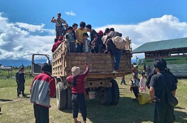 ကချင်ပြည် ဒေသ သုံးခုတွင် တိုက်ပွဲများပြင်းထန်   သတင်းနှင့် မီဒီယာ ကွန်ရက်။ ၂၀၂၆ ခုနှစ်၊ ဩဂုတ်လ ၃ ရက်။   ကချင်ပြည်အတွင်းက ဗန်းမော်၊ ရွှေကူနှင့် ခေါင်လန်ဖူးဒေသများတွင် တိုက်ပွဲများ အပြင်းအထန် ဖြစ်ပွားနေပြီး ဒေသခံပြည်သူများမှာ အသက်ဘေး လွတ်ရာသို့ ထွက်ပြေးတိမ်းရှောင်နေကြရသည်။   ဗန်းမော်မြို့နှင့် မိုင်အနည်းငယ်သာ ကွာဝေးသော နမ့်ဖားရွာနားတွင် ဇူလိုင်လ ၃၀ ရက်နေ့၊ နံနက်ပိုင်းကစတင်၍ နှစ်ဖက်တိုက်ပွဲများ အပြင်းအထန် ဖြစ်ပွားခဲ့ခြင်းဖြစ်သည်။   စစ်တပ်ဘက်က ကချင်လွတ်လပ်ရေးတပ်မတော် (KIA) ထိန်းချုပ်ထားသည့် ဒေသများကို ပြန်လည်သိမ်းပိုက်ရန် စစ်အင်အားဖြည့်တင်းခြင်း၊ စစ်ကြောင်းထိုးခြင်းနှင့် လက်နက်ခဲယမ်းများ ပို့ဆောင်ခြင်းတို့ကို ဆက်တိုက်ပြုလုပ် လာခြင်းကြောင့် ယခုကဲ့သို့ တိုက်ပွဲများ ဆက်လက်ဖြစ်ပွားနေခြင်းဖြစ်ကြောင်း မြေပြင်သတင်းရင်းမြစ်များနှင့် KIO/KIA ၏ သတင်းထုတ်ပြန်ချက်များအရ သိရသည်။   တိုက်ပွဲများ ပြင်းထန်နေသလို ရွှေကူ-ဗန်းမော် ကားလမ်းပိုင်းပေါ်ရှိ နမ့်ဖားကျေးရွာ ချောင်းကူးတံတားဟောင်း နှင့် တံတားသစ် နှစ်စင်းစလုံးကိုလည်း ဇူလိုင်လ ၂၆ ရက်နေ့က စစ်တပ်က ဒရုန်းဖြင့် ဗုံးကြဲဖျက်ဆီးခဲ့သည်။   ထိုကဲ့သို့ တံတားများ ဖျက်ဆီးခံရခြင်းကြောင့် လက်ရှိတွင် လူနှင့်ဆိုင်ကယ်များသာ သတိထားသွားလာနေ ကြရပြီး ကုန်တင်ယာဉ်ကြီးများ ဖြတ်သန်းရန်အတွက် အခက်အခဲများနှင့် ရင်ဆိုင်နေကြရကြောင်း ဒေသခံများ က ပြောသည်။   ဒေသခံ အမျိုးသားတစ်ဦးက “တိုက်ပွဲကလည်း နေ့တိုင်းလိုလို ဖြစ်နေတယ်လို့ ပြောလို့ရတယ်ဗျ။ လက်နက် ကြီး၊ ဒရုန်း၊ လေကြောင်း အကုန်လုံးကို သုံးနေတော့တာပဲ။ တံတားတွေ ဖျက်ဆီးခံရတာကြောင့် လက်ရှိမှာ လူနဲ့ဆိုင်ကယ် တွေသာ သတိထားသွား လာနေရပြီး ကုန်တင်ယာဉ်ကြီးတွေ ဖြတ်သန်းဖို့ရာမှာတော့ အခက်အခဲ တွေနဲ့ ရင်ဆိုင် နေကြရပါတယ်” ဟု ပြောသည်။   အလားတူ ရွှေကူမြို့နယ် ငါးဘတ်ကြီးကျေးရွာအနီးတွင်လည်း တိုက်ပွဲများ ပြင်းထန်နေပြီး စစ်တပ်က လေကြောင်းမှ ဗုံးကြဲခြင်းနှင့် လက်နက်ကြီးများဖြင့် ရမ်းသမ်းပစ်ခတ်ခြင်းတို့ကြောင့် ဇူလိုင်လအတွင်း အသက် ၁၂ နှစ်အရွယ် ကလေးငယ်တစ်ဦး အပါအဝင် အရပ်သားနှစ်ဦး လက်နက်ကြီးကျည် ထိမှန်သေဆုံးခဲ့ရသည်။   ဧရာဝတီမြစ်ကမ်းဘေးရှိ အဆိုပါကျေးရွာဘက်သို့ စစ်တပ်က ပစ်မှတ်ထားကာ နေ့စဥ်နီးပါး တိုက်ခိုက်လျက်ရှိ ကြောင်း ဒေသခံများက ပြောသည်။   တော်လှန်ရေးတပ်ဖွဲ့ဝင်တစ်ဦးက “ဧရာဝတီမြစ်ကမ်းဘေးမှာ ရှိတဲ့ ငါးဘတ်ကြီးရွာကို စစ်တပ်က ပစ်မှတ်ထား ပြီး လေကြောင်း ကနေ ဗုံးကြဲတာနဲ့ လက်နက်ကြီးနဲ့ ပစ်ခတ်တာတွေ နေ့စဥ်လိုလို လုပ်နေပါတယ်” ဟု ပြော သည်။   ရွှေကူမြို့နယ်အတွင်း ဇွန်လ ၁၁ ရက်က စတင်ကာ ယနေ့အချိန်ထိ ဖြစ်ပွားခဲ့သည့် တိုက်ပွဲများအတွင်း လက်နက်ကြီးထိမှန်ခြင်းနှင့် စစ်တပ်၏ ဖမ်းဆီးသတ်ဖြတ်မှုများကြောင့် သေဆုံးခဲ့ရသည့် အရပ်သား ၁၅ ဦးခန့် ရှိလာပြီဖြစ်သည်။   ထို့ပြင် မြို့ထဲတွင် တပ်စွဲထားသည့် စစ်တပ်က နေရောညပါ လက်နက်ကြီးများဖြင့် ပစ်ခတ်နေခြင်းကြောင့် မြို့ခံ များမှာ ဘေးလွတ်ရာသို့ ကြိုတင်တိမ်းရှောင်နေကြရသော်လည်း စစ်တပ်က မြို့ကိုပိတ်ဆို့ထားကာ အရပ်သား များကို ထွက်ခွင့်မပေးဘဲ ပိတ်ပင်ထားသည်။   ဗန်းမော်နှင့် ရွှေကူအပြင် ခေါင်လန်ဖူးဒေသဘက်တွင်လည်း စစ်တပ်နှင့် ကချင်လွတ်လပ်ရေး တပ်မတော် KIA ပူးပေါင်းတပ်ဖွဲ့တို့ကြား တိုက်ပွဲများ နေ့တိုင်းဆိုသလို ဖြစ်ပွားနေပြီး ဒေသခံများမှာ ပူတာအိုဘက်သို့ တိမ်းရှောင်နေကြရသည်။   ထို့အတူ ကချင်-စစ်ကိုင်းအစပ် အင်းတော်ဒေသနှင့် စစ်ကိုင်းတိုင်း၊ ဟုမ္မလင်းမြို့နယ်အတွင်း၌လည်း KIA ပူးပေါင်းတပ်နှင့် ရှမ်းနီတပ်မတော် (SNA) တို့အကြား တိုက်ပွဲများ ပြင်းထန်နေသဖြင့် ဒေသခံ ရာနှင့်ချီကာ စစ်ဘေးရှောင်နေကြရဆဲ ဖြစ်သည်။   ဓါတ်ပုံ - RSM   #ကချင်တိုက်ပွဲ #ရွှေကူ #SNA #KIA #KPDF #ခေါင်လန်ဖူး #ဗန်းမော်