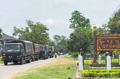 ရွှေကူ သုံးရက်ဆက် တိုက်ပွဲအတွင်း စစ်တပ်စခန်းတစ်ခုကို သိမ်းပိုက်ခဲ့ပြီး အရပ်သား သေဆုံးမှုများရှိနေ   သတင်းနှင့် မီဒီယာ ကွန်ရက်။ ၂၀၂၆ ခုနှစ်၊ ဩဂုတ်လ ၅ ရက်။   ကချင်ပြည်၊ ရွှေကူမြို့နယ်၊ ရွှေဘုန်းမြင့်ကျေးရွာတွင် စစ်တပ်နှင့် KIA ပူးပေါင်းတပ်တို့အကြား သုံးရက်ဆက် တိုက် တိုက်ပွဲများ ဖြစ်ပွားနေပြီး စစ်တပ်စခန်းတစ်ခု သိမ်းပိုက်ခံရသလို ဘုန်းကြီးကျောင်းအတွင်း ပေါက်ကွဲမှု ဖြစ်ပွားကာ သံဃာတစ်ပါးနှင့် အရပ်သားတစ်ဦး သေဆုံးခဲ့သည်။   ရွှေကူဒေသခံတစ်ဦးက “တစ်နေ့က အရပ်သားတစ်ယောက် ပွဲချင်းပြီးသေတယ်။ ဦးဇင်းတစ်ပါးက ရွှေကူ ရောက်မှ ပျံလွန်တော်မူသွားတယ်။ ရွှေဘုန်းမြင့်ဘက်မှာ အခုကတိုက်ပွဲဖြစ်နေတယ်လေ။ ဒီနေ့နဲ့ဆို သုံးရက် လောက်ရှိပြီ။ ဒီနေ့တော့ နည်းနည်းငြိမ်နေတယ်။ အဲ့တာ ဘုန်းကြီးကျောင်းမှာကျတော့ အဲ့လိုဖြစ်သွားတာပဲ” ဟု ပြောသည်။   မန္တလေး-ဗန်းမော် ဗျူဟာလမ်းမပေါ်ရှိ ရွှေဘုန်းမြင့်ကျေးရွာ၏ အထက်လမ်းဆုံနှင့် အောက်လမ်းဆုံတို့တွင် စစ်တပ်က တပ်စွဲထားပြီး၊ တပ်စခန်းနှစ်ခုကြားရှိ အဆိုပါကျေးရွာအတွင်း ဩဂုတ်လ ၃ ရက်နေ့ကစတင်ကာ တိုက်ပွဲများ ပြင်းထန်ခဲ့ခြင်းဖြစ်သည်။   အဆိုပါတိုက်ပွဲအတွင်း စစ်တပ်စခန်းကို KIA နှင့် KPDF ပူးပေါင်းတပ်များက တိုက်ခိုက်သိမ်းပိုက်နိုင်ခဲ့ပြီး စစ်တပ်ဘက်က လေကြောင်းတိုက်ခိုက်မှုများနှင့် ဒရုန်းဖြင့် ပစ်ခတ်မှုများကို ဆက်တိုက်လုပ်ဆောင်ခဲ့သည်။   ထိုသို့ ပစ်ခတ်တိုက်ခိုက်မှုများကြောင့် ရွှေဘုန်းမြင့်ကျေးရွာရှိ ဘုန်းကြီးကျောင်းဝင်းအတွင်း ဒရုန်းကျရောက် ပေါက်ကွဲခဲ့ကာ အရပ်သားတစ်ဦး နေရာတွင်ပင် ပွဲချင်းပြီး သေဆုံးခဲ့ရပြီး ဒဏ်ရာရသွားသည့် သံဃာတော် တစ်ပါးမှာလည်း ရွှေကူမြို့သို့ ဆေးကုသမှုခံယူရန် ပို့ဆောင်စဉ် ပျံလွန်တော်မူသွားခဲ့ခြင်း ဖြစ်သည်။   ဒေသခံက “ကာယကံရှင်တွေ ကိုယ်တိုင်ကတော့ ဒရုန်းကျတယ်လို့ ပြောတာပဲ။ အထက်လမ်းဆုံနဲ့ အောက်လမ်း ဆုံကြားထဲမှာ အဲ့အလယ်မှာ ရွှေဘုန်းမြင့်ရှိတယ်။ အဲ့လမ်းမကြီးက မန္တလေး-ဗန်းမော် ဗျူဟာလမ်းကြီးပေါ့” ဟု ဆက်ပြောသည်။   မြေပြင်စစ်ရေး အခြေအနေအရ ရွှေကူမြို့အထက်ဘက်ရှိ တော်လှန်ကျေးရွာနှင့် ကိုင်းရွာဘက်များတွင်လည်း တိုက်ပွဲများ ဆက်လက်ဖြစ်ပွားနေပြီး၊ ရွှေကူနှင့် ငါးအိုးကြားရှိ ကျေးရွာများဘက်၌လည်း ထိတွေ့တိုက်ပွဲများ ရှိနေဆဲဖြစ်သည်။   ဇွန်လအတွင်း စစ်တပ်က ထိုးစစ်ဆင်ခဲ့စဉ်က တော်လှန်ကျေးရွာကို သိမ်းပိုက်နေရာယူခဲ့ကာ တော်လှန်ရေး ပူးပေါင်းအဖွဲ့များ အထိုင်ချသည်ဟု ယူဆရသည့် ပလောင်တောင်ကြောဘက်ကိုပါ လေကြောင်းဖြင့် ဗုံးကြဲ တိုက်ခိုက်မှုများ လုပ်ဆောင်ခဲ့ဖူးသည်။   ယခုလက်ရှိ တိုက်ပွဲဖြစ်ပွားနေသည့် ရွှေဘုန်းမြင့်ကျေးရွာသည် စစ်ကိုင်းတိုင်းနှင့် ရှမ်းပြည်မြောက်ပိုင်းသို့ ဆက်သွယ်သွားလာနိုင်သည့်အပြင် ရွှေကူမြို့စောင့်တပ်ကို ရှောင်ကွင်းသွားလာနိုင်သည့် အဓိကကျသော ဗျူဟာလမ်းမပေါ်တွင် တည်ရှိနေသည်။   ထို့ကြောင့် နှစ်ဖက်တပ်များအကြား စစ်ရေး၊ ကုန်သွယ်ရေးနှင့် လမ်းပန်းဆက်သွယ်ရေး လမ်းကြောင်းစိုးမိုးမှု ရရှိရေးအတွက် အပြန်အလှန် ထိုးစစ်ဆင်နေကြခြင်းဖြစ်ကြောင်း ဒေသခံစစ်ရေးသတင်းရင်းမြစ်များက ဆိုသည်။     လက်ရှိတွင် ရွှေကူမြို့နယ်အတွင်း နှစ်ဖက်ထိတွေ့တိုက်ပွဲများ ဆက်လက်ဖြစ်ပွားနေဆဲဖြစ်ပြီး စစ်တပ် ဘက်က လည်း ဆုံးရှုံးသွားသည့် နယ်မြေများနှင့် ဗျူဟာလမ်းကြောင်းကို ပြန်လည်ထိန်းချုပ်နိုင်ရန် စစ်ရေးလှုပ်ရှားမှု များကို အရှိန်မြှင့် လုပ်ဆောင်လျက်ရှိသည်။   #ရွှေကူတိုက်ပွဲ