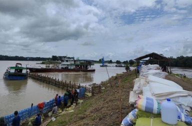 ရေကာတာ ကျိုးပေါက်မှုကြောင့် လေးမျက်နှာမြို့တွင် ပြည်သူသုံးသောင်းကျော် ရေဘေးသင့်   သတင်းနှင့် မီဒီယာ ကွန်ရက်။ ၂၀၂၆ ခုနှစ်၊ ဩဂုတ်လ ၆ ရက်   ငဝန်မြစ်ရေကာတာ ကျိုးပေါက်မှုကြောင့် ဧရာဝတီတိုင်းဒေသကြီး၊ လေးမျက်နှာမြို့နယ်တွင် မြို့ပေါ်ရပ်ကွက်များ နှင့် ကျေးရွာ ၁၀၆ ရွာတို့၌ ရေဆက်လက်ကြီးနေပြီး ဖုန်းလိုင်းတချို့ ပြတ်တောက်ကာ လူသေဆုံးမှုများ အထိ ရှိလာကြောင်း ဒေသခံများက ပြောသည်။   လေးမျက်နှာမြို့နယ်အတွင်း MPT မိုဘိုင်းစခန်း ၁၃ ခုရှိရာမှ ၁၁ ခုမှာ ပြတ်တောက်နေပြီး နင်းကြမ်းနှင့် ခမောက် စုကျေးရွာ စခန်းတို့တွင်သာ လိုင်းပြန်လည်ရရှိနေကာ ဆက်သွယ်ရေးဝန်ဆောင်မှုမှာ ၁၆ ဒသမ ၁၈ ရာခိုင်နှုန်း သာ ရှိတော့ကြောင်း ဆိုသည်။   ဇူလိုင် ၃၀ ရက် ညပိုင်းက မိုးသည်းထန်စွာရွာသွန်းမှုနှင့် မြစ်ရေတိုက်စားမှုကြောင့် ငဝန်မြစ်ရေကာတာ ကျိုး ပေါက်မှု ဖြစ်ပွားခဲ့ခြင်း ဖြစ်ရာမှ ဩဂုတ်လ ၆ ရက်အထိ လေးမျက်နှာမြို့ပေါ်ရပ်ကွက် ၅ ခုနှင့် ပတ်ဝန်းကျင် ကျေးရွာ ၇၂ ရွာ၊ ဟင်္သာတမြို့နယ် ၂၆ ရွာ၊ ရေကြည်မြို့နယ် ၆ ရွာနှင့် ကျုံပျော်မြို့နယ် ၂ ရွာ စုစုပေါင်း ကျေးရွာ ၁၀၆ ရွာသို့ ရေဝင်ရောက်လျက်ရှိသည်။   အိမ်ခြေ ၇,၇၃၄ အိမ်၊ အိမ်ထောင်စု ၇,၅၈၅ စုမှ လူဦးရေ ၃၂,၆၀၇ ဦးတို့မှာ ကယ်ဆယ်ရေးစခန်းများတွင် နေထိုင်နေကြရကြောင်း စစ်တပ်ကလည်း ထုတ်ပြန်ထားသည်။   လေးမျက်နှာမြို့နယ်အတွင်း ဆက်သွယ်ရေးအခက်အခဲများနှင့် ပတ်သက်၍ ဒေသခံကုန်သည် အမျိုးသမီး တစ်ဦးက “လေးမျက်နှာမြို့နယ်ထဲက တချို့နေရာတွေ ဖုန်းလိုင်းတွေ ပြတ်တောက်နေတဲ့အတွက် ဘယ် နေရာမှာ ဘယ်လိုအခြေအနေရှိတယ်ဆိုတာကို သွားကယ်ဖို့က ဆက်သွယ်ရေးခက်ခဲတယ်။ တချို့နေရာတွေက လှောင်ထားတဲ့ကုန်တွေ တစ်ဝက်လောက် ဆုံးရှုံးတာရှိတယ်” ဟု ပြောသည်။   ဩဂုတ် ၄ ရက် ညနေပိုင်းတွင် လေးမျက်နှာမြို့၊ အမှတ် (၃) ရပ်ကွက်ရှိ ရေမြုပ်နေသော နေအိမ်တစ်လုံးထဲတွင် အသက် ၆၉ နှစ်အရွယ် စိတ်ကျန်းမာရေးမကောင်းသူ အမျိုးသမီးကြီးတစ်ဦး သေဆုံးခဲ့သည်။   ထို့ပြင် ဩဂုတ် ၅ ရက်တွင်လည်း အိုင်သပြုကျေးရွာ၊ အောင်မင်္ဂလာရပ်ကွက်အတွင်း ရေစီးနှင့်မျောပါသွားသည့် အသက် ၂၀ ကျော်အရွယ် အမျိုးသားတစ်ဦး၏ ရုပ်အလောင်းကို လူမှုကယ်ဆယ်ရေးအဖွဲ့များက လိုက်လံရှာဖွေတွေ့ရှိခဲ့ပြီး ဟင်္သာတမြို့နယ်ဆေးရုံသို့ ပို့ဆောင်ပေးခဲ့ကြသည်။   ဒေသခံ အမျိုးသမီးတစ်ဦးက “သေတာ လောလောဆယ် နှစ်ယောက်။ တစ်ယောက်က စိတ်မနှံ့ဘူး၊ တစ် ယောက်ကတော့ ရေဘေးသင့်တဲ့သူတွေကို ထမင်းထုတ်သွားပို့တာမှာ ရေစီးနဲ့မျောသွားတာပါ” ဟု ပြောသည်။   ထို့ပြင် ဩဂုတ် ၆ ရက်နေ့ မွန်းလွဲ ၁၂ နာရီခွဲအချိန်ကလည်း လေးမျက်နှာမြို့နယ်၊ သခွပ်ချောင်းကျေးရွာအုပ်စု၊ ဂျမ်းကုန်းကျေးရွာရှိ နေအိမ်အပေါ်ထပ်တွင် နေထိုင်သူ အမျိုးသားတစ်ဦး အစာအိမ် သွေးကြောပေါက်သည့် ဝေဒနာ ခံစားနေရသဖြင့် ပရဟိတအဖွဲ့များက ဟင်္သာတမြို့ ပြည်သူ့ဆေးရုံသို့ အရေးပေါ် ကူညီပို့ဆောင်ပေးခဲ့ ရသည်။   ငဝန်တာတမံ၏ မြေအောက်ပိုင်းမှ ရေစိမ့်ထွက်ကာ တာတမံနိမ့်ကျပြီး ရေကျော်စီးဝင်မှုများ ဖြစ်ပေါ်ခဲ့ခြင်း ဖြစ်သည်။     အဆိုပါ တာတမံပျက်စီးမှုကို ထိန်းချုပ်နိုင်ရေးနှင့် ရေဆက်လက်မတိုးစေရန်အတွက် အထူးပြုလုပ်ထားသည့် သဲအိတ်များ (Geo Bag) ကို အသုံးပြုကာ ပြန်လည်ပြုပြင် တာဆို့ခြင်းလုပ်ငန်းများကို နေ့ရောညပါ အရေးပေါ် အရှိန်အဟုန်မြှင့် ဆောင်ရွက်လျက်ရှိကြောင်း စစ်တပ်ဘက်က ထုတ်ပြန်ထားသည်။   #လေးမျက်နှာ