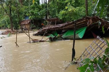 ရခိုင်ပြည် မြေပုံတွင် မိုးဆက်တိုက်ရွာသွန်းမှုကြောင့် ကျေးရွာအချို့ ရေကြီးနစ်မြုပ်   သတင်းနှင့် မီဒီယာကွန်ရက်။ ၂၀၂၆ ခုနှစ်၊ ဩဂုတ်လ ၆ ရက်။   မိုးအဆက်မပြတ် ရွာသွန်းမှုနှင့် တောင်ကျရေများ စီးဆင်းမှုတို့ကြောင့် ရခိုင်ပြည်၊ မြေပုံမြို့နယ် အတွင်းရှိ ကျေးရွာ အချို့တွင် ရေကြီးနစ်မြုပ်မှုများ ဖြစ်ပေါ်လျက်ရှိကြောင်း ဒေသခံများက ပြောသည်။   ဩဂုတ်လ ၄ ရက်နေ့မှစတင်ကာ ယနေ့ ဩဂုတ်လ ၆ ရက်နေ့အထိ မိုးအဆက်မပြတ် ရွာသွန်းခဲ့ခြင်းကြောင့် မြေပုံမြို့နယ်၊ ရက်ချောင်းကျေးရွာအုပ်စုရှိ ကျေးရွာအချို့နှင့် လေတောင်ကျေးရွာတို့တွင် ရေကြီးရေလျှံမှုများ ဖြစ်ပေါ်လာခြင်း ဖြစ်သည်။   ဒေသခံများနှင့် အဆက်အသွယ်ရှိသည့် ပရဟိတသမားတစ်ဦးက “တောင်ကျရေတွေ အဆက်မပြတ်စီးဆင်း တာ၊ မိုးများတာကြောင့် ဟုတ်ပါတယ်။ လေတောင်မှာ ရေတက်လာတယ်၊ ပြင်ဆင်စရာတွေလည်း ပြင်ဆင်နေ ပါတယ်။ အရမ်းတော့ မများသေးဘူး။ မြေပုံ ရေကြီးနေတယ်။ ဇူလိုင်လရေကြီးခဲ့တဲ့အထဲမှာ ဒီမြို့မပါခဲ့ဘူး၊ အခုရေကြီးလာတာပါ” ဟု ပြောသည်။   မြေပုံမြို့နယ်အတွင်းရှိ ကျေးရွာအချို့တွင် ယနေ့၊ နံနက်အစောပိုင်း ၃ နာရီခွဲအချိန်မှ စတင်ကာ တောင်ကျရေများ အဆက်မပြတ် စီးဝင်ခြင်းနှင့် မိုးဆက်တိုက်ရွာသွန်းခြင်းတို့ကြောင့် ရေလွှမ်းမိုးမှုဒဏ်ကို ဆိုးရွားစွာ ခံစားနေကြ ရပြီး နေအိမ်တစ်လုံးလည်း ရေစီးနှင့်အတူ ပြိုကျ ပျက်စီးသွားခဲ့သည်။   လက်ရှိတွင် ရေလွှမ်းမိုးမှုဒဏ်ကို ခံနေရသည့် ကျေးရွာများမှာ မြေပုံမြို့နယ်၊ ရက်ချောင်းကျေးရွာအုပ်စုရှိ လမ်း မတော်စု၊ ကယုချောင်းစုနှင့် လေတောင်ကျေးရွာတို့ ဖြစ်ကြပြီး၊ အထူးသဖြင့် ကယုချောင်းစုတွင် တောင်ကျ ရေစီးသန်မြန်မှုကြောင့် လူနေအိမ်တစ်လုံး ရေထဲသို့ ပြိုကျပျက်စီးသွားခဲ့ခြင်း ဖြစ်သည်။   ဩဂုတ်လ ၄ ရက်နေ့ ညနေပိုင်းကတည်းက မြေပုံမြို့နယ်တွင် မိုးအဆက်မပြတ် ရွာသွန်းခဲ့ရာ ယနေ့နံနက် ၃ နာရီခွဲအချိန်တွင် ရေအမှတ်သည် အမြင့်ပိုင်းကျေးရွာများ၌ ၄ ပေခွဲအထိနှင့် အနိမ့်ပိုင်းဒေသများတွင် ၅ ပေအထိ မြင့်တက်လာခဲ့ခြင်း ဖြစ်သည်။   ကပ္ပလီပင်လယ်ပြင်နှင့် ဘင်္ဂလားပင်လယ်အော် တောင်ပိုင်းတို့တွင် မုတ်သုံလေ အားကောင်းလျက်ရှိခြင်းကြောင့် ရခိုင်ပြည်နယ်အတွင်း လာမည့် ဩဂုတ်လ ၁၁ ရက်နေ့အထိ မိုးဆက်တိုက် ရွာသွန်းနိုင်ပြီး လေပြင်းများ တိုက်ခတ်နိုင်ကြောင်း မိုးလေဝသဌာနက ခန့်မှန်းထားသည်။   လက်ရှိတွင် ရေဘေးသင့်ဒေသခံ ပြည်သူများမှာ အရေးပေါ်စားဝတ်နေရေးအပြင် ဆေးဝါးအကူအညီများကိုပါ အထူးလိုအပ်နေကြဆဲ ဖြစ်သည်။   ပြီးခဲ့သည့် ဇူလိုင်လအစောပိုင်းကလည်း အာရက္ခဒေသအတွင်းရှိ မြို့နယ် ၈ ခုတွင် မိုးသည်းထန်စွာ ရွာသွန်းမှု ကြောင့် ကုလားတန်မြစ်ရေနှင့် လေးမြို့မြစ်ရေများ မြင့်တက်လာခြင်း၊ တောင်ကျရေများ စီးဆင်းလာခြင်း တို့ကြောင့် ရေကြီးရေလျှံမှုများ ဖြစ်ပွားခဲ့ဖူးသည်။   ရခိုင်ဒေသ အနှံ့အပြားတွင် မိုးသည်းထန်စွာ အဆက်မပြတ် ရွာသွန်းနေခြင်းကြောင့် မြေဆီလွှာများတွင် ရေဝင် ရောက်မှု အလွန်များပြားနေကာ တောင်ပြိုခြင်း၊ မြေပြိုခြင်းများနှင့် မြေနိမ့်ပိုင်းဒေသများတွင် လျှပ်တစ်ပြက် ရေကြီးရေလျှံမှုများ ဖြစ်ပေါ်လာနိုင်သဖြင့် ပြည်သူများအနေဖြင့် အထူးသတိပြုနေထိုင်ကြရန်နှင့် အန္တရာယ်ရှိ နိုင်သည့် နေရာများတွင် မနေထိုင်ကြရန် တိုက်တွန်းထားသည်။     ထို့ပြင် ရေစီးသန်နေချိန်အတွင်း မြစ်နား၊ ချောင်းနားများတွင် ထင်းလိုက်မကောက်ကြရန်လည်း သတိပေး တား မြစ်ထားသည်။   #မြေပုံ #မိုးရွာသွန်း