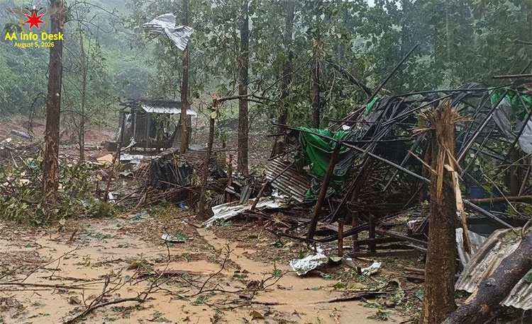 မြောက်ဦးကို စစ်တပ်က လေယာဉ်အုပ်စုဖြင့် ဗုံးအလုံး ၃၀ ကျော် ကြဲချတိုက်ခိုက်   သတင်းနှင့် မီဒီယာ ကွန်ရက်။ ၂၀၂၆ ခုနှစ်၊ ဩဂုတ်လ ၆ ရက်။   ရခိုင်ပြည်၏ ရှေးဟောင်းယဉ်ကျေးမှု အမွေအနှစ်များ တည်ရှိရာ သမိုင်းဝင်မြောက်ဦးမြို့ပေါ်သို့ စစ်တပ်က ဂျက် ဖိုက်တာ ၆ စီးနှင့် Y-12 ၂ စီးတို့ဖြင့် အုပ်စုလိုက် အပြင်းအထန် လေကြောင်းကနေ ဗုံးကြဲတိုက်ခိုက်ခဲ့ခြင်း ကြောင့် အပြစ်မဲ့ပြည်သူများ ထိခိုက်ဒဏ်ရာရရှိခဲ့သည်။   ပြီးခဲ့သည့် ဩဂုတ်လ ၄ ရက်နေ့၊ ည ၉ နာရီကျော်မှ ၁၀ နာရီကျော်အထိ တစ်နာရီကျော်ကြာမြင့်ခဲ့သော အဆိုပါ တိုက်ခိုက်မှုအတွင်း မြောက်ဦးမြို့ပေါ်ရှိ စစ်တပ်၏ တပ်ရင်းဟောင်းများဖြစ်ကြသည့် အမှတ် (၅၄၀) တပ်ရင်း နှင့် အမှတ် (၃၁) ရဲတပ်ရင်းနေရာတို့ကို ဗုံးကြဲခဲ့ခြင်း ဖြစ်သည်။   ထို့အပြင် စစ်ဘေးရှောင်များနှင့် ရေဘေးရှောင်များ ခိုလှုံနေထိုင်ရာ နေရာများကိုပါ ပစ်မှတ်ထားကာ ဗုံးအလုံးရေ ၃၀ ကျော်အထိ မရပ်မနား ကြဲချတိုက်ခိုက်ခဲ့ခြင်း ဖြစ်သည်။   ထိုကဲ့သို့ လေကြောင်းမှ ဗုံးကြဲတိုက်ခိုက်ခဲ့မှုကြောင့် စစ်ဘေးရှောင်နှင့် ရေဘေးရှောင် အပြစ်မဲ့ပြည်သူ ၄ ဦး ထိခိုက်ဒဏ်ရာရရှိခဲ့ပြီး၊ ဒေသခံပြည်သူများ ပိုင်ဆိုင်သည့် နွား ၃ ကောင် သေဆုံးကာ ၅ ကောင်မှာလည်း ထိခိုက် ဒဏ်ရာရရှိခဲ့သည်။   ဒေသခံ တစ်ဦးက “ညအချိန်ကြီးမှာ လေယာဉ်သံတွေရော ဗုံးပေါက်ကွဲသံတွေရော တစ်လုံးပြီး တစ်လုံးပဲ။ ရမ်းသမ်းကြဲချနေတာ။ အားလုံးက ဘယ်ကိုပြေးရမလဲ မသိဘူး အဲ့လိုဖြစ်ကုန်တာ” ဟု ပြောသည်။   လက်ရှိ မိုးရာသီကာလအတွင်းတွင်ပင် စစ်တပ်အနေဖြင့် အရပ်သားပြည်သူများ နေထိုင်ရာနေရာများကို ရည် ရွယ်ချက်ရှိရှိဖြင့် လေကြောင်းတိုက်ခိုက်မှုများကို ဆက်တိုက် လုပ်ဆောင်နေခြင်းကြောင့် ဒေသခံပြည်သူများ အနေဖြင့် လေကြောင်းအန္တရာယ်ကို အထူးသတိထား ကြိုတင်ပြင်ဆင်နေထိုင်ကြရန် အာရက္ခတပ်တော် (AA) က တိုက်တွန်းထားသည်။   စစ်ရှောင်များကို အကူအညီပေးနေသူ ရခိုင်လူငယ်တစ်ဦးကလည်း “အခုလို မိုးတွင်းကာလမှာတောင် အရပ်သား တွေနဲ့ စစ်ဘေးရှောင်တွေ ခိုလှုံတဲ့နေရာတွေကို ပစ်မှတ်ထားပြီး အခုလို ရည်ရွယ်ချက်ရှိရှိ ဗုံးကြဲတိုက်ခိုက် နေ တာဟာ လူသားချင်းစာနာမှုဆိုင်ရာ ဥပဒေတွေကို ဖောက်ဖျက်နေတာပါပဲ။ ပြည်သူတွေအနေနဲ့ လေကြောင်း ရန်ကို အထူးသတိထားကြဖို့နဲ့ လုံခြုံတဲ့နေရာတွေမှာ တိမ်းရှောင်ကြဖို့ တိုက်တွန်းချင်ပါတယ်” ဟု ပြောသည်။   သမိုင်းဝင် ယဉ်ကျေးမှုနယ်မြေ တစ်ခုဖြစ်သည့် မြောက်ဦးမြို့တွင် ယခုကဲ့သို့ စစ်ရေးပစ်မှတ်မဟုတ်သည့် အရပ် သားများ ခိုလှုံရာနေရာများကို လေကြောင်းဖြင့် အကြိမ်ကြိမ် ဗုံးကြဲတိုက်ခိုက်မှုများကြောင့် ဒေသခံ ပြည်သူများ မှာ စိုးရိမ်ပူပန်မှုများ မြင့်တက်နေဆဲဖြစ်သည်။   ထိုပြင် စစ်ရှောင်ပြည်သူများအတွက် အရေးပေါ် အကူအညီများနှင့် လုံခြုံရေးဆိုင်ရာ အကာအကွယ်များကို အထူးလို အပ်လျက်ရှိနေကြောင်း အကူအညီပေးနေသူများက ပြောသည်။   #မြောက်ဦး