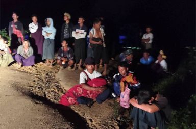 အောင်ပန်းတွင် ပျောက်ဆုံးနေသည့် ကလေးငယ်အလောင်းကို  ရေတွင်းပျက်၌တွေ့ရှိ   သတင်းနှင့် မီဒီယာ ကွန်ရက်။ ၂၀၂၆ ခုနှစ်၊ ဩဂုတ်လ ၇ ရက်။   ရှမ်းပြည်တောင်ပိုင်း၊ ကလောမြို့နယ်၊ အောင်ပန်းမြို့အနီးတွင် အသက် ခြောက်နှစ်အရွယ် ကလေးငယ်တစ်ဦး ပျောက်ဆုံးသွားပြီးနောက် သေဆုံးနေသည့် အနေအထားဖြင့် ရေတွင်းပျက်တစ်ခုအတွင်း၌ ပြန်လည်တွေ့ရှိခဲ့ ကြောင်း လူမှုကူညီရေးအသင်းဝင်များက ပြောဆိုသည်။   အောင်ပန်းနာရေး ကူညီမှုအသင်းနှင့် မိသားစုဝင်များ ဝိုင်းဝန်းရှာဖွေခဲ့ကြရာ အောင်ပန်းမြို့အနီး၊ ဘုရားတောင် ကျေးရွာရှိ ရေတွင်းပျက်တစ်ရွာ၌ ဩဂုတ်လ ၆ ရက် ည ၁၁ နာရီခန့်က ယခုကဲ့သို့ အလောင်းကို ရှာဖွေတွေ့ရှိခဲ့ ခြင်း ဖြစ်သည်။   ဖြစ်စဉ်နှင့်ပတ်သက်ပြီး နီးစပ်သူတစ်ဦးက “စတွေ့တော့ အလောင်းက ပုံမှန်ဟုတ်မနေဘူး။ ဒီတိုင်းပြုတ်ကျလို့ သေတာလား၊ တခုခု လုပ်ခံရတာလားဆိုတာ မြင်တဲ့သူတိုင်း သိကြပါတယ်။ ကလေးက ပျောက်နေတုန်း ဖြစ် သွားတာဆိုတော့ မိဘတွေ ရင်ကျိုးမတတ်ပဲ” ဟု ပြောသည်။   သေဆုံးသူ ကလေးငယ်သည် ဩဂုတ်လ ၆ ရက်နေ့၊ ညနေ ၅ နာရီခန့်ကတည်းက ကျေးရွာအတွင်းရှိ နေအိမ်မှ တစ်ဦးတည်း ပျောက်ဆုံးသွားခဲ့ခြင်းဖြစ်ပြီး မိသားစုဝင်များက ဝိုင်းဝန်းရှာဖွေော်သော်လည်း မတွေ့ရှိရသဖြင့် လူမှုကူညီရေး အသင်းဝင်များထံ အကူအညီ လိုက်လံတောင်းခံခဲ့ရခြင်း ဖြစ်သည်။   အလောင်းအား တွေ့ရှိချိန်တွင် သေဆုံးသူ ဝတ်ဆင်ထားသည့် နားကပ်တစ်ရံ ပျောက်ဆုံးနေပြီး နားရွက်၌ ဆွဲဖြုတ်ယူထားသည့် ဒဏ်ရာများကို တွေ့ရသည့်အပြင် တစ်ကိုယ်လုံးရှိ ဒဏ်ရာအနေအထားများအရ ရိုက်နှက် လုယက် သတ်ဖြတ်ပြီးမှ ရေတွင်းထဲသို့ ပစ်ချခဲ့ခြင်း ဖြစ်နိုင်ကြောင်း လူမှုကူညီရေးအသင်းဝင်များက ကောက် ချက်ချ ပြောဆိုကြသည်။   သေဆုံးသူ ခြောက်နှစ်အရွယ် ကလေးငယ်မှာ နောင်ရဲကျေးရွာနေ ဦးမောင်မောင်နှင့် ဒေါ်ခက်ခက်တို့၏ သမီး ဖြစ်သူ မဆောင်းနှင်း ဖြစ်ပြီး သူငယ်တန်း (KG) တက်ရောက်နေသူတစ်ဦး ဖြစ်ကြောင်း နီးစပ်သူများက ပြောသည်။   လိုက်လံကူညီဆောင်ရွက်ပေးခဲ့သည့် အမျိုးသားတစ်ဦးက “အခု ရဲစစ်ချက်ယူနေသေးတယ်။ အသတ်ခံရတာ တော့ ဟုတ်တယ်။ အဲဒါတော့ သေချာပြောလို့ရတယ်။ နားကပ်ကလည်း ပြောရမယ်ဆို ပြန်ရောင်းရင် ဘယ် လောက်မှ မရပါဘူး။ သားသမီးချင်း မစာမနာ လုပ်ရက်ကြတာ။ ဒီမှာက ဆေးသမားများတော့ ဒါမျိုးတွေက ခဏခဏ ဖြစ်တယ်” ဟု ပြောသည်။   စစ်အာဏာသိမ်းပြီး နောက်ပိုင်း ကလောမြို့နယ်အတွင်း ပိုင်ရှင်မဲ့အလောင်းများ တွေ့ရှိရခြင်း၊ ကိုယ့်ကိုယ်ကိုယ် အဆုံးစီရင်ခြင်းနှင့် အသတ်ခံရသည့် ဖြစ်စဉ်များကြောင့် တစ်လလျှင် အနည်းဆုံး အလောင်းတစ်လောင်းခန့် ပေါ်ထွက်နေပြီး ဒေသခံများအနေဖြင့် ညဘက်သွားလာရေးအတွက် အထူးစိုးရိမ်ပူပန်နေကြရသည်။   ဒေသခံများ၏ ပြောပြချက်အရ အဆိုပါ အသတ်ခံရသည့် ရာဇဝတ်မှုများနှင့် လောင်းကစား၊ မူးယစ်ဆေးဝါး ရောင်းဝယ်ဖောက်ကား သုံးစွဲမှုများမှာ တစ်နည်းတစ်ဖုံ ဆက်စပ်လျက်ရှိကြောင်း သိရသည်။   #ကလော #အောင်ပန်းမြို့