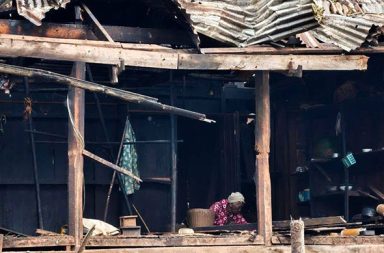 တိုက်ပွဲနှင့် ဗုံးကြဲမှုများကြောင့် ကရင်နီတွင် စစ်ဘေးရှောင် အိမ်ထောင်စု ၂၅၀ နီးပါး  တိုးလာ   သတင်းနှင့် မီဒီယာ ကွန်ရက်။ ၂၀၂၆ ခုနှစ်၊ ဩဂုတ်လ ၇ ရက်။   ကရင်နီပြည်တွင် ဇူလိုင်လအတွင်း စစ်အုပ်စု၏ တိုက်ခိုက်မှုများကြောင့် အရပ်သား နှစ်ဦး သေဆုံးကာ ၁၁ ဦး ဒဏ်ရာရရှိခဲ့ပြီး အိမ်ထောင်စု ၂၅၀ နီးပါးမှာလည်း ထပ်မံတိမ်းရှောင်ခဲ့ရကြောင်း ကရင်နီလူ့အခွင့်အရေးအဖွဲ့ (KnHRG) က ထုတ်ပြန်ထားသည်။   ဇူလိုင်လအတွင်း ဒီးမော့ဆိုနှင့် မိုးဗြဲမြို့တို့တွင် နှစ်ဖက်ထိတွေ့တိုက်ပွဲများ ပြင်းထန်စွာ ဖြစ်ပွားခဲ့ပြီး တိုက်ပွဲ ဖြစ်ပွားရာ မဟုတ်သည့် ကျေးရွာများဘက်သို့ စစ်တပ်က ဗုံးကြဲတိုက်ခိုက်ခဲ့ခြင်းကြောင့် အရပ်သား နှစ်ဦး သေဆုံးကာ ၁၁ ဦး ထိခိုက်ဒဏ်ရာရရှိခဲ့ကြောင်း KnHRG က ဩဂုတ်လ ၆ ရက်နေ့တွင် ထုတ်ပြန်ခဲ့သည်။   အဆိုပါ လူ့အခွင့်အရေး ချိုးဖောက်မှုများနှင့် ပတ်သက်ပြီး KnHRG ၏ ဒါရိုက်တာ မမေက “လူ့အခွင့်အရေး ချိုးဖောက်မှုကတော့ မြင့်တက်နေဆဲ ဖြစ်တယ်ပေါ့နော်။ စစ်ကောင်စီဘက်ကနေပြီးတော့ နေရာထပ်တိုးဖို့ လုပ်နေတဲ့အတွက်ကြောင့်မို့လို့ တော်တော်လေး တိုက်ပွဲ ပြင်းထန်တဲ့ အနေအထားမျိုးဖြစ်တယ်။ အဲ့ဒီအတွက် ကြောင့်မို့ တိုက်ပွဲဖြစ်တဲ့ နေရာမှာဆိုလို့ရှိရင် နေ့တိုင်း လေယာဉ်၊ ဒရုန်းနဲ့ ကြဲတာ၊ တိုက်ခိုက်တာတွေလည်း ရှိတယ်။ အဲ့ဒါအပြင် စစ်ဖြစ်ပွားခြင်းမရှိတဲ့ အရပ်သားပြည်သူတွေ နေထိုင်တဲ့နေရာတွေကိုလည်း လက်နက် ကြီး၊ ဒရုန်း၊ လေကြောင်းတိုက်ခိုက်မှုတွေက ဆက်တိုက် ပြုလုပ်နေတဲ့ဟာ ရှိတယ်ပေါ့နော်” ဟု ပြောသည်။   ထို့ပြင် စစ်တပ်၏ စစ်ကြောင်းထိုးမှုနှင့် အရပ်သားများကို ပစ်မှတ်ထား ဗုံးကြဲတိုက်ခိုက်မှုများကြောင့် မိုးဗြဲ အနောက်ခြမ်း၊ ဖလိုင်တောင်ခြေအနီးဝန်းကျင်ရှိ ကျေးရွာဒေသခံနှင့် စစ်ဘေးရှောင် အိမ်ထောင်စု ၂၅၀ နီးပါးမှာ ထပ်မံရွှေ့ပြောင်း ထွက်ပြေးခဲ့ကြရသည်။   လက်ရှိတွင်လည်း ဒီးမော့ဆိုမြို့နယ်၊ ဒေါငံခါးကျေးရွာ အနီးတစ်ဝိုက်၌ စစ်တပ်နှင့် တော်လှန်ရေးတပ်များအကြား တိုက်ပွဲများ ပြင်းထန်နေဆဲဖြစ်ပြီး စစ်တပ်ဘက်မှ လက်နက်ကြီးနှင့် ဒရုန်းတို့ဖြင့် ဆက်တိုက် ထိုးစစ်ဆင်နေ သဖြင့် အနီးဝန်းကျင်ရှိ ဒေသခံများနှင့် စစ်ဘေးရှောင်များမှာ ထပ်မံတိမ်းရှောင်နေကြရသည်။   ဩဂုတ်လ ၆ ရက်နေ့တွင် ဒီးမော့ဆိုအနောက်ဘက်ခြမ်း တစ်နေရာကို စစ်တပ်က လေကြောင်းမှ သုံးကြိမ်တိုင် တိုင် ဗုံးကြဲတိုက်ခိုက်ခဲ့ခြင်းကြောင့် အသက် ၅၀ ကျော်အရွယ် စစ်ဘေးရှောင် အမျိုးသားတစ်ဦး သေဆုံးခဲ့ပြီး အသက် ၇၀ ဝန်းကျင်အရွယ် အမျိုးသမီးတစ်ဦးလည်း ဗုံးစထိမှန် ဒဏ်ရာရရှိခဲ့သည်။   အလားတူ ဩဂုတ်လ ၄ ရက်နေ့ကလည်း ဖရူဆိုမြို့နယ်အတွင်းရှိ ကျေးရွာတစ်ရွာကို စစ်တပ်က ဒရုန်းဖြင့် ဗုံးကြဲတိုက်ခိုက်ခဲ့ရာ ငါးလသားအရွယ် ကလေးငယ်တစ်ဦး အပါအဝင် အရပ်သား ငါးဦး အသက်ဆုံးရှုံးခဲ့ရသည်။   ဒီးမော့ဆိုအနောက်ခြမ်းတွင် နေထိုင်နေကြသည့် စစ်ဘေးရှောင် အမျိုးသမီးတစ်ဦးက “စစ်ရှောင်တွေက စိတ်ပူ တာပေါ့။ တိုက်ပွဲဖြစ်နေတဲ့နေရာနဲ့လည်း သိပ်မဝေးဘူး။ ထပ်တိမ်းရှောင်ဖို့နေရာလည်း အဆင်မပြေဘူးလေ။ ပြီးတော့ လေယာဉ်နဲ့ လာကြဲသွားတာ အရမ်းနီးတယ်။ ဘယ်ချိန် စစ်ရှောင်စခန်းတွေမှာ ထပ်လာကြဲမလဲဆိုတဲ့ စိတ်နဲ့ ပူပန်သောကတွေ ရောက်နေတယ်။ ဘယ်နေရာပဲနေနေ လုံခြုံမှုမရှိတော့ အနာဂတ်အတွက် မျှော်လင့် ချက်တွေ ယုံကြည်မှုတွေ စိတ်လျော့အားနည်းလာကြတယ်” ဟု ပြောသည်။   ကရင်နီ ပြည်သူလူထုအနေဖြင့် လက်ရှိတွင် ရှင်သန်ရေးအတွက်သာ ရုန်းကန်နေကြရပြီး အနာဂတ်အတွက် မသေချာ မရေရာမှုများနှင့် ရင်ဆိုင်နေကြရကြောင်း KnHRG က ထောက်ပြပြောဆိုထားသည်။   ထို့ကြောင့် နိုင်ငံတကာ အသိုင်းအဝိုင်းအနေဖြင့် ပြည်သူများ ကြုံတွေ့နေရသည့် အကျပ်အတည်းကို အရေးပေါ် အခြေအနေအဖြစ် အသိအမှတ်ပြုရန်၊ စစ်တပ်၏ လူ့အခွင့်အရေးချိုးဖောက်မှုများ လျှော့ပါးစေရန်နှင့် တရားမျှ တမှုအတွက် ပြတ်ပြတ်သားသား အရေးယူဆောင်ရွက်ပေးရန် KnHRG က တိုက်တွန်းတောင်းဆိုထားသည်။   #KnHRG #KarenniIDPs