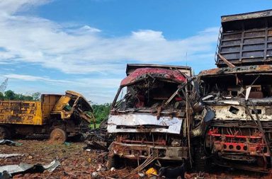 မကွေး-ရခိုင်အစပ် တိုက်ပွဲပြင်းထန်၊ လေကြောင်းတိုက်ခိုက်မှုကြောင့် ၂ ဦးသေဆုံး   သတင်းနှင့် မီဒီယာ ကွန်ရက်။ ၂၀၂၆ ခုနှစ်၊ ဩဂုတ်လ ၁၀ ရက်။   မကွေးတိုင်း ငဖဲမြို့နယ် နတ်ရေကန်နှင့် ရခိုင်ပြည် နယ်စပ်တွင် တိုက်ပွဲများ ပြင်းထန်လျက်ရှိပြီး စစ်တပ် က အမ်းမြို့နယ်အတွင်းသို့ လေကြောင်းမှ ဗုံးကြဲတိုက်ခိုက်ခဲ့သလို ထိုးစစ်စတင်သည့် လှုပ်ရှားမှုအချို့ ရှိလာကြောင်း ဒေသခံ စစ်ရေးသတင်း အရင်းအမြစ်များက ပြောသည်။   ဩဂုတ်လ ၆ ရက်နေ့မှ ၉ ရက်နေ့အထိ အဆိုပါ နယ်စပ်တစ်လျှောက် တိုက်ပွဲအချို့ ဖြစ်ပွားခဲ့ကာ နတ်ရေကန် တောင် ပတ်ဝန်းကျင်နေရာများကို စစ်တပ်က ဗုံးကြဲတိုက်ခိုက်ခဲ့သည်။   ထို့ပြင် အာရက္ခတပ်တော် (AA) ထိန်းချုပ်ထားသည့် အမ်းမြို့နယ်၊ တလိုင်းတောင်ကျေးရွာရှိ ပြည်သူများနေထိုင် ရာ နေရာသို့ ဩဂုတ်လ ၈ ရက် ည ၉ နာရီခွဲခန့်တွင် စစ်တပ်က ညအချိန် ဗုံး ၂ လုံး ကြဲချခဲ့သည်။   လေကြောင်းမှ ဗုံးကြဲချမှုကြောင့် တလိုင်းတောင်ကျေးရွာရှိ ကိုအောင်ပိုင် မိသားစုပိုင်ဆိုင်သည့် နေအိမ်နှင့် ကား ဝပ်ရှော့ အလုပ်ရုံအဆောင်တို့ လုံးဝပျက်စီးသွားခဲ့ပြီး အိမ်အတွင်းရှိ ကိုအောင်ပိုင်၏ မိခင်ဖြစ်သူ ဒေါ်မလေးငယ် (၆၇ နှစ်) နှင့် ကားဝပ်ရှော့အလုပ်သမား မောင်မောင်ဉာဏ် (၂၃ နှစ်) တို့ ၂ ဦးမှာ ဗုံးစထိမှန်၍ သေဆုံးသွားခဲ့သည်။   ဖြစ်စဉ်ကို သိရှိသည့် ဒေသခံတစ်ဦးက “ညဘက်ပိုင်းကို ဂျက်ဖိုက်တာနဲ့ ဗုံးကြဲလိုက်တာဆိုတော့ ကိုအောင်ပိုင် တို့ မိသားစု အိမ်နဲ့ ကားဝပ်ရှော့ပါ လုံးဝ ပျက်စီးသွားတယ်။ အိမ်ထဲမှာရှိတဲ့ မိခင်ဖြစ်သူနဲ့ ဝပ်ရှော့အလုပ်သမား မောင်မောင်ဉာဏ်တို့ ၂ ယောက်ကတော့ ဗုံးစထိပြီး နေရာမှာတင် ပွဲချင်းပြီး သေဆုံးခဲ့ရတယ်” ဟု ပြောသည်။   ထို့ပြင် ကိုအောင်ပိုင်၏ ဇနီး၊ သမီးနှင့် ဝပ်ရှော့အလုပ်သမား မောင်ထွန်းထွန်းဝင်းတို့ ၃ ဦးမှာလည်း ထိခိုက် ဒဏ်ရာများ ရရှိခဲ့ပြီး ကား ၅ စီး ပျက်စီးခဲ့သည်။   နတ်ရေကန်သည် မကွေးတိုင်းဒေသကြီး (ငဖဲမြို့နယ်) နှင့် ရခိုင်ပြည် (အမ်းမြို့နယ်) နယ်နိမိတ် ထိစပ်နေသည့် မင်းဘူး - အမ်း ကားလမ်းပေါ်ရှိ တောင်ကြားနယ်မြေ ဖြစ်ပြီး မကွေးတိုင်းအတွင်းသို့ စစ်ရေးအရ ဝင်ရောက်နိုင် သည့် မဟာဗျူဟာမြောက် နယ်မြေဖြစ်သောကြောင့် နှစ်ဖက်စလုံးက အရေးပါသော စစ်မျက်နှာအဖြစ် တိုက်ပွဲ များ ပြင်းထန်နေခြင်း ဖြစ်သည်။   ငဖဲမြို့နယ်ရှိ စစ်ရေးသတင်းအရင်းအမြစ်က “စစ်တပ်ဘက်က ပဒါန်း ကပစ - ၁၄ ဘက်က စစ်မှုထမ်း သင်တန်း ဆင်းတွေ စစ်အင်အား ရာနဲ့ချီ စစ်ကြောင်းတွေ ခွဲပြီး နတ်ရေကန် စစ်မျက်နှာကို ဆက်တိုက် ပို့ဆောင်နေတယ်။ AA က မဟာမိတ် ပူးပေါင်းတပ်တွေက လမ်းခုလတ်က ကြားဖြတ် တိုက်တယ်။ ပိတ်ဆို့ ဟန့်တားတယ် မနိုင် တော့ စစ်တပ်ကဗုံးကြဲတယ်။ တကယ်တော့ နတ်ရေကန်ကမ္ဘာလုံး စခန်းကို အေအေလည်း မထိန်းချုပ်နိုင်သေး ဘူး။ အဲ့တော့ အမ်းကိုပါ အခု ထိုးစစ်ဆင်နေတယ်လို့ အပြကောင်းအောင် စစ်တပ်ကလုပ်လာတာပါ” ဟု ပြော သည်။   စစ်တပ်သည် AA ပိတ်ဆို့ထားသည့် နတ်ရေကန်သို့ ထိုးဖောက်ရန် အပြင်းအထန် ကြိုးစားနေပြီး ပဇီနှင့် ဂုတ်ကြီး ကျေးရွာများတွင် အင်အားဖြည့်တင်း၍ ထိုးစစ်စတင်နေသည့်အပြင် Y-8 လေယာဉ်ဖြင့် လက်နက်ခဲယမ်းနှင့် စားနပ်ရိက္ခာများကို နတ်ရေကန်သို့ ဖြည့်တင်းထားကြောင်း မြေပြင်သတင်းရင်းမြစ်များက ပြောသည်။   #နတ်ရေကန်တိုက်ပွဲ #ငဖဲမြို့နယ်