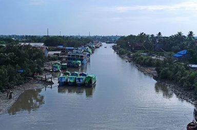 စစ်တွေတွင် စစ်တပ်က ရေရှည်ခံစစ်အတွက် ပြင်ဆင်ပြီး ခံစစ်စခန်းများ တိုးချဲ့   သတင်းနှင့် မီဒီယာ ကွန်ရက်။ ၂၀၂၆ ခုနှစ်၊ ဩဂုတ်လ ၁၀ ရက်။   ရခိုင်ပြည်၊ စစ်တွေမြို့တွင်း၌ စစ်တပ်က ရေရှည်မြို့စောင့် ခံစစ်အတွက် ပြင်ဆင်လျက်ရှိပြီး ဆတ်ရိုးကျချောင်း အနီး ကုန်းမြေနှင့် ရေပြင် နှစ်ခုစလုံးတွင် ခံစစ်စခန်းအချို့ တိုးချဲ့တည်ဆောက်နေကြောင်း စစ်ရေးသတင်း အရင်း အမြစ်များက ပြောသည်။   လက်ရှိတွင် ကုလားတန်မြစ်ဝနှင့် စစ်တွေကမ်းလွန် ပင်လယ်ပြင်တို့၌ စစ်ရေယာဉ်များကို ပိတ်ဆို့တပ်စွဲထား သည့် အပြင် ဆတ်ရိုးကျတံတားအနီး အဆောက်အအုံအချို့၌ စခန်းချထားကာ ဆတ်ရိုးကျချောင်းအတွင်း၌ လည်း ခံစစ်အဆောက်အအုံ အသေးစားတစ်ခုကို တည်ဆောက်လျက်ရှိသည်။   စစ်တွေမြို့ စစ်ရေးသတင်းအရင်းအမြစ်က “စစ်တွေမြို့က စစ်တပ်လုံခြုံရေးကို ခန့်မှန်းဖို့ ခက်တယ်၊ သေချာ တာကတော့ ခံစစ်ကို အသေတည်ဆောက်တဲ့ပုံစံ၊ ဆတ်ရိုးကျ တဘက်ကမ်းက ရွာတွေကို မီးရှို့ဖြိုဖျက်ပြီးလို့ တော်တော်ကြာတဲ့အထိ ချောင်းထဲမှာရော ကမ်းမှာရော အသွားအလာ အဆုတ်အတက်ပဲ လုံခြုံရေးများတယ်” ဟု ပြောသည်။   ဆတ်ရိုးကျချောင်းအနီးရှိ ဒေသခံနေအိမ်အချို့နှင့် ဆိုင်ခန်းများကို စစ်တပ်က ပြောင်းရွှေ့ခိုင်းသည်ဟု ဒေသ တွင်းသတင်းများ၌ ဖော်ပြထားသော်လည်း ယင်းအချက်ကို သတင်းနှင့် မီဒီယာ ကွန်ရက် အနေဖြင့် သီးခြား အတည် မပြုနိုင်သေးပေ။       စစ်တပ်သည် စစ်တွေမြို့၌ ခံစစ်အတွက် အဆင့်မြှင့်တင် ပြင်ဆင်လျက်ရှိရာ စစ်တွေလေဆိပ်နှင့် တပ်ရင်း/တပ်ဖွဲ့ စခန်းများ ပတ်လည်တွင် လက်နက်ကြီးများ ပစ်ကူပေးနိုင်ရန် အသင့်ပြင်ထားပြီး မြို့တွင်း လူနေအိမ်အချို့၌ လည်း တစ်ခါတရံ တပ်စွဲနေထိုင်မှုများ ရှိနေသည်ဟု ဒေသခံများက ပြောသည်။   စစ်တွေဒေသခံက “အခုရက်ပိုင်းမှာတော့ ဆတ်ရိုးကျချောင်းကမ်းနားက အဆောက်အအုံတွေမှာ တပ်စွဲထားပြီ။ ချောင်းထဲမှာလည်း အဆောက်အအုံ အသေးတစ်ခု ဆောက်နေတယ်။ ဆတ်ရိုးကျဘက်ကနေ အေအေ ဝင်လာနိုင်တယ်လို့ ယူဆပုံ ပါပဲ” ဟု ပြောသည်။   ထို့ပြင် စစ်တွေ-ရန်ကုန် လမ်းမကြီး အပါအဝင် မြို့ဝင်လမ်းကြောင်းများနှင့် တံတားများကို ဘာရိယာ (Barrier) များ (ကွန်ကရင်တုံးများ၊ သံဆူးကြိုး တားတုံးများ)၊ သဲအိတ်များနှင့် ဆူးကြိုးခွေများဖြင့် ပိတ်ဆို့ထားကာ စစ်ဆေးရေးဂိတ်များကို တိုးမြှင့်ထားသည်။   မြို့ပေါ်ရပ်ကွက်များ၊ စုပေါင်းရုံးအနီး၊ လမ်းဆုံလမ်းခွများနှင့် အစိုးရရုံးစိုက်ရာ နယ်မြေများ၌လည်း ဘန်ကာ အသစ်များ ဆောက်လုပ်ခြင်း၊ ကင်းစခန်း အင်အား ပိုမိုချထားခြင်းများ ဆောင်ရွက်ထားသည်။   လက်ရှိတွင် စစ်တွေမြို့ကို အာရက္ခတပ်တော် (AA) က ဝန်းရံပိတ်ဆို့ထားခြင်း ဖြစ်ပြီး ရေချမ်းပြင်ကျေးရွာအနီး၊ ဝါဘိုကျေးရွာအနီးနှင့် စစ်တွေ-ရသေ့တောင် နယ်စပ်နေရာများကို စစ်တပ်နှင့် AA တို့ နယ်မြေစိုးမိုးနိုင်ရေး အပြိုင်အဆိုင် ကြိုးပမ်းလျက်ရှိသည်။   ဓါတ်ပုံ - RFA   #စစ်တွေမြို့