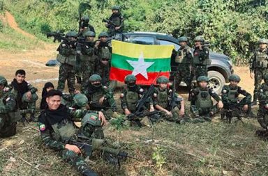 တနိုင်းတွင် သင်တန်းကျောင်း တိုက်ခိုက်ခံရသော ပြည်သူ့စစ်များက ဖားကန့်တွင် အရပ်သား ၄ ဦးကို သတ်ဖြတ်   သတင်းနှင့် မီဒီယာ ကွန်ရက်။ ၂၀၂၆ ခုနှစ်၊ ဩဂုတ်လ ၁၀ ရက်။   ကချင်ပြည်၊ တနိုင်းမြို့နယ်ရှိ မင်းဇေသန့် ပြည်သူ့စစ်သင်တန်းကွင်း တိုက်ခိုက်ခံရပြီးနောက် ဖားကန့်မြို့နယ်တွင် အရပ်သား ၄ ဦးကို အဆိုပါ ပြည်သူ့စစ်အဖွဲ့က ဖမ်းဆီးသတ်ဖြတ်ခဲ့သည်။   ဖြစ်စဉ်မှာ ဩဂုတ်လ ၈ ရက်နေ့ ညနေ ၅ နာရီခွဲခန့်တွင် တနိုင်းမြို့နယ်၊ ရှဒူးဇွပ်ကျေးရွာ၌ ပြုလုပ်နေသည့် စစ်အုပ်စုတပ်၊ မင်းဇေသန့်ပြည်သူ့စစ်၊ လီဆူပြည်သူ့စစ်၊ ကချင်အထူးဒေသ (၁) နှင့် ရှမ်းနီပြည်သူ့စစ် ပူးပေါင်း အဖွဲ့များ၏ ပြည်သူ့စစ် သင်တန်းဆင်းပွဲကို KIA တပ်မဟာ (၂) လက်အောက်ခံ တပ်ဖွဲ့များက ဒရုန်း ၁၀ စီး အပါ အဝင် ၁၀၇ မီလီမီတာ လက်နက်ကြီးများဖြင့် ပစ်ခတ်တိုက်ခိုက်ခဲ့ခြင်း ဖြစ်သည်။   အဆိုပါ တိုက်ခိုက်မှုကြောင့် မင်းဇေသန့် ပြည်သူ့စစ်အဖွဲ့ဝင် ၅ ဦး ပွဲချင်းပြီး သေဆုံးကာ ၁၀ ဦး ပြင်းထန်ဒဏ်ရာ ရရှိခဲ့သဖြင့် စစ်တပ်နှင့် ပြည်သူ့စစ် ပူးပေါင်းအဖွဲ့များသည် အနီးဝန်းကျင်ရှိ အရပ်သားများကို အတင်းအဓမ္မ ဖမ်းဆီးစစ်ဆေးမှုများ ပြုလုပ်ခဲ့ပြီး ဝါရာဇွပ်ရွာသား ဦးပေါင်ဆမ်နော်လော့ကိုလည်း ဖမ်းဆီးရိုက်နှက်ခဲ့သည်။   ထိုသို့ ထိခိုက်သေဆုံးမှု များပြားခဲ့သည့်အတွက် လက်တုံ့ပြန်သည့်အနေဖြင့် မင်းဇေသန့် ပြည်သူ့စစ်အဖွဲ့သည် ဩဂုတ်လ ၉ ရက်နေ့တွင် တနိုင်း-ဖားကန့်လမ်းပိုင်း (လီဒိုလမ်းမကြီး) ပေါ်ရှိ ဖားကန့်မြို့နယ်၊ နောင်းမီကျေးရွာ အတွင်းသို့ ဝင်ရောက်ကာ နေအိမ်များ၌ ရှိနေသည့် အရပ်သား ၄ ဦးကို သတ်ဖြတ်ခဲ့ခြင်း ဖြစ်သည်။   နောင်းမီကျေးရွာမှ ကိုလမိုင်ဂွမ်းမိုင်၊ ကိုဒေါင်လွမ်း၊ ကိုထွယ်ဆန်အောင်နှင့် ကိုဆွတ်အောင်တို့ကို မင်းဇေသန့် ပြည်သူ့စစ်အဖွဲ့က ဖမ်းဆီး၍ ပစ်ခတ်သတ်ဖြတ်ခဲ့ခြင်း ဖြစ်သည်။   KIA နှင့် နီးစပ်သူတစ်ဦးက “သင်တန်းကွင်း တိုက်ခံရပြီး အထိနာသွားတော့ မင်းဇေသန့်တပ်ဖွဲ့တွေက ရွာထဲဝင် လာပြီးနောက် မသင်္ကာလို့ဆိုပြီး ရမ်းသမ်းဖမ်းတာ။ အပြစ်မရှိတဲ့ လူငယ် ၄ ဦးကို အိမ်ထဲအထိ ဝင်ဆွဲပြီး ပစ်သတ်သွားတာပါ။ အခုဆို လီဒိုလမ်းမကြီးတစ်လျှောက်လည်း ကချင်လူငယ်တွေရှိတဲ့ အိမ်တွေကို ပစ်မှတ် ထားပြီး အတင်းဝင် စစ်နေတော့ ရွာသားတွေ စိုးရိမ်ထိတ်လန့်နေရတယ်” ဟု ပြောသည်။   ထို့ပြင် မင်းဇေသန့် ပြည်သူ့စစ်အဖွဲ့ဝင်များသည် လီဒိုလမ်းမတစ်လျှောက်ရှိ ပြည်သူများ၏ နေအိမ်များသို့ ဝင်ရောက် စစ်ဆေးခြင်းများ ဆက်တိုက် ပြုလုပ်နေပြီး အထူးသဖြင့် ကချင်လူငယ်များရှိသည့် နေအိမ်များကို အဓိကထား ဝင်ရောက်မေးမြန်းလျက်ရှိကြောင်း KIA စစ်ရေးသတင်းရင်းမြစ်က ဆိုသည်။   အလားတူ လပူခ ပယင်းမှော်ဘက်သို့ စစ်ကြောင်းထိုးလာသည့် စစ်တပ်ကိုလည်း KIA တပ်ရင်း (၁၄) က ကြိုတင်စောင့်ကြို တိုက်ခိုက်ခဲ့သဖြင့် စစ်တပ်ဘက်မှ ထိခိုက်သေဆုံးမှု များပြားစွာဖြင့် ပြန်လည်ဆုတ်ခွာ သွားခဲ့ရသည်။   အဆိုပါ နယ်မြေအတွင်းရှိ ဒေသခံ အမျိုးသားတစ်ဦးက “စစ်တပ်ဘက်က ပယင်းမှော်ဘက်ကို စစ်ကြောင်း ထိုး လာလို့ KIA ဘက်က ကြိုတင်စောင့်ပြီး တိုက်လိုက်တာ။ စစ်တပ်ဘက်က အထိအမိများပြီး ပြန်ဆုတ်သွားရ တယ်။ ဒီနယ်မြေမှာ စစ်တပ်ရော မင်းဇေသန့်အဖွဲ့ပါ ပူးပေါင်းပြီး ပြည်သူတွေရဲ့ လယ်ယာမြေတွေကို သိမ်း၊ ရွှေတူး၊ အိမ်တွေကို မီးရှို့နဲ့ ဒုစရိုက်မျိုးစုံ လုပ်နေတာ ကြာပြီ” ဟု ပြောသည်။   မင်းဇေသန့် ပြည်သူ့စစ်အဖွဲ့သည် စစ်အုပ်စုတပ်၏ လက်အောက်ခံအဖြစ် လီဒိုလမ်းမကြီးတစ်လျှောက်တွင် ပြည်သူများ၏ လယ်ယာမြေများကို သိမ်းပိုက်၍ ရွှေတူးဖော်ခြင်း၊ နေအိမ်များ မီးရှို့ဖျက်ဆီးခြင်းနှင့် အရပ်သား ပြည်သူများကို ဖမ်းဆီးသတ်ဖြတ်ခြင်းများကို ကျူးလွန်လျက်ရှိသည်။   #တနိုင်းမြို့ #လီဒိုလမ်းမကြီး #မင်းဇေသန့်ပြည်သူ့စစ်