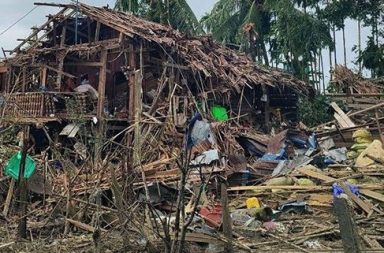 သံတွဲ ကျောက်ကြီးကျေးရွာ ဗုံးကြဲခံရမှု သေဆုံးသူ ၁၄ ဦးအထိ ထပ်မံမြင့်တက်လာ   သတင်းနှင့် မီဒီယာ ကွန်ရက်။ ၂၀၂၆ ခုနှစ်၊ ဩဂုတ်လ ၁၁ ရက်။   စစ်တပ်၏ လေကြောင်းမှ ဗုံးကြဲတိုက်ခိုက်မှုကြောင့် ရခိုင်ပြည်နယ် သံတွဲမြို့နယ်၊ ကျောက်ကြီးကျေးရွာတွင် အစုလိုက်အပြုံ လိုက် သေဆုံးခဲ့ရသည့် ဖြစ်စဉ်၌ ယနေ့နောက်ဆုံး စာရင်းများအရ သေဆုံးဦးရေမှာ ကလေးငယ်များအပါအဝင် ၁၄ ဦး ရှိသွားပြီ ဖြစ်သည်။     ယမန်နေ့က ကနဦး သတင်းထုတ်ပြန်ချက်တွင် သေဆုံးသူ ၁၀ ဦးသာ အတည်ပြုနိုင်ခဲ့သည်။   ဩဂုတ်လ ၁၀ ရက် နေ့လယ် ၁ နာရီခန့်တွင် စစ်အုပ်စုတပ်၏ ဂျက်တိုက်လေယာဉ်တစ်စီးသည် ကျောက်ကြီး ကျေးရွာ ဓမ္မရောင်ခြည် ဘုန်းကြီးကျောင်း အနီးပတ်ဝန်းကျင်သို့ ပေါင် ၃၀၀ ဟု ယူဆရသည့် ဖျက်အားပြင်း ဗုံးသီးသုံးလုံးကို မိနစ် ၂၀ နီးပါး လှည့်ပတ်၍ ကြဲချတိုက်ခိုက်ခဲ့ခြင်း ဖြစ်သည်။   အာရက္ခတပ်တော် (AA) က အဆိုပါ တိုက်ခိုက်မှုအပြီး ယမန်နေ့က ကနဦး သေဆုံးသူ စာရင်း ထုတ်ပြန်ခဲ့ပြီး ယနေ့ (ဩဂုတ်လ ၁၁ ရက်) နံနက်ပိုင်းတွင် ထပ်မံထုတ်ပြန်ခဲ့ခြင်း ဖြစ်သည်။   မြေပြင်၌ အကူအညီပေးနေသူ ဒေသခံတစ်ဦးက “နေရာတင် သေသွားတဲ့သူတွေ ရှိသလို ချက်ချင်းရှာမတွေ့တာ လည်း ရှိတယ်။ ဒဏ်ရာရသူတွေလည်း အရမ်းများ တယ်။ ဒဏ်ရာရတဲ့သူတွေကိုလည်း ရွာထဲက ရနိုင်တဲ့နည်းနဲ့ အရေးပေါ် ကူညီပေးနေရတယ်။ အသေအပျောက်ကတော့ တဖြည်းဖြည်း ထပ်တိုးလာတာမျိုးလို့ ပြောလို့ရ တယ်” ဟု ပြောသည်။   သေဆုံးသွားသူများမှာ အသက် ၆ နှစ်အရွယ် မောင်အောင်မြင့်မြတ်နှင့် ၉ နှစ်အရွယ် မဘုန်းပွင့်စံတို့လို ကလေး ငယ်များ အပါအဝင် အသက် ၈၀ ကျော်အရွယ် အဘိုးအဘွားများ ပါဝင်ပြီး သေဆုံးသူများ အားလုံးမှာ ကျောက်ကြီးကျေးရွာမှ ဒေသခံပြည်သူများ ဖြစ်ကြသည်။   ထို့ပြင် စစ်တပ်၏ လေကြောင်း တိုက်ခိုက်မှုကြောင့် အပြစ်မဲ့ အရပ်သားများ၏ နေအိမ် အဆောက်အအုံ ၂၀ လောက်မှာလည်း လုံးဝနီးပါး ပျက်စီးဆုံးရှုံးခဲ့ရသည်။   “အခုရွာမှာက ဘာစစ်ရေးမှ မရှိဘဲနဲ့ အပြစ်မဲ့ ပြည်သူတွေကို တမင် ပစ်မှတ်ထားပြီး လာကြဲသွားတာ။ တမင်ကြဲ တာလို့ပဲ ထင်တယ်။ သေကြ ဒဏ်ရာရတာတွေ စိတ်ထဲမကောင်းဘူး။ အသေ အပျောက်ထဲမှာ ကလေးတွေရော ဘိုးဘွားတွေရော ပါသွားတာ မြင်ရတာ အရမ်းစိတ်မကောင်းဘူး။ အခုချိန် အထိလည်း နောက်ထပ် လေယာဉ် ထပ်လာမလားဆိုပြီး ရွာသားတွေအားလုံး စိုးရိမ်ထိတ်လန့်နေရတုန်းပဲ” ဟု ဒေသခံ တစ်ဦးက ဆက်ပြောသည်။   သံတွဲမြို့နယ်အတွင်းရှိ ကျေးရွာများကို စစ်တပ်က လေကြောင်းမှ ဆက်တိုက် ပစ်မှတ်ထား တိုက်ခိုက်လျက်ရှိပြီး ပြီးခဲ့သည့် ဩဂုတ်လ ၃ ရက်နေ့ကလည်း ငပလီမြို့၊ ဂျိတ္တော (၉) ရပ်ကွက်ရှိ ပြည်သူများ နေထိုင်ရာ နေရာများကို တိုက်လေယာဉ် အုပ်စုလိုက်ဖြင့် ဗုံးအလုံးရေ ၆၀ နီးပါး ကြဲချခဲ့သေးသည်။   ထို့ပြင် ပြီးခဲ့သည့် ဇူလိုင်လ ၁၉ ရက်၊ ၂၃ ရက်၊ ၂၄ ရက်၊ ၂၇ ရက်နှင့် ၃၁ ရက်နေ့တို့တွင်လည်း သံတွဲမြို့နယ် အတွင်းရှိ ကျေးရွာများကို စစ်တပ်က နေ့ရော ညပါ လေကြောင်းမှ အကြိမ်ကြိမ် ဗုံးကြဲခဲ့သဖြင့် အရပ်သား သေဆုံးဒဏ်ရာရရှိသူ များပြားခဲ့ပြီး အဆောက်အအုံ အများအပြား ပျက်စီးခဲ့ရသည်။   နယ်မြေအတွင်း စစ်တပ်၏ စစ်ရေးရှုံးနိမ့်မှုများနှင့်အတူ အရပ်ဘက် ပစ်မှတ်များကို လေကြောင်းမှ ပြင်းပြင်းထန် ထန် တုံ့ပြန်တိုက်ခိုက်နေသည့်အတွက် မိဘပြည်သူများအနေဖြင့် စစ်တပ်၏ လေကြောင်းနှင့် ရေကြောင်း အန္တရာယ်များကို ယခင်ထက် ပိုမိုဂရုစိုက်ကြရန် အာရက္ခတပ်တော် (AA) က အသိပေး တိုက်တွန်းထားသည်။   #သံတွဲ