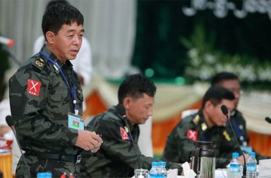 စစ်အုပ်စု၏ တစ်ဖွဲ့ချင်းစီခွဲ၍ ဆွေးနွေးပွဲ ဖိတ်ခေါ်မှုကို KIO လက်ခံမည်မဟုတ်   သတင်းနှင့် မီဒီယာ ကွန်ရက်။ ၂၀၂၆ ခုနှစ်၊ ဩဂုတ်လ ၁၂ ရက်။   တရုတ်၏ ဖိအားပေးမှုကြောင့် မြန်မာ - တရုတ် နယ်စပ်အခြေစိုက် လက်နက်ကိုင် အဖွဲ့အစည်းများနှင့် စစ်အုပ်စု တို့ တွေ့ဆုံဆွေးနွေးမှုများ ရှိလာနေသော်လည်း ကချင်လွတ်လပ်ရေးအဖွဲ့ (KIO/KIA) အနေဖြင့် အားလုံးပါဝင် သည့် တွေ့ဆုံဆွေးနွေးရေးမူကိုသာ ဆက်လက်ကိုင်စွဲထားသည်ဟု ပြောသည်။   စစ်အုပ်စုသည် တရုတ်-မြန်မာနယ်စပ်ရှိ အင်အားကြီး လက်နက်ကိုင် တော်လှန်ရေး အဖွဲ့အစည်းများဖြစ်သည့် “ဝ” ပြည်သွေးစည်းညီညွတ်ရေး ပါတီ (UWSP/UWSA)၊ တအာင်း အမျိုးသား လွတ်မြောက်ရေး တပ်မတော် (PSLF/TNLA)၊ အမျိုးသား ဒီမိုကရက်တစ် မဟာမိတ် တပ်မတော် - မိုင်းလားအဖွဲ့ (NDAA) နှင့် ရှမ်းပြည်တိုး တက်ရေးပါတီ (SSPP/SSA) စသည့် အဖွဲ့များနှင့် တစ်ဖွဲ့ချင်းစီ သီးခြားတွေ့ဆုံ ဆွေးနွေးမှုများ ဆက်တိုက် ပြုလုပ်လာခဲ့သည်။   ထိုသို့ တစ်ဖွဲ့ချင်းစီ ဖိတ်ခေါ်သည့် တွေ့ဆုံဆွေးနွေးမှုမျိုးတွင် KIO အနေဖြင့် ပါဝင်မည်မဟုတ်ဘဲ အားလုံးပါဝင် နိုင်သည့် အခင်းအကျင်းမျိုးမှသာ တွေ့ဆုံမည်ဟု KIO ၏ ပြောရေးဆိုခွင့်ရှိသူ ဗိုလ်မှူးကြီးနော်ဘူက အတည်ပြု ပြောဆိုသည်။   ဗိုလ်မှူးကြီးနော်ဘူက “ကျနော်တို့ အမြဲတမ်းပြောနေတဲ့ အားလုံးပါဝင်နိုင်တဲ့ အနေအထားမှာပဲ ကျနော်တို့ တွေ့ ဆုံမှု ရှိမှာပါ။ တစ်ဖွဲ့ချင်း တစ်ဖွဲ့ချင်းနဲ့ ဖိတ်ပြီးမှ တွေ့ဆုံတဲ့ တွေ့ဆုံမှုမှာတော့ ကျနော်တို့ KIO အနေနဲ့တော့ တွေ့ဆုံမှာတော့ မဟုတ်ပါဘူး” ဟု ပြောသည်။     ထို့ပြင် စစ်အုပ်စုနှင့် တွေ့ဆုံဆွေးနွေးရန် တရုတ်ဘက်မှ ဖိအားပေး ပြောဆိုခြင်း မရှိသကဲ့သို့ စစ်တပ်ဘက်မှ လည်း တွေ့ဆုံရန် ပြောဆိုလာခြင်း မရှိသေးကြောင်း ၎င်းက ဆက်ပြောသည်။   တစ်ဖွဲ့ချင်းစီ တွေ့ဆုံဆွေးနွေးသည့် နည်းလမ်းသည် တော်လှန်ရေး အဖွဲ့အစည်းများအကြား သပ်လျှိုသွေးခွဲသည့် လုပ်ရပ်ဖြစ်ပြီး တစ်နိုင်ငံလုံး အတိုင်းအတာဖြင့် အပြောင်းအလဲဖြစ်စေမည် မဟုတ်ကြောင်း KIO ဘက်က ထောက်ပြသည်။   “အားလုံး တစ်နိုင်ငံလုံး အတိုင်းအတာ ပါဝင်ပြီးမှ တစ်နိုင်ငံလုံး အတိုင်းအတာ အပြောင်းအလဲ ဖြစ်နိုင်ခြေရှိတဲ့ တွေ့ဆုံဆွေးနွေးပွဲမှာပဲ ကျနော်တို့က ဆွေးနွေးဖို့ ဖြစ်ပါတယ်” ဟု ဗိုလ်မှူးကြီးနော်ဘူက ပြောသည်။   စစ်အုပ်စုတပ်၏ အမျိုးသားစည်းလုံးညီညွတ်ရေးနှင့် ငြိမ်းချမ်းရေးဖော်ဆောင်မှု ညှိနှိုင်းရေးကော်မတီ (NSPNC) သည် မိုင်းလားအဖွဲ့ (NDAA) နှင့် ဩဂုတ်လ ၁၀ ရက်မှ ၁၁ ရက်နေ့အထိ တွေ့ဆုံခဲ့ပြီး အဆင့်မြင့် ကိုယ်ပိုင် အုပ်ချုပ်ခွင့်ရရေးနှင့် ဒေသဖွံ့ဖြိုးရေးကိစ္စများကို ဆွေးနွေးခဲ့ကြသည်။   အလားတူ ဩဂုတ်လ ၃ ရက်နှင့် ၄ ရက်နေ့များတွင် “ဝ” တပ်ဖွဲ့ (UWSP/UWSA) နှင့် တွေ့ဆုံကာ ပြည်နယ် ရရှိရေး တောင်းဆိုချက်များကို ဆွေးနွေးခဲ့သလို၊ ဩဂုတ်လ ၇ ရက်နေ့က SSPP/SSA နှင့် တွေ့ဆုံ၍ ငြိမ်းချမ်း ရေး၊ အွန်လိုင်းလိမ်လည်မှု (ကျားဖြန့်) နှင့် လောင်းကစားတိုက်ဖျက်ရေး အပါအဝင် ဒေသဖွံ့ဖြိုးရေးဆိုင်ရာများ ကို ဆွေးနွေးခဲ့ကြသည်ဟု ထုတ်ပြန်ထားသည်။   ထို့ပြင် PSLF/TNLA နှင့်လည်း ဇူလိုင်လ ၁၉ ရက်နေ့က စစ်တပ်တို့ တွေ့ဆုံကာ နိုင်ငံရေးနည်းလမ်းဖြင့် ဖြေရှင်း ရေးနှင့် ဒေသတွင်း ပညာရေး၊ ကျန်းမာရေး၊ လမ်းပန်းဆက်သွယ်ရေး ကိစ္စများ ဆွေးနွေးခဲ့ကြသည်။ စစ်အုပ်စုနှင့် ဆွေးနွေးခဲ့သည့် အဆိုပါအဖွဲ့များသည် KIO/KIA အပါအဝင် မြောက်ပိုင်း လက်နက်ကိုင်များဖြင့် ဖွဲ့စည်းထားသည့် ပြည်ထောင်စု နိုင်ငံရေး ဆွေးနွေးညှိနှိုင်းရေးကော်မတီ (FPNCC) ၏ အဖွဲ့ဝင်များ ဖြစ်ကြသည်။   လက်ရှိတွင် စစ်အုပ်စုနှင့် တွေ့ဆုံဆွေးနွေးနေသည့် အဖွဲ့များမှာ နယ်မြေအတွင်း တိုက်ပွဲဖြစ်ပွားခြင်း မရှိသော် လည်း၊ အားလုံးပါဝင်ရေးမူကို ဆုပ်ကိုင်ထားသည့် KIO/KIA မှာမူ ကချင်ပြည်ရှိ မြို့နယ်အများအပြားတွင် စစ်တပ်နှင့် စစ်ရေးတင်းမာလျက်ရှိပြီး တိုက်ပွဲများ ဆက်လက်ဖြစ်ပွားနေသည်။   ဓါတ်ပုံ - Crd (ပုံဟောင်း)   #KIO #KIA #Peaceprocess