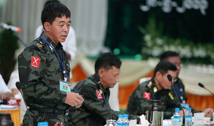 စစ်အုပ်စု၏ တစ်ဖွဲ့ချင်းစီခွဲ၍ ဆွေးနွေးပွဲ ဖိတ်ခေါ်မှုကို KIO လက်ခံမည်မဟုတ်   သတင်းနှင့် မီဒီယာ ကွန်ရက်။ ၂၀၂၆ ခုနှစ်၊ ဩဂုတ်လ ၁၂ ရက်။   တရုတ်၏ ဖိအားပေးမှုကြောင့် မြန်မာ - တရုတ် နယ်စပ်အခြေစိုက် လက်နက်ကိုင် အဖွဲ့အစည်းများနှင့် စစ်အုပ်စု တို့ တွေ့ဆုံဆွေးနွေးမှုများ ရှိလာနေသော်လည်း ကချင်လွတ်လပ်ရေးအဖွဲ့ (KIO/KIA) အနေဖြင့် အားလုံးပါဝင် သည့် တွေ့ဆုံဆွေးနွေးရေးမူကိုသာ ဆက်လက်ကိုင်စွဲထားသည်ဟု ပြောသည်။   စစ်အုပ်စုသည် တရုတ်-မြန်မာနယ်စပ်ရှိ အင်အားကြီး လက်နက်ကိုင် တော်လှန်ရေး အဖွဲ့အစည်းများဖြစ်သည့် “ဝ” ပြည်သွေးစည်းညီညွတ်ရေး ပါတီ (UWSP/UWSA)၊ တအာင်း အမျိုးသား လွတ်မြောက်ရေး တပ်မတော် (PSLF/TNLA)၊ အမျိုးသား ဒီမိုကရက်တစ် မဟာမိတ် တပ်မတော် - မိုင်းလားအဖွဲ့ (NDAA) နှင့် ရှမ်းပြည်တိုး တက်ရေးပါတီ (SSPP/SSA) စသည့် အဖွဲ့များနှင့် တစ်ဖွဲ့ချင်းစီ သီးခြားတွေ့ဆုံ ဆွေးနွေးမှုများ ဆက်တိုက် ပြုလုပ်လာခဲ့သည်။   ထိုသို့ တစ်ဖွဲ့ချင်းစီ ဖိတ်ခေါ်သည့် တွေ့ဆုံဆွေးနွေးမှုမျိုးတွင် KIO အနေဖြင့် ပါဝင်မည်မဟုတ်ဘဲ အားလုံးပါဝင် နိုင်သည့် အခင်းအကျင်းမျိုးမှသာ တွေ့ဆုံမည်ဟု KIO ၏ ပြောရေးဆိုခွင့်ရှိသူ ဗိုလ်မှူးကြီးနော်ဘူက အတည်ပြု ပြောဆိုသည်။   ဗိုလ်မှူးကြီးနော်ဘူက “ကျနော်တို့ အမြဲတမ်းပြောနေတဲ့ အားလုံးပါဝင်နိုင်တဲ့ အနေအထားမှာပဲ ကျနော်တို့ တွေ့ ဆုံမှု ရှိမှာပါ။ တစ်ဖွဲ့ချင်း တစ်ဖွဲ့ချင်းနဲ့ ဖိတ်ပြီးမှ တွေ့ဆုံတဲ့ တွေ့ဆုံမှုမှာတော့ ကျနော်တို့ KIO အနေနဲ့တော့ တွေ့ဆုံမှာတော့ မဟုတ်ပါဘူး” ဟု ပြောသည်။     ထို့ပြင် စစ်အုပ်စုနှင့် တွေ့ဆုံဆွေးနွေးရန် တရုတ်ဘက်မှ ဖိအားပေး ပြောဆိုခြင်း မရှိသကဲ့သို့ စစ်တပ်ဘက်မှ လည်း တွေ့ဆုံရန် ပြောဆိုလာခြင်း မရှိသေးကြောင်း ၎င်းက ဆက်ပြောသည်။   တစ်ဖွဲ့ချင်းစီ တွေ့ဆုံဆွေးနွေးသည့် နည်းလမ်းသည် တော်လှန်ရေး အဖွဲ့အစည်းများအကြား သပ်လျှိုသွေးခွဲသည့် လုပ်ရပ်ဖြစ်ပြီး တစ်နိုင်ငံလုံး အတိုင်းအတာဖြင့် အပြောင်းအလဲဖြစ်စေမည် မဟုတ်ကြောင်း KIO ဘက်က ထောက်ပြသည်။   “အားလုံး တစ်နိုင်ငံလုံး အတိုင်းအတာ ပါဝင်ပြီးမှ တစ်နိုင်ငံလုံး အတိုင်းအတာ အပြောင်းအလဲ ဖြစ်နိုင်ခြေရှိတဲ့ တွေ့ဆုံဆွေးနွေးပွဲမှာပဲ ကျနော်တို့က ဆွေးနွေးဖို့ ဖြစ်ပါတယ်” ဟု ဗိုလ်မှူးကြီးနော်ဘူက ပြောသည်။   စစ်အုပ်စုတပ်၏ အမျိုးသားစည်းလုံးညီညွတ်ရေးနှင့် ငြိမ်းချမ်းရေးဖော်ဆောင်မှု ညှိနှိုင်းရေးကော်မတီ (NSPNC) သည် မိုင်းလားအဖွဲ့ (NDAA) နှင့် ဩဂုတ်လ ၁၀ ရက်မှ ၁၁ ရက်နေ့အထိ တွေ့ဆုံခဲ့ပြီး အဆင့်မြင့် ကိုယ်ပိုင် အုပ်ချုပ်ခွင့်ရရေးနှင့် ဒေသဖွံ့ဖြိုးရေးကိစ္စများကို ဆွေးနွေးခဲ့ကြသည်။   အလားတူ ဩဂုတ်လ ၃ ရက်နှင့် ၄ ရက်နေ့များတွင် “ဝ” တပ်ဖွဲ့ (UWSP/UWSA) နှင့် တွေ့ဆုံကာ ပြည်နယ် ရရှိရေး တောင်းဆိုချက်များကို ဆွေးနွေးခဲ့သလို၊ ဩဂုတ်လ ၇ ရက်နေ့က SSPP/SSA နှင့် တွေ့ဆုံ၍ ငြိမ်းချမ်း ရေး၊ အွန်လိုင်းလိမ်လည်မှု (ကျားဖြန့်) နှင့် လောင်းကစားတိုက်ဖျက်ရေး အပါအဝင် ဒေသဖွံ့ဖြိုးရေးဆိုင်ရာများ ကို ဆွေးနွေးခဲ့ကြသည်ဟု ထုတ်ပြန်ထားသည်။   ထို့ပြင် PSLF/TNLA နှင့်လည်း ဇူလိုင်လ ၁၉ ရက်နေ့က စစ်တပ်တို့ တွေ့ဆုံကာ နိုင်ငံရေးနည်းလမ်းဖြင့် ဖြေရှင်း ရေးနှင့် ဒေသတွင်း ပညာရေး၊ ကျန်းမာရေး၊ လမ်းပန်းဆက်သွယ်ရေး ကိစ္စများ ဆွေးနွေးခဲ့ကြသည်။ စစ်အုပ်စုနှင့် ဆွေးနွေးခဲ့သည့် အဆိုပါအဖွဲ့များသည် KIO/KIA အပါအဝင် မြောက်ပိုင်း လက်နက်ကိုင်များဖြင့် ဖွဲ့စည်းထားသည့် ပြည်ထောင်စု နိုင်ငံရေး ဆွေးနွေးညှိနှိုင်းရေးကော်မတီ (FPNCC) ၏ အဖွဲ့ဝင်များ ဖြစ်ကြသည်။   လက်ရှိတွင် စစ်အုပ်စုနှင့် တွေ့ဆုံဆွေးနွေးနေသည့် အဖွဲ့များမှာ နယ်မြေအတွင်း တိုက်ပွဲဖြစ်ပွားခြင်း မရှိသော် လည်း၊ အားလုံးပါဝင်ရေးမူကို ဆုပ်ကိုင်ထားသည့် KIO/KIA မှာမူ ကချင်ပြည်ရှိ မြို့နယ်အများအပြားတွင် စစ်တပ်နှင့် စစ်ရေးတင်းမာလျက်ရှိပြီး တိုက်ပွဲများ ဆက်လက်ဖြစ်ပွားနေသည်။   ဓါတ်ပုံ - Crd (ပုံဟောင်း)   #KIO #KIA #Peaceprocess