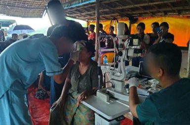အာရက္ခပြည်သူ့ကျန်းမာရေးဌာနက စစ်ရှောင် ၆၀၀ ကျော်ကို အခမဲ့ မျက်စိစမ်းသပ်ကုသပေး   သတင်းနှင့် မီဒီယာ ကွန်ရက်။ ၂၀၂၆ ခုနှစ်၊ ဩဂုတ်လ ၁၃ ရက်။   ရခိုင်ပြည်၊ စစ်တွေခရိုင်အတွင်းရှိ စစ်ဘေးရှောင် ပြည်သူ ၆၇၈ ဦးကို အာရက္ခတပ်တော် (AA) ၏ ကျန်းမာရေး ဌာနက ဩဂုတ်လအတွင်း မျက်စိရောဂါ အခမဲ့ စမ်းသပ်ကုသပေးခဲ့ကြောင်း နီးစပ်သည့် ကျန်းမာရေးဝန်ထမ်း များက ပြောသည်။   ထိုသို့ မျက်စိဝေဒနာရှင် ၆၇၈ ဦးအား စမ်းသပ်ပေးခဲ့ရာတွင် မျက်စိခွဲစိတ်ရန် လိုအပ်သည့် လူနာ ၁၅၂ ဦးရှိသည့် အနက် ၅၈ ဦးကို အခမဲ့ ခွဲစိတ်ကုသပေးခဲ့ပြီး မှန်တပ်ရန် လိုအပ်သည့် လူနာ ၉၆ ဦးကိုလည်း မျက်မှန် တပ်ဆင် ပေးသွားမည်ဖြစ်သည်။   ဒေသခံဆရာဝန်တစ်ဦးက “စစ်တွေခရိုင်ထဲမှာကို စမ်းသပ်ပေးတာပါ။ နေရာတော့ ပြောလို့မရပါဘူး။ မျက်စိ အခမဲ့ကုသပေးမယ့် နေရာကို လာမယ့် လမ်းစရိတ်၊ ရောက်ရင် စားစရိတ်၊ ဆေးဝါးခလည်း မယူပါဘူး။ ဒီမျက် စိအတွက် အကုန်ကျခံထားတာ တပ်တော်က စက်ပစ္စည်းတွေ၊ နည်းပညာတွေ၊ ဝန်ထမ်းတွေရဲ့ ကျွမ်းကျင်မှုတွေ ကိုပါ တွေ့ရပါတယ်။ ကျနော်တို့ ဆက်တိုက်လုပ်သွားမှာပါ” ဟု ပြောသည်။   စစ်ဘေးရှောင်များ နေထိုင်ရာ ဒေသများနှင့် အခြား လိုအပ်သည့် နေရာများတွင်လည်း မျက်စိဆရာဝန်များနှင့် ပြသရန် အခက်အခဲ ဖြစ်နေသူများအတွက် အာရက္ခပြည်သူ့ကျန်းမာရေးဌာနက ကျန်းမာရေး စောင့်ရှောက်မှုများ ကို ဆက်လက် ဆောင်ရွက်ပေးသွားမည်ဟု ဆိုသည်။   အာရက္ခပြည်သူ့ကျန်းမာရေးဌာနသည် ပြီးခဲ့သည့် မေလ တတိယအပတ်ကလည်း စစ်ရှောင် မျက်စိဝေဒနာရှင် ၂၂၃ ဦးကို ဒုတိယအကြိမ်အဖြစ် ကုသပေးခဲ့ရာ အပျော့စား မျက်စိအတွင်းတိမ်လူနာ ၃၃ ဦး၊ မျက်သားခြစ်လူနာ ၅ ဦးနှင့် ပါဝါမျက်မှန်တပ် လူနာ ၂၁ ဦး၊ စုစုပေါင်း ၅၉ ဦးကို ခွဲစိတ်ကုသမှုနှင့် မျက်မှန် တပ်ဆင်ပေးမှုများ ပြုလုပ် ခဲ့သည်။   ထို့ပြင် ဧပြီလ ပထမအပတ်ကလည်း စစ်ရှောင် ၂၀၀ ဝန်းကျင်အနက် ၂၇ ဦးကို ပထမအကြိမ် အခမဲ့ ခွဲစိတ်ကုသ ပေးခဲ့သေးသည်။   လက်ရှိတွင် အာရက္ခတပ်တော် (AA) ၏ ကျန်းမာရေးဌာနအနေဖြင့် မျက်စိခွဲစိတ်ကုသပေးခြင်းအပြင် သွား ရောဂါ ကုသခြင်း၊ ကာကွယ်ဆေးထိုးပေးခြင်း၊ မိခင်နှင့် ကလေး ကျန်းမာရေး စောင့်ရှောက်မှု၊ ရောဂါကာကွယ် ထိန်းချုပ်ရေးနှင့် အထွေထွေရောဂါ ကုသမှုများကို ဒေသတွင်း ဆောင်ရွက်ပေးလျက် ရှိသည်။   ရမ်းဗြဲဒေသခံ အမျိုးသမီးတစ်ဦးက “ဆေးဝါးတွေ ရှားပါးနေပေမယ့် အခုလိုကွင်းဆင်းပြီးကုပေးတော့ ကလေး တွေနဲ့ ကိုယ်ဝန်ဆောင်တွေအတွက် အဆင်ပြေပါတယ်။ ပုံမှန်ဆေးထုတ်ဖို့လည်း နေရာတွေ ပြောခဲ့တာ ရှိပါ တယ်” ဟု သတင်းနှင့်မီဒီယာ ကွန်ရက် သတင်းဌာနကို ဇွန်လတွင် ပြောဆိုထားသည်။   ရခိုင်ပြည်အတွင်း လမ်းပန်းဆက်သွယ်ရေးနှင့် ကုန်စည်စီးဆင်းမှုများကို စစ်တပ်က အလုံးစုံဖြတ်တောက်ထား သဖြင့် ဆေးဝါးပြတ်လပ်မှုနှင့် ရင်ဆိုင်နေရသော ဒေသခံပြည်သူများမှာ ကျန်းမာရေးစောင့်ရှောက်မှုအတွက် အာရက္ခတပ်တော် (AA) ၏ အခမဲ့ဆေးကုသပေးမှုများကိုသာ အဓိကအားထားနေကြရခြင်း ဖြစ်သည်။   #AA #ULA #စစ်တွေ #ArakkhaHealthDepartment