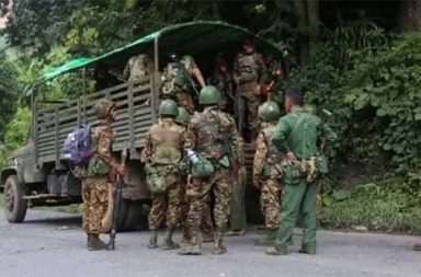 စစ်တပ်က ကျောက်ဖြူစစ်မျက်နှာသို့ အင်အားရာချီ ဖြည့်တင်းနေ   သတင်းနှင့် မီဒီယာ ကွန်ရက်။ ၂၀၂၆ ခုနှစ်၊ ဩဂုတ်လ ၁၃ ရက်။   တိုက်ပွဲများ ခေတ္တငြိမ်သက်နေသည့် ရခိုင်ပြည်၊ ကျောက်ဖြူမြို့နယ်ရှိ စစ်မျက်နှာများသို့ စစ်တပ်က အင်အား ရာချီ ဖြည့်တင်းနေသောကြောင့် မကြာမီ တိုက်ပွဲများ ပြန်လည်ဖြစ်ပွားလာနိုင်ကြောင်း ဒေသခံ စစ်ရေးသတင်း ရင်းမြစ်များက ပြောသည်။   ကျောက်ဖြူမြို့နယ်တွင် ဇူလိုင်လ နောက်ဆုံးအပတ်မှစ၍ ဩဂုတ် ၁၃ ရက်နေ့အထိ အာရက္ခတပ်တော် (AA) နှင့် စစ်တပ်တို့အကြား ရင်ဆိုင်တိုက်ပွဲများ မရှိဘဲ လက်နက်ကြီးနှင့် ဒရုန်းများဖြင့် ပစ်ခတ်မှုအချို့သာ ရှိနေပြီး၊ စစ်တပ်ဘက်က အင်အား ဆက်တိုက် ဖြည့်တင်းလျက်ရှိသည်။   ကျောက်ဖြူဒေသခံ စစ်ရေးသတင်းအရင်းအမြစ် အမျိုးသားတစ်ဦးက “တရုတ်မှ ဒရုန်းနည်းပညာအကူအဖွဲ့တွေ ဇူလိုင်လကတည်းက ရောက်တယ်၊ ကျောက်ဖြူမြို့နဲ့ ၁၂ မိုင်ခန့်အကွာနေရာ တွေမှာအခုရက်ပိုင်း စစ်တပ် အင် အားဖြည့်နေတာ” ဟု ပြောသည်။   အဆိုပါ အင်အားဖြည့်တင်းမှုတွင် ကျောက်ဖြူမြို့အခြေစိုက် ခလရ (၅၄၂) နှင့် (၅၄၃) တပ်ရင်းများမှတစ်ဆင့် အမှတ် (၃၂) ရဲတပ်ရင်းအပြင် တရုတ်စီမံကိန်းများရှိရာ ဂုံးချွိန်ကျေးရွာအုပ်စု၊ မလကျွန်းကျေးရွာဘက်သို့ ဩဂုတ်လ ၂ ရက်မှ ၁၂ ရက်နေ့အထိ အင်အားများ ဆက်တိုက် တိုးမြှင့်ထားကြောင်း ဆိုသည်။   ကျောက်ဖြူဒေသခံက “မင်းပြင်နဲ့ ဇင်ချောင်းဘက် တောင်မော်ဦးရေတပ်နားက အဝတောင်ရွာတွေကို အင်အား တွေ တိုးပြီးဖြည့်နေပါတယ်။ တိုက်ပွဲမကြာခင် ဖြစ်နိုင်တယ်။ မိုးတွင်းဆိုတော့ စစ်တပ်က အချိန်ယူနေတယ်။ အေအေက မူလနေရာတွေမှာ ရှိတယ်လို့ သိရတယ်” ဟု ပြောသည်။   ထို့ပြင် မင်းပြင်နှင့် သိုင်းချောင်း ဝန်းကျင်တွင်လည်း အင်အား ၂၀၀ နီးပါးပါ စစ်ကြောင်းတစ်ကြောင်း တိုးမြှင့် ထားသကဲ့သို့ ဒရုန်း နည်းပညာအဖွဲ့များကိုပါ တိုးချဲ့ချထားသည်။   ကျောက်ဖြူလေဆိပ်ကိုလည်း လေတပ်စခန်းသဖွယ် ပြုလုပ်ကာ ဂျိုင်ရိုကော်ပတာ (Gyrocopter) များကို အချိန်မီ အသုံးပြုနိုင်ရန် စုဖွဲ့ထားကြောင်း ဒေသခံများက ဆိုသည်။   ဩဂုတ် ၁၁ ရက်နေ့ကလည်း တရုတ် ဒရုန်းနည်းပညာ အကူအဖွဲ့များ ကျောက်ဖြူလေဆိပ်သို့ ရောက်ရှိခဲ့ပြီး ထိုမှတစ်ဆင့် ကျောက်ဖြူမြို့နှင့် ၁၂ မိုင်ခန့်အကွာသို့ ထုတ်နုတ်အင်အား အချို့ တိုးမြှင့် ဖြည့်တင်းခဲ့သည်။   လက်ရှိတွင် ကျောက်ဖြူမြို့နယ် တောင်မော်ဦး ရေတပ်စခန်းအနီး၌ နှစ်ဖက်တိုက်ပွဲများ ငြိမ်သက်နေသော်လည်း စစ်တပ်က စစ်သုံးကား ၄ စီးခန့်ဖြင့် စစ်အင်အားများ ဖြည့်တင်းနေသည့်အတွက် စစ်ရေးတင်းမာမှု မြင့်တက် လျက်ရှိသည်။ မင်းပြင်နှင့် ဇင်ချောင်းဘက်တွင်လည်း စစ်မှုထမ်းသစ်များ ပါဝင်သည့် အင်အားများကို ထပ်မံ ဖြည့်တင်းထားသည်။   ရာသီဥတု အခြေအနေအရ နှစ်ဖက်တပ်များ ထိုးစစ်ဆင် တိုက်ခိုက်မှုများကို ရပ်တန့်ကာ စစ်ဆိုင်ထားသည့် အနေအထားတွင် ရှိနေသော်လည်း စစ်တပ်ဘက်မှ ကုန်းလမ်း၊ စစ်သင်္ဘောများ အသုံးပြု၍ ဓညဝတီ ရေတပ် ဌာနချုပ်နှင့် တောင်မော်ကြီး ရေတပ်စခန်းတို့တွင် အင်အား ဖြည့်တင်းလျက်ရှိသည်။   အဆိုပါ စစ်အင်အားများကို ဧရာဝတီတိုင်းမှ စစ်သင်္ဘောများဖြင့် အဓိက ပို့ဆောင်နေခြင်းဖြစ်ပြီး တစ်ခါတစ်ရံ ကျောက်ဖြူလေဆိပ်မှ တစ်ဆင့် Y-12 လေယာဉ်များဖြင့်လည်း ပို့ဆောင်လျက်ရှိသည်။   #ကျောက်ဖြူမြို့