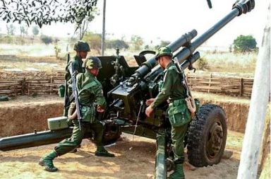 ဧရာဝတီတိုင်းအတွင်း AA နှင့် တိုက်ပွဲများ ပြန်ဖြစ်ပြီး စစ်တပ် အထိနာ   သတင်းနှင့် မီဒီယာ ကွန်ရက်။ ၂၀၂၆ ခုနှစ်၊ ဩဂုတ်လ ၁၄ ရက်။   ဧရာဝတီတိုင်းအတွင်းရှိ သာပေါင်းနှင့် ရေကြည်မြို့နယ် အစပ်ဒေသများတွင် အာရက္ခတပ်တော် (AA) နှင့် စစ်အုပ်စုတပ်တို့အကြား တိုက်ပွဲများ ဆက်လက် ပြင်းထန်နေပြီး စစ်တပ်ဘက်မှ အထိနာနေသဖြင့် ဒဏ်ရာ ရရှိသူအချို့ကို ကားများဖြင့် သယ်ယူနေရကြောင်း ဒေသတွင်း သတင်းရင်းမြစ်များက ပြောသည်။   ဩဂုတ်လ ၁၀ ရက်နေ့မှ ၁၂ ရက်နေ့အထိ သာပေါင်းမြို့နယ် သဲဖြူကျေးရွာနှင့် ရေကြည်မြို့နယ် ကမ္ဘားကြီး ကျေးရွာ အနောက်ဘက်ရှိ ကြောင်လျှာကျေးရွာ၊ ရွာသစ်ကလေးကျေးရွာတို့တွင် တိုက်ပွဲအချို့ ဖြစ်ပွားခဲ့ပြီး သဲဖြူနှင့် ဘောမိချောင်း ဒေသဘက်၌ တိုက်ပွဲများ အရှိန်ဟုန်မက ပိုမိုပြင်းထန်နေခြင်း ဖြစ်သည်။   ထို့ပြင် သာပေါင်းမြို့နယ် ရခိုင်ရိုးမအစပ် ဘောမိချောင်းဒေသရှိ ဝါးယားကျေးရွာနှင့် ကဇင်းတောကျေးရွာ ဘက်တွင်လည်း တိုက်ပွဲများ ဖြစ်ပွားနေပြီး စစ်အုပ်စုတပ်ဘက်မှ လက်နက်ကြီး ပစ်ခတ်သံများကို ပတ်ဝန်း ကျင်ကျေးရွာများမှ ဆက်တိုက် ကြားနေရသည်။   သာပေါင်းဒေသခံ စစ်ရေးသတင်းရင်းမြစ်တစ်ဦးက “အခုဖြစ်နေတာက ဘောမိချောင်း၊ ဝါးယားရွာနဲ့ ကဇင်း တောရွာဘက်မှာ ဖြစ်နေတာ။ အဲဒီနေရာတွေက ရခိုင်နယ်စပ် ရွှေသောင်ယံ မကျည်းဇင်ကနေ ရခိုင်ပြည်နယ် ဂွမြို့နယ်အထိ တောက်လျှောက် စပ်နေတာ။ တိုက်ပွဲက ရပ်လိုက် တိုက်လိုက်ပါပဲ” ဟု ပြောသည်။   ဧရာဝတီတိုင်းအတွင်းရှိ သဲဖြူ၊ ကင်ပွန်းချဉ်၊ ဝါးယားနှင့် ကဇင်းတော ကျေးရွာများသည် ရခိုင်ရိုးမအစပ် ဘောမိချောင်းတစ်လျှောက်ရှိ ဂွမြို့နယ်နှင့် နယ်နိမိတ်ချင်း ထိစပ်နေသည့် နေရာများဖြစ်ပြီး စစ်အုပ်စုတပ်က အင်အားသုံး စစ်ကြောင်းထိုးလာသဖြင့် AA တပ်ဖွဲ့များနှင့် တိုက်ပွဲဖြစ်ပွားရခြင်း ဖြစ်သည်။   “အမှန်တော့ ဂွကို စစ်ကြောင်းထပ်ထိုးတာ မတန့်ဘဲ ဆက်တိုက် နေတာ စစ်တပ်က။ ဩဂုတ် ၁၁ ရက် ညပိုင်း ကနေ အခု ၁၂ ရက်အထိ တိုက်ပွဲက ရပ်လိုက် တိုက်လိုက်ပါပဲ” ဟု အဆိုပါ သတင်းရင်းမြစ်က ဆက် ပြော သည်။   တိုက်ပွဲဖြစ်ပွားနေသည့် ကဇင်းတောကျေးရွာသည် ကြက်သွန်ကွင်း-သဲဖြူ လမ်းဆုံမှ ၇ မိုင်ခန့် ကွာဝေးပြီး ဝါးယားကျေးရွာနှင့် ၁၁ မိုင်ခွဲခန့်သာ ကွာဝေးသည်။ ဗျူဟာမှူးအဆင့် အုပ်ချုပ်နေသည့် သဲဖြူနှင့် ကင်ပွန်းချဉ် ကုန်းတို့မှ စစ်အုပ်စုတပ်က လက်နက်ကြီးများဖြင့် ဆက်တိုက် ပစ်ကူပေးလျက် ရှိသည်။   လက်ရှိတွင် စစ်အုပ်စုတပ်ဘက်မှ အင်အားအမြောက်အမြား အသုံးပြု၍ စစ်ကြောင်းထိုး နယ်မြေထိန်းချုပ်ရန် ကြိုးပမ်းနေသလို AA ဘက်ကလည်း ရိုးမတောင်ခြေ နယ်မြေများအတွင်း ပြောက်ကျားစစ်ဆင်ရေး စနစ်ဖြင့် ပြန်လည်ခုခံ တိုက်ခိုက်လျက်ရှိသည်။   ဒေသခံ စစ်ရေးလေ့လာသူတစ်ဦးက “ဘာပဲဖြစ်ဖြစ် AA ဘက်ကတော့ ထပ်တိုးလာတာမျိုး သိပ်မရှိဘူး။ စစ်တပ်က စစ်ကြောင်းထိုးရင် ဖြတ်တိုက်တယ်။ ဆုတ်ရင် လိုက်တိုက်ရင်း စခန်းတွေရတယ်။ အခုလည်း ကျွန်တော်တို့ ကြားရသလောက် စစ်တပ်က အကျအဆုံးများပြီး ဆုတ်လာတော့ AA က နောက်ကကပ်ပြီး လိုက်လာတာ။ သဲဖြူရွာ အနီးတစ်ဝိုက်တောင် ရောက်ခဲ့တယ်လို့ သိရတယ်” ဟု ပြောသည်။   တိုက်ပွဲများအတွင်း စစ်အုပ်စုတပ်ဘက်မှ လက်နက်ကြီးများကို အလွန်အကျွံ အသုံးပြု ပစ်ခတ်နေသဖြင့် တိုက်ပွဲနယ်မြေနှင့် နီးစပ်သည့် ကျေးရွာများမှ ဒေသခံပြည်သူ အများအပြားမှာ လုံခြုံရာ ဘေးလွတ်ရာနေရာ များသို့ တိမ်းရှောင်နေကြရသည်။   လက်ရှိအခြေအနေတွင် သာပေါင်းနှင့် ရေကြည်မြို့နယ် နယ်စပ်တောင်တန်း ဒေသများ၌ နှစ်ဖက်စစ်ရေး ဆက် လက် တင်းမာနေဆဲဖြစ်ပြီး ဒေသတွင်း သွားလာရေး လမ်းကြောင်းများကိုလည်း စစ်အုပ်စုတပ်က စစ်ဆေးမှုများ တင်းကျပ်ထားသည်။   စစ်အုပ်စုတပ်သည် သာပေါင်းနှင့် ရေကြည်မြို့နယ်များမှတစ်ဆင့် ရခိုင်ပြည်၊ ဂွမြို့နယ်အစပ်သို့ စစ်အင်အား ဖြန့်ကျက်နိုင်ရန်အတွက် အင်အား ၅၀၀ မှ ၇၀၀ အထိ ပေးပို့ဖြည့်တင်းကာ ထိုးစစ်ဆင်နေခြင်း ဖြစ်သည်။   အဆိုပါဒေသတွင် AA က စစ်အုပ်စုတပ်၏ ပွိုင့်စခန်းကုန်းများနှင့် ကာကင်းစခန်းများကို သိမ်းယူခဲ့ပြီး ရေကြည် မြို့နယ် ရုံးပင်ကျေးရွာနှင့် သာပေါင်းမြို့နယ် သာပေါင်းလေးကျေးရွာတို့တွင် တိုက်ပွဲများ ဖော်ဆောင်ခဲ့ရာ စစ် အုပ်စု တပ်ဖွဲ့ဝင်များ ကစဉ့်ကလျား ထွက်ပြေးခဲ့ရပြီး စစ်အုပ်စုတပ်ဖွဲ့ဝင်များ၏ ရုပ်အလောင်းများနှင့် လက်နက် ခဲယမ်းများကို AA ဘက်မှ သိမ်းဆည်းရမိခဲ့သည်။   ဓါတ်ပုံ - MOI   #ဧရာဝတီတိုင်းတိုက်ပွဲ #AA