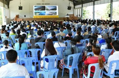 မြစ်ဆုံစီမံကိန်း ပြန်စရန် စစ်အုပ်စုက လူထုစည်းရုံးမှုများ အရှိန်မြှင့်လုပ်ဆောင်နေဟု KHRW ပြော   သတင်းနှင့် မီဒီယာ ကွန်ရက်။ ၂၀၂၆ ခုနှစ်၊ ဩဂုတ်လ ၁၄ ရက်။ တစ်နိုင်ငံလုံး၏ ဂေဟစနစ်၊ လူမှုဘဝနှင့် အမျိုးသားလုံခြုံရေးကို ထိခိုက်လာနိုင်သည့် ဧရာဝတီမြစ်ဆုံ ရေအား လျှပ်စစ်စီမံကိန်းကို ပြန်လည်စတင်နိုင်ရန်အတွက် စစ်အုပ်စုက လူထုစည်းရုံးလှုံ့ဆော်မှုများကို အရှိန်အဟုန်မြှင့် ပြုလုပ်လာနေကြောင်း ကချင်လူ့အခွင့်အရေး စောင့်ကြည့်ရေးအဖွဲ့ (KHRW) က ပြောဆိုသည်။   ပြီးခဲ့သည့် ဇွန်လအတွင်းက စစ်အုပ်စုခေါင်းဆောင် ဦမင်းအောင်လှိုင်နှင့် စစ်အုပ်စု၏ ကချင်ပြည်နယ် ဝန်ကြီးချုပ် ဦးခက်ထိန် နန်တို့ အဖွဲ့ တရုတ်နိုင်ငံသို့ သွားရောက်ခဲ့ပြီးနောက် စီမံကိန်း ပြန်လည်အကောင်အထည် ဖော်နိုင်ရေးအတွက် ပြည်သူလူထုအား စည်းရုံးမှုများကို ကြိုးပမ်းလာခြင်း ဖြစ်သည်။   KHRW ပြောရေးဆိုခွင့်ရှိသူ ဂျေကော့က “စစ်တပ်ကတော့ မြစ်ဆုံရေကာတာ စီမံကိန်း ဖော်ဆောင်ဖို့ရန်အတွက် လူထုစည်းရုံးရေး လုပ်ဆောင်နေတာကတော့ ကြာပါပြီ။ ဒီတရုတ်ပြည်ကနေ ပြန်လာတဲ့အချိန်မှာ မြစ်ဆုံ ရေကာတာ စီမံကိန်းကို အကောင်အထည်ဖော်ရန် ဆက်လက် ပြီးမှ ပြည်သူလူထုတွေကို စည်းရုံး လုပ်ဆောင် နေတာကို တွေ့ရတယ်။ ဒီမြေပြင်မှာဆိုရင် ပြည်သူလူထုတွေကို စည်းရုံးရေး အပြင်းအထန် လုပ်ဆောင်နေတာ တွေ့ရတယ်။ ပြီးတော့ ဒီ တရုတ်ရဲ့ ထောက်ခံမှု ရရှိရန်အတွက် ဆက်လက်ပြီးမှ သူတို့ လူထုစည်းရုံးတွေ တခြား နည်းလမ်းတွေပေါ့နော် သူတို့ လုပ်ဆောင်နေတာကို တွေ့ရပါ တယ်ဗျ” ဟု ပြောသည်။   အဆိုပါ မြစ်ဆုံစီမံကိန်းသည် ဧရာဝတီမြစ်ကို မှီခိုနေရသည့် ပြည်သူများ၏ ရှင်သန်ရပ်တည်ရေး၊ အမျိုးသား လုံခြုံရေးနှင့် တစ်နိုင်ငံလုံး၏ အကျိုးစီးပွားကို တိုက်ရိုက်ထိခိုက်လာနိုင်သောကြောင့် စစ်အုပ်စု၏ စည်းရုံး လှုံ့ဆော်မှုများတွင် ပါဝင်ခြင်းမရှိကြရန် KHRW က ပြည်သူလူထုအား တောင်းဆိုထားသည်။   ထို့ပြင် မြစ်ဆုံရေအားလျှပ်စစ်စီမံကိန်းကြောင့် ကချင်လူမျိုးများ၏ ဘိုးဘွားအစဉ်အဆက် ထိန်းသိမ်းလာခဲ့ကြ သည့် ဒေသဆိုင်ရာ အမွေအနှစ်များ ပျက်စီးမည့်အပြင် ဂေဟစနစ်နှင့် မြစ်အောက်ပိုင်း စိုက်ပျိုးရေးအပေါ် ပြင်ဆင်ရခက်သည့် သက်ရောက်မှုများ ရှိလာနိုင်ကြောင်း သဘာဝပတ်ဝန်းကျင်အရေး လှုပ်ရှားသူများကလည်း ထောက်ပြထား ကြသည်။   လက်ရှိတွင် စစ်အုပ်စုသည် မြစ်ဆုံစီမံကိန်း အကောင်အထည်ဖော်ရေး ကော်မတီကို အဖွဲ့ဝင် ၁၀ ဦးဖြင့် ဖွဲ့စည်း ထားပြီး လူထုစည်းရုံးရေး လုပ်ငန်းများကို အဓိကထား ဆောင်ရွက်လျက်ရှိသည်။   အဆိုပါ ကော်မတီသည် ပြီးခဲ့သည့် ဇူလိုင်လအတွင်းက မြစ်ကြီးနားမြို့ပေါ်ရှိ ဒူကထောင်နှင့် ပလန အစရှိသည့် ရပ်ကွက်များတွင် လူထုစည်းရုံးလှုံ့ဆော်မှုများကို ၅ ကြိမ်ထက်မနည်း ပြုလုပ်ခဲ့ကြောင်း နီးစပ်သူများက ပြောသည်။   ထို့ပြင် ကချင်ပြည်အတွင်း၌ လူထုစည်းရုံးလှုံ့ဆော်မှုများကို အကြိမ် ၅၀ ထက်မနည်း ဆက်လက်ပြုလုပ်သွားရန် စစ်အုပ်စုက ပြင်ဆင်ထားသည်ဟု KHRW က ဆိုသည်။   ဂျေကော့က “ဒီလိုမျိုးအချိန်မှာ သူတို့က ၅၀ ကြိမ်ထက်မနည်းပေါ့နော် ပြန်ပြီးမှ လုပ်ဆောင်ဖို့ သူတို့ရှိတယ်ဆို တာကို ကျနော်တို့ သိရတယ်။ ဒီ မြစ်ဆုံရေကာတာ စီမံကိန်းကို ဖော်ဆောင်ဖို့ရန်အတွက် လူထုစည်းရုံးရေး လုပ် ဆောင်ဖို့ တားဂတ်ထားတာက ဒီမြစ်ကြီးနားမှာရှိတဲ့ ရပ်ကွက်တိုင်းပေါ့နော်။ ပြီးတော့ ဒီဝိုင်းမော်ဖက်မှာပေါ့ နော် သူတို့ ဒီဖက်မှာ လုပ်ဆောင်ဖို့ လုပ်ဆောင်လာဖို့ ကျနော်တို့ သိရပါတယ်ခင်ဗျာ” ဟု ဆက်ပြောသည်။   စစ်အုပ်စုက ပြန်လည်စတင်ရန် ပြင်ဆင်နေသည့် ဧရာဝတီမြစ်ဆုံ မြစ်ညာမြစ်ဝှမ်း ရေအားလျှပ်စစ်စီမံကိန်းတွင် စီမံကိန်းကြီး ၇ ခု ပါဝင်ပြီး ယင်းတို့မှာ ချီဖွေဆည်၊ လိုင်ဇာ (မလိယန်) ဆည်၊ အူဆောက်ဆည်၊ ခေါင်လန်ဖူး ဆည်၊ ရီနန်ဆည်၊ ဖီဆော်ဆည်နှင့် ဧရာဝတီမြစ်ဆုံဆည်တို့ ဖြစ်ကြသည်။   #မြစ်ဆုံရေအားလျှပ်စစ်စီမံကိန်း #ဧရာဝတီမြစ်