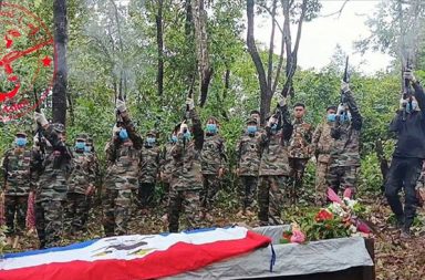 CDF - Asho တပ်ဦးချုပ်အပါအဝင် ၃ ဦး ကျဆုံးကြောင်း အမိန့်ပြန်တမ်း ထုတ်ပြန်   သတင်းနှင့် မီဒီယာ ကွန်ရက်။ ၂၀၂၆ ခုနှစ်၊ ဩဂုတ်လ ၁၇ ရက်။   ချင်းကာကွယ်ရေးတပ် (အရှို) ၏ တပ်ဦးချုပ် (စစ်ဦးစီးချုပ်) အပါအဝင် တပ်ဖွဲ့ဝင် ၃ ဦး တော်လှန်ရေးတာဝန်များ ထမ်းဆောင် ရင်း ကျဆုံးသွားခဲ့သည်။   ချင်းကာကွယ်ရေးတပ် (အရှို) ၏ တပ်ဦးချုပ်  ဆလိုင်းရိုးချင်း၊ ဒုတပ်ကြပ် ဆလိုင်းဖြိုးသီဟဇော်နှင့် ရဲဘော် အောင်လင်းဇော်တို့သည် တော်လှန်ရေးတာဝန် ထမ်းဆောင်ရင်း ကျဆုံးသွားခဲ့ကြောင်း CDF – Asho က ဩ ဂုတ်လ ၁၇ ရက်နေ့တွင် အမိန့်ပြန်တမ်း ထုတ်ပြန်လိုက်သည်။   CDF – Asho ၏ တပ်ဦးချုပ်တာဝန် ထမ်းဆောင်နေသူ ဆလိုင်းရိုးချင်း၊ ဒုတပ်ကြပ် ဆလိုင်းဖြိုးသီဟဇော်နှင့် ရဲဘော် အောင်လင်းဇော်တို့သည် ပြီးခဲ့သည့် ဩဂုတ်လ ၁၄ ရက်နေ့တွင် ပေးအပ်ထားသော တော်လှန်ရေး တာ ဝန်များကို အသက်နှင့်ခန္ဓာ စွန့်လွှတ်ကာ ထမ်းဆောင်ရင်း ကျဆုံးခဲ့ရခြင်းဖြစ်ကြောင်း ယနေ့ ဩဂုတ်လ ၁၇ ရက်စွဲပါ အမိန့်ပြန်တမ်းများတွင် ဖော်ပြထားသည်။   “သူတို့ ခြုံခိုတိုက်ခိုက်ခံရတယ်။ အဲ့မှာ သုံးယောက်ကျတယ်။ တစ်ယောက်က အဖမ်းရတယ်။ တာဝန်နဲ့ သွားရင်းနဲ့ လမ်းမှာ ခြုံခိုတိုက်ခိုက်ခံရတဲ့ အနေအထားလို့ ပြောလို့ရပါတယ်။ ရန်သူဘက်က သတင်းရသွားလို့ပဲ ပြောရမယ် ထင်တယ်" ဟု  CDF-Asho တာဝန်ရှိသူက ပြောသည်။   တပ်ဦးချုပ် ဆလိုင်းရိုးချင်း ကျဆုံးခဲ့ရမှုသည် CDF - Asho နှင့် အရှိုချင်းလူမျိုး အားလုံးအတွက် အစားထိုးမရ နိုင်သော ကြီးမားသည့် ဆုံးရှုံးမှုတစ်ခုဖြစ်ကြောင်းနှင့် ယုံကြည်စွာအပ်နှင်းထားသော တပ်ဦးချုပ်တာဝန်များကို သစ္စာရှိစွာ ထမ်းဆောင်သွားခဲ့သည့်အတွက် များစွာဂုဏ်ယူကြောင်း ထုတ်ပြန်ချက်တွင် ရေးသားထားသည်။   CDF - Asho နှင့် နီးစပ်သည့် တော်လှန်ရေးသမားတစ်ဦးက “လောလောဆယ် ကျနော်တို့ ဆက်သွားမယ်၊ ဆက်တိုက်မယ်။ ဆုံးရှုံးမှုကြီးတယ်၊ စိတ်ထဲ တော်တော်မကောင်းပါဘူး။ ဒီအချိန် ဒါလောက်တော့ ပြောပါ့မယ်” ဟု ပြောသည်။   ကျဆုံးသွားခဲ့သော တပ်ဦးချုပ်နှင့် ရဲဘော်များ၏ ဝိညာဉ်ရှေ့မှောက်တွင် မပြီးပြတ်သေးသည့် တော်လှန်ရေး တာ ဝန်များကို ဆက်လက်ထမ်းဆောင်သွားမည်ဖြစ်ကြောင်း CDF – Asho က ကတိသစ္စာပြုထားပြီး တော်လှန်ရေး တာဝန်များကို ကျေပွန်စွာ ထမ်းဆောင်ခဲ့ပြီးဖြစ်သဖြင့် ငြိမ်းချမ်းစွာ အနားယူနိုင်ပြီဖြစ်ကြောင်းနှင့် ကောင်းရာ သုဂတိလားပါစေကြောင်း လေးစားစွာ ဦးညွှတ်ဆုတောင်းထားသည်။   သို့သော် ယခု ကျဆုံးသွားခဲ့သော တပ်ဦးချုပ်နှင့် ရဲဘော်များသည် မည်သည့်နေရာ၊ မည်သည့်တိုက်ပွဲတွင် ကျဆုံးသွားသည်ကို အတိအကျ ထုတ်ပြန်ဖော်ပြထားခြင်း မရှိပေ။   ချင်းကာကွယ်ရေးတပ် - အရှို (CDF - Asho) သည် မကွေးတိုင်းဒေသကြီး၊ ရခိုင်ပြည်နှင့် ပဲခူးရိုးမ အစပ် နယ်မြေများရှိ မြေပြန့်ချင်း (အရှိုချင်း) လူမျိုးများ မှီတင်းနေထိုင်ရာ ဒေသများတွင် စစ်ရေး လှုပ်ရှားနေသည့် တော်လှန်ရေး လက်နက်ကိုင် တပ်ဖွဲ့တစ်ခု ဖြစ်သည်။   CDF - Asho သည် ငဖဲ၊ ပဒါန်း၊ မင်းဘူးနှင့် သရက် စသည့် ဒေသများတွင် စစ်အုပ်စုတပ်များကို စစ်ရေးအရ တိုက်ခိုက်လျက်ရှိပြီး အမျိုးသားညီညွတ်ရေးအစိုးရ (NUG) လက်အောက်ခံ PDF တပ်ဖွဲ့များနှင့်လည်း နီးကပ်စွာ ပူးပေါင်းဆောင်ရွက်လျက်ရှိသည်။     ထို့ပြင် လက်ရှိ တိုက်ပွဲများ ပြင်းထန်နေသည့် အမ်း - ပဒါန်း လမ်းကြောင်းနှင့် နတ်ရေကန် စစ်မျက်နှာ အပါအဝင် ရခိုင်ရိုးမတစ်လျှောက် စစ်ဆင်ရေးများတွင်လည်း အာရက္ခတပ်တော် (AA) နှင့်အတူ မဟာမိတ်ပြု၍ စစ်အုပ်စု တပ်ကို ဖြတ်တောက် တိုက်ခိုက်လျက်ရှိသည်။   ချင်းအမျိုးသား တော်လှန်ရေးအဖွဲ့အစည်းများနှင့် ချိတ်ဆက်ကာ ရိုးမတစ်လျှောက် စစ်ရေးအရ အရေးပါသော လမ်းကြောင်းများကို စိုးမိုးနိုင်ရေး ပူးပေါင်းစစ်ဆင်မှုများ ပြုလုပ်နေသည့် တပ်ဖွဲ့လည်း ဖြစ်သည်။   ဓါတ်ပုံ - Chin Defence Force – Asho   #CDF_ASHO #ဆလိုင်းရိုးချင်း