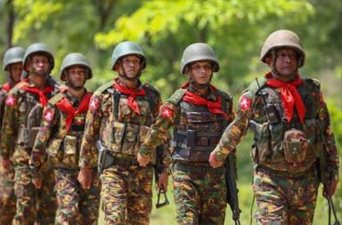 ဧရာဝတီနှင့် ရခိုင်အစပ် ဒေသကို စစ်တပ် ထိုးစစ်ဆင်၍ တိုက်ပွဲများ ပြင်းထန်နေ   သတင်းနှင့် မီဒီယာ ကွန်ရက်။ ၂၀၂၆ ခုနှစ်၊ ဩဂုတ်လ ၁၈ ရက်။   ဧရာဝတီတိုင်း၊ ရေကြည်မြို့နယ်ရှိ အမြောက်တပ် အမတ (၃၄၄) ဝန်းကျင်နှင့် သာပေါင်းမြို့နယ် စက်ဒေါင့်ကြီး ကျေးရွာဘက်တွင် စစ်အုပ်စုတပ်က ထိုးစစ်ဆင်လာ၍ အာရက္ခတပ်တော် (AA) နှင့် ထိတွေ့တိုက်ပွဲများ ပြင်းထန် လျက်ရှိကြောင်း ဒေသတွင်း စစ်ရေးသတင်းအရင်းအမြစ်များက ပြောသည်။   ဩဂုတ်လ ၁၆ ရက်နေ့တွင် ရေကြည်မြို့နယ်၊ ငါးသိုင်းချောင်း-ဂွ လမ်းပေါ်ရှိ အမြောက်တပ် အမတ (၃၄၄) ပတ်ဝန်းကျင်နှင့် သာပေါင်းမြို့နယ်ရှိ စက်ဒေါင့်ကြီး၊ စက်ဒေါင့်လေး၊ ဘုရားကြီး၊ ကျောက်ချောင်း၊ ညောင်ပင် ဆိပ်၊ ကုလားကုန်း၊ သရက်တော စသည့် ကျေးရွာများအနီး၌ တိုက်ပွဲများ ပြင်းထန်နေခြင်း ဖြစ်သည်။   ဒေသခံ စစ်ရေးသတင်းအရင်းအမြစ် အမျိုးသားတစ်ဦးက “ရေကြည်၊ သာပေါင်းမြို့နယ်တွေကနေ ရခိုင်ဂွမြို့ ကို စစ်တပ်က ထိုးစစ်ဆင်နေတာ ဒီရက်ပိုင်း ရပ်မသွားဘူး။ ဂွမြို့နယ်ထဲကို ဝင်မယ့် သာပေါင်းဘက်လမ်း၊ ရေကြည်ဘက်က ငသိုင်းချောင်းလမ်းတွေကနေ စစ်တပ်ထိုးနေတာ။ အဲဒီအချိန်မှာ အေအေက ဖြတ်တိုက်နေလို့ အကျအဆုံး များပါတယ်။ အေအေက တန်ပြန်တိုက်စစ် ပုံစံနဲ့ တိုက်နေတဲ့ အနေအထားပါ” ဟု ပြောသည်။   AA နှင့် ပူးပေါင်းတပ်ဖွဲ့များသည် အမတ (၃၄၄) ပတ်ဝန်းကျင်နှင့် ကာကင်းစခန်းများကို ဝိုင်းဝန်းပိတ်ဆို့ထားပြီး စစ်အုပ်စုတပ်၏ ထိုးစစ်ကို တန်ပြန်ဟန့်တား တိုက်ခိုက်နေသဖြင့် စစ်အုပ်စုတပ်ဘက်မှ အထိနာကာ သာပေါင်းမြို့နယ် စက်ဒေါင့်ကြီးဘက်တွင် ထိခိုက်သေဆုံးနှင့် ဒဏ်ရာရရှိသူများကို ပုသိမ်တပ်နယ်ဘက်သို့ ပို့ဆောင်နေရကြောင်း ဆိုသည်။     စစ်အုပ်စုတပ်သည် ငါးသိုင်းချောင်း-ဂွ လမ်းပေါ်ရှိ အမှတ် (၃၄၄) အမြောက်တပ်ရင်းကို အခြေပြု၍ ဂွဘက်သို့ စစ်ကြောင်းဖောက်ရန်နှင့် လက်လွှတ်ခဲ့ရသည့် ပွိုင့်ကုန်းများကို ပြန်လည်ရရှိရေး အင်အားအလုံးအရင်းဖြင့် ထိုးစစ်ဆင်နေခြင်း ဖြစ်သည်။   အင်းတိုင်အခြေစိုက် အမှတ် (၆၆) ခြေလျင်တပ်မဌာနချုပ် လက်အောက်ခံတပ်များလည်း သာပေါင်းမြို့နယ် စက်ဒေါင့်ကြီးဆိပ်ကမ်းမှတစ်ဆင့် စစ်အင်အား ၁၀၀ ခန့် ထပ်မံဖြည့်တင်းထားသည်။   ထို့ပြင် ငဝန်မြစ်တစ်ဖက်ကမ်းရှိ ရေကြည်နှင့် သာပေါင်းမြို့နယ်အစပ် ကမ္ဘားကြီးနှင့် ညောင်ပင်သာ ဒေသများ ဘက်သို့လည်း စစ်အုပ်စုတပ်က ပြန်လည်စစ်ကြောင်းထိုးနေပြီး ကမ္ဘားကြီးကျေးရွာတွင် တပ်စွဲကာ ရေကြည် - သာပေါင်း - ဂွ လမ်းကြောင်းတစ်လျှောက် စစ်ရေးလှုပ်ရှားမှုများ ပြုလုပ်လျက်ရှိသည်။   တိုက်ပွဲများအတွင်း စစ်အုပ်စုတပ်က လေကြောင်းနှင့် လက်နက်ကြီး ပစ်ကူများကို ဆက်တိုက်အသုံးပြုနေသဖြင့် အမတ (၃၄၄) ဝန်းကျင်နှင့် ငါးသိုင်းချောင်း-ဂွ လမ်းပိုင်းတွင် စစ်ရေးတင်းမာမှု မြင့်တက်နေပြီး ဒေသခံများ၏ အသွားအလာနှင့် လုံခြုံရေးအတွက် စိုးရိမ်ရသည့် အခြေအနေတွင် ရှိနေသည်။   ဧရာဝတီတိုင်း၊ ရေကြည်မြို့နယ်၊ ပုသိမ်-မုံရွာ လမ်းပိုင်းရှိ ပွိုင့် (၁၀၁) အနီးဝန်းကျင်နှင့် သာပေါင်းမြို့နယ်၊ သာ ပေါင်းကလေးကျေးရွာ အနီးဝန်းကျင်ရှိ AA စစ်ကြောင်းများရှိရာ နေရာများသို့ စစ်အုပ်စုတပ်က အင်အား အလုံး အရင်းဖြင့် ထိုးစစ်ဆင်လာ၍ နေရာ ၅ နေရာထက်မနည်း တိုက်ပွဲများ ဆက်တိုက်ဖြစ်ပွားခဲ့ကြောင်း AA က ဩဂုတ်လ ၁၂ ရက်နေ့တွင် သတင်းထုတ်ပြန်ထားသည်။   ဓါတ်ပုံ - (ပုံဟောင်း - Crd)   #ဧရာဝတီတိုင်း #ရေကြည် #သာပေါင်း