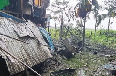 ရသေ့တောင်ကို စစ်အုပ်စုတပ်က ၂ ရက်ဆက် ဗုံးကြဲ၍ ထိခိုက်ဒဏ်ရာရသူရှိပြီး နေအိမ်များ ပျက်စီး   သတင်းနှင့် မီဒီယာ ကွန်ရက်။ ၂၀၂၆ ခုနှစ်၊ ဩဂုတ်လ ၁၈ ရက်။   ရခိုင်ပြည်၊ ရသေ့တောင်မြို့နယ်ရှိ ကျောက်တန်းကျေးရွာနှင့် အောက်ဇီးကိုင်းကျေးရွာတို့ကို စစ်အုပ်စုတပ်က ဩဂုတ်လ ၁၇ ရက်နှင့် ၁၈ ရက်တို့တွင် ၂ ရက်ဆက်တိုက် လေကြောင်းမှ ဗုံးကြဲတိုက်ခိုက်ခဲ့သဖြင့် အရပ်သား ထိခိုက်ဒဏ်ရာရရှိသူရှိကာ နေအိမ်များ ပျက်စီးခဲ့ကြောင်း ဒေသခံများက ပြောသည်။   ဩဂုတ်လ ၁၈ ရက် နံနက် ၉ နာရီခွဲခန့်တွင် ရသေ့တောင်မြို့နယ်၊ ကျောက်တန်းကျေးရွာ ဝန်းကျင်သို့ စစ်အုပ်စု တပ်၏ ဂျက်တိုက်လေယာဉ်အုပ်စု ရောက်ရှိလာပြီး ဗုံးကြဲတိုက်ခိုက်ခဲ့သဖြင့် နေအိမ်အချို့ ပျက်စီးခဲ့ကာ လူထိ ခိုက်မှု အခြေအနေကိုမူ စုံစမ်းနေဆဲဖြစ်သည်။   ဒေသခံ စစ်ရေးသတင်းအရင်းအမြစ်တစ်ဦးက “ရသေ့တောင်မြို့နယ် ကျောက်တန်းကျေးရွာနဲ့ အောက်ဇီးကိုင်း ကျေးရွာကို ကြဲတယ်။ လက်ရှိ ကျောက်တန်းကျေးရွာ အခြေအနေကို မသိရသေး၊ နေအိမ်တွေ ပျက်စီးတယ်လို့ သိရတယ်။ အောက်ဇီးကိုင်းကျေးရွာမှာတော့ တစ်ယောက် ဒဏ်ရာရတယ်။ နေအိမ်တွေ ပျက်စီးတယ်၊ အခုထိ လေယာဉ်တွေ ဝဲနေသေးပါတယ်။ ပြည်သူတွေ ရှောင်တိမ်းရမလားဆိုပြီး စဉ်းစားနေကြတယ်” ဟု ပြောသည်။   ဩဂုတ်လ ၁၇ ရက်နေ့၊ နံနက် ၁၁ နာရီ ၅၀ မိနစ်အချိန်ခန့်ကလည်း အောက်ဇီးကိုင်းကျေးရွာကို စစ်အုပ်စုတပ်က ဂျက်တိုက်လေယာဉ်တစ်စီးဖြင့် ဗုံးကြဲတိုက်ခိုက်ခဲ့သည်။   အဆိုပါ တိုက်ခိုက်မှုကြောင့် အောက်ဇီးကိုင်းကျေးရွာမှ အသက် ၄၈ နှစ်အရွယ် ဒေါ်သန်းမေနုမှာ နဖူး၌ ဗုံးစထိမှန် ဒဏ်ရာရရှိခဲ့ပြီး ဒေသခံများ၏ နေအိမ် ၃ လုံး ပျက်စီးခဲ့ရသည်။   စစ်အုပ်စုတပ်သည် အာရက္ခတပ်တော် (AA) က သိမ်းပိုက်ထိန်းချုပ်ထားသော မြို့ရွာများကို လေကြောင်းမှ ဗုံးကြဲတိုက်ခိုက်မှုများ ဆက်တိုက်ပြုလုပ်နေသဖြင့် အရပ်သား သေဆုံး၊ ဒဏ်ရာရရှိမှုနှင့် အဆောက်အအုံ ပျက်စီး မှုများ မြင့်တက်လျက်ရှိသည်။   ပြီးခဲ့သည့် ဩဂုတ်လ ၁၆ ရက်နေ့ကလည်း သံတွဲမြို့ ပတ်ဝန်းကျင်အနီးတစ်ဝိုက်ကို စစ်အုပ်စုတပ်က ဗုံးကြဲတိုက် ခိုက်ခဲ့သဖြင့် သားအဖ နှစ်ဦး သေဆုံးကာ အရပ်သား ၆ ဦး ထိခိုက်ဒဏ်ရာ ရရှိခဲ့သည်။   ယခု ဩဂုတ်လ ၁ ရက်နေ့မှ ၁၆ ရက်နေ့အထိ လဝက်အတွင်း စစ်အုပ်စုတပ်၏ လေကြောင်းနှင့် လက်နက်ကြီး ပစ်ခတ်မှုများကြောင့် ကလေးနှင့် အမျိုးသမီးများ အပါအဝင် ရခိုင်ပြည်သူ ၃၁ ဦး သေဆုံးပြီး ၃၅ ဦး ဒဏ်ရာရ ရှိထားသည်။   ဓါတ်ပုံ - အာရက္ခတပ်တော် (AA)   #AA #ရသေ့တောင်