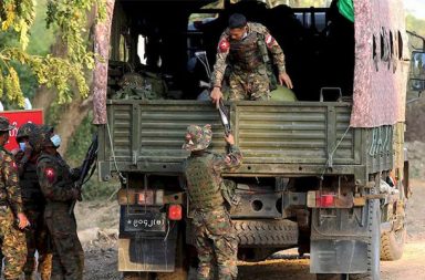 ကျောက်ဖြူတွင် စစ်တပ်က အင်အားဖြည့်စစ်ကြောင်းထိုးသဖြင့် တိုက်ပွဲများဖြစ်   သတင်းနှင့် မီဒီယာ ကွန်ရက်။ ၂၀၂၆ ခုနှစ်၊ ဩဂုတ်လ ၁၈ ရက်။   ရခိုင်ပြည်၊ ကျောက်ဖြူမြို့နယ်ရှိ တောင်မော်ဦး ရေတပ်စခန်းနှင့် အဝတောင်ကျေးရွာ စခန်းတို့မှ စစ်အုပ်စုတပ် သည် အင်အားဖြည့်တင်းကာ စစ်ကြောင်းထိုးလာသဖြင့် အဝတောင်၊ မင်းပြင်နှင့် သိုင်းချောင်းကျေးရွာ အနီး တစ်ဝိုက်တွင် အာရက္ခတပ်တော် (AA) နှင့် ထိတွေ့တိုက်ပွဲများ ဖြစ်ပွားနေသည်။   အဝတောင်စခန်းမှ အင်အား ၁၀၀ နီးပါးဖြင့် မင်းပြင်နှင့် သိုင်းချောင်းဘက်သို့ စစ်ကြောင်းထိုးလာသဖြင့် ဩဂုတ် လ ၁၃ ရက်နေ့မှ ၁၅ ရက်နေ့အထိ တိုက်ပွဲများ ဖြစ်ပွားခဲ့ပြီး လက်ရှိတွင် စစ်ရေးပြန်လည် တင်းမာနေခြင်း ဖြစ် သည်။   အဆိုပါ စစ်ကြောင်းကို အာရက္ခတပ်တော် (AA) က ကြားဖြတ်တိုက်ခိုက်ခဲ့သဖြင့် စစ်အုပ်စုတပ်ဘက်မှ အကျ အဆုံးများစွာဖြင့် နောက်ဆုတ်သွားခဲ့ရသော်လည်း လမ်းခရီးတွင် အင်အားထပ်မံဖြည့်တင်းကာ အဝတောင်စခန်း မှ တပ်ဖွဲ့များနှင့် ပေါင်းစည်းလျက်ရှိသည်။   ဒေသခံ စစ်ရေးသတင်းအရင်းအမြစ် အမျိုးသားတစ်ဦးက “အေအေ ကြားဖြတ်တိုက်လို့ စစ်ကြောင်း နောက် ဆုတ်တာပါ၊ အကျအဆုံးတော့ မသိရဘူး။ မင်းပြင်နဲ့ သိုင်းချောင်းဘက်ကိုလည်း စစ်တပ်စစ်ကြောင်း အခု ရှိသေးတယ်။ အဝတောင်ကျေးရွာ အနီးမှာလဲ ရှိတယ်၊ ပြန်ထိုးဖို့ လုပ်နေတယ်။ အေအေကလည်း ရှေ့ဆက် မတက်ဘဲ ဆိုင်ထားတယ်။ စစ်တပ်က ဒရုန်းတွေ အများကြီးသုံးနေတယ်” ဟု ပြောသည်။   လက်ရှိတွင် စစ်အုပ်စုတပ်သည် တောင်မော်ဦး ရေတပ်စခန်းနှင့် အဝတောင်စခန်းတို့မှ မင်းပြင်နှင့် သိုင်းချောင်း ဘက်သို့ စစ်ကြောင်း ၃ ခုဖြင့် ထိုးစစ်ဆင်လာခြင်း ဖြစ်သည်။   အဆိုပါ စစ်ကြောင်းများသည် AA နှင့် အနီးကပ်တိုက်ပွဲများ ဖြစ်ပွားခဲ့ပြီးနောက် အဝတောင်စခန်းဘက်သို့ ပြန် လည်ဆုတ်ခွာသွားရသော်လည်း ညပိုင်းတွင် လေကြောင်းမှ ဗုံးကြဲတိုက်ခိုက်မှုများ ပြုလုပ်နေသဖြင့် မင်းပြင်နှင့် သိုင်းချောင်းကျေးရွာ အနီးဝန်းကျင်၌ စစ်ရေးတင်းမာမှုများ ဆက်လက် မြင့်တက်နေသည်။   ထို့ပြင် စစ်အုပ်စုတပ်သည် အဝတောင်စခန်း ဝန်းကျင်နေရာများကို လေကြောင်း၊ စစ်ရေယာဉ်၊ ဒရုန်းနှင့် လက် နက်ကြီးများဖြင့် ပစ်ခတ်လျက်ရှိရာ ကျောက်ကလေကျေးရွာ နောက်ကြောဘက်ရှိ တောင်တန်းများနှင့် ကျေးရွာအနီးဝန်းကျင်သို့ ကျရောက်ပေါက်ကွဲခဲ့သည်။   အနီးအနားရှိ ဂန္ဓမာ၊ ဇိုင်ချောင်း၊ ဘားအင်း၊ ကပ်သပြေ၊ ဓာတ်မှန်၊ ငလပွေး စသည့် ကျေးရွာများတွင်လည်း စစ်အုပ်စုတပ်နှင့် AA တို့၏ စစ်ရေးလှုပ်ရှားမှုများ ရှိနေပြီး လက်နက်ကြီး ပစ်ခတ်မှုများနှင့် တိုက်ပွဲငယ်များ ဆက်လက်ဖြစ်ပွားနိုင်သည့် အခြေအနေတွင် ရှိနေသည်။   ဓါတ်ပုံ - AFP   #ကျောက်ဖြူတိုက်ပွဲ