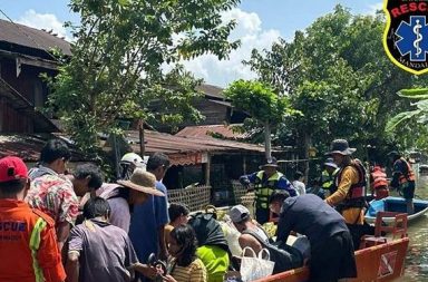 ငဝန်မြစ်ရေ ပြန်တက်၍ ဧရာဝတီတိုင်း မြို့နယ် ၅ ခုတွင် ရေဘေးစခန်းများ ထပ်မံ ရွှေ့ပြောင်းရ   သတင်းနှင့် မီဒီယာ ကွန်ရက်။ ၂၀၂၆ ခုနှစ်၊ ဩဂုတ်လ ၁၈ ရက်။   ဧရာဝတီတိုင်း၊ လေးမျက်နှာမြို့နယ်တွင် ငဝန်မြစ်ရေကာတာ ကျိုးပေါက်ခဲ့သည်မှာ ၃ ပတ်နီးပါး ကြာမြင့်လာခဲ့ပြီး သော်လည်း မြစ်ရေများ ပြန်လည်မြင့်တက်လာမှုကြောင့် မြို့နယ် ၅ ခု၌ ရေကြီးမှု ပိုမိုဆိုးဝါးလာသည်။   ရေဘေးရှောင်စခန်းများအတွင်းသို့ ရေများ ထပ်မံဝင်ရောက်လာသဖြင့် ဒေသခံများမှာ အမြင့်ပိုင်း တာဘောင် များပေါ်သို့ အရေးပေါ် ဒုတိယအကြိမ် ရွှေ့ပြောင်းနေကြရသည်ဟု ကူညီကယ်ဆယ်ရေးသမားများက ပြော သည်။   ပြီးခဲ့သည့် ဇူလိုင်လ ၃၀ ရက်နေ့က လေးမျက်နှာမြို့နယ်တွင် ငဝန်မြစ်ရေကာတာဘောင် ကျိုးပေါက်ခဲ့ပြီးနောက် လေးမျက်နှာ၊ ဟင်္သာတ၊ ရေကြည်၊ ငါးသိုင်းချောင်းနှင့် ကျုံပျော် စသည့် မြို့နယ်များအတွင်း ရေကြီးနစ်မြုပ်မှု များ ဖြစ်ပွားခဲ့ရာမှ လက်ရှိတွင် ငဝန်မြစ်ရေ ဆက်လက်တိုးလာသဖြင့် ဘေးလွတ်ရာ ခိုလှုံနေသူများပါ ထပ်မံရွှေ့ ပြောင်းနေကြရခြင်း ဖြစ်သည်။   ငါးသိုင်းချောင်းမြို့နယ်မှ ဒေသခံ ကူညီကယ်ဆယ်ရေးသမားတစ်ဦးက "ရေက ပြန်ကျမလိုနဲ့ တရက်ထက် တရက် ပိုတက်လာတာ။ အရင်က ရေလွတ်မယ်ထင်လို့ သွားခိုနေကြတဲ့ ဘုန်းကြီးကျောင်းတွေနဲ့ ကယ်ဆယ်ရေး စခန်းတွေအထိ ရေက ထပ်လိုက်လာတော့ အခု တာဘောင်လို ပိုမြင့်တဲ့ ကုန်းပေါ်တွေကို အရေးပေါ် ဒုတိယ အကြိမ် ပြန်ရွှေ့ပေးနေရတယ်" ဟု ပြောသည်။     ဩဂုတ်လ ၁၇ ရက်နေ့၊ နံနက်ပိုင်း တိုင်းတာချက်များအရ ငါးသိုင်းချောင်းမြို့တွင် မြစ်ရေမှာ စိုးရိမ်ရေမှတ် အထက် ၁၅ စင်တီမီတာခန့် ကျော်လွန်နေပြီး ၁ တောင်ခန့် ထပ်မံမြင့်တက်လာခဲ့သဖြင့် မြို့ပေါ်ရှိ ၁ ထပ်အိမ် များ မြုပ်သည်အထိ ရေပြန်တက်လာနေခြင်း ဖြစ်သည်။   ငါးသိုင်းချောင်းမြို့၊ အောင်ဇေယျလမ်း အပါအဝင် မြို့ပေါ် လမ်းမများပေါ်တွင် မြစ်ပြင်ကဲ့သို့ ရေဖုံးလွှမ်းနေ သဖြင့် သွားလာရေးအတွက် စက်လှေများနှင့် ကားမြင့်များကိုသာ အားထားနေရသည်။   လေးမျက်နှာမြို့နယ်မှ ကယ်ဆယ်ရေး ဆောင်ရွက်နေသူ ဒေသခံတစ်ဦးကလည်း “ရေကြီးတာ နှစ်ပတ်ကျော် လာတော့ ခေါက်ဆွဲခြောက်နဲ့ သောက်ရေသန့်လောက်ပဲ အလှူရတော့တာ။ အခု ရေဘေးသင့်ဒေသခံတွေအတွက် တကယ်ဒုက္ခရောက်ပြီး လိုအပ်နေတာက လဲစရာ အဝတ်အထည်၊ သောက်သုံးရေးအတွက် ဆေးဝါးနဲ့ ချက် ပြုတ်စားဖို့ ကုန်ခြောက်တွေပါ” ဟု ပြောသည်။   ထို့ပြင် ရေကြည်မြို့နယ်၌လည်း မြို့ပေါ် ၄ ရပ်ကွက်နှင့် ကျေးရွာ ၂၇ ရွာတွင် နေအိမ်များ နစ်မြုပ်သည်အထိ ရေကြီးနေခြင်း ဖြစ်သည်။   ရေကြည်မြို့နယ်ထဲက ခိုထောင်နှင့် ငှက်သိုက်ကျေးရွာကြားရှိ ရိုးပေါက်မှတစ်ဆင့် အုပ်ပုံရိုး၊ ချောင်းဖျားနှင့် ထန်းစင်လှ ချောင်းများအတိုင်း ရေများ ဆက်လက်စီးဆင်းနေသဖြင့် သစ်ဖြူပင်၊ ကွင်းပေါက်၊ သပြေတန်း စသည့် ကျေးရွာများအပြင် ဒရယ်ကူနှင့် သာပေါင်းမြို့နယ်ဘက်အထိ ရေများ ဆက်လက်တိုးဝင်နိုင်ကြောင်း သတိပေးထားသည်။   သပွတ်-ဟင်္သာတ-နိဗ္ဗာန်-ခမောက်စု လမ်းပိုင်း၊ ရေကြည်-ဇရပ်လှ ရထားလမ်းပိုင်းနှင့် မယင်းတံတား၊ စာရေး တံတားတို့တွင် ရေများ ခါးလည်အထိ ကျော်လွန်နေသဖြင့် လေးမျက်နှာမြို့နယ်အတွင်းသို့ ငါးသိုင်းချောင်းနှင့် ရေကြည်ဘက်မှ ကူညီရေးယာဉ်များ ဝင်ရောက်ရန် အခက်အခဲဖြစ်ပေါ်နေသည်။   အလားတူ ဒါးကမြစ်ရေ မြင့်တက်လာမှုကြောင့် ကျောင်းကုန်းမြို့နယ်အတွင်း ရွှေကျောင်းကုန်းတံတားအနီး ကားလမ်းပေါ်သို့ ရေများ စတင်ကျော်လာနေပြီး မြို့ပေါ်ရပ်ကွက်များရှိ ဘုန်းတော်ကြီးကျောင်းများတွင် ရေဘေး ကယ်ဆယ်ရေးစခန်းများ စတင်ဖွင့်လှစ်ကာ ရွှေ့ပြောင်းနေရာချထားပေးနေရသည်။   မိုးလေဝသနှင့် ဇလဗေဒညွှန်ကြားမှုဦးစီးဌာန၏ ထုတ်ပြန်ချက်အရ ငါးသိုင်းချောင်းမြို့ ငဝန်မြစ်ရေမှာ စိုးရိမ်ရေ မှတ်အထက် ဆက်လက်ရှိနေမည်ဖြစ်သည့်အပြင်၊ မအူပင်မြို့ တိုးမြစ်ရေ၊ ဟင်္သာတနှင့် ဇလွန်မြို့တို့၏ ဧရာဝတီ မြစ်ရေ၊ ဘားအံနှင့် မဒေါက်မြို့တို့တွင်လည်း နောက်တစ်ရက်အတွင်း စိုးရိမ်ရေမှတ်အထက် ဆက်လက်မြင့် တက်နေမည်ဖြစ်ကြောင်း သတိပေးထားသည်။   ဒေသခံများက ငဝန်မြစ်အတွင်းသို့ ဧရာဝတီမြစ်ရေ ဆက်လက်စီးဝင်နေသရွေ့နှင့် လေးမျက်နှာ ရေကာတာ ကျိုးပေါက်သည့်နေရာကို ပိတ်ဆို့နိုင်ခြင်း မရှိသေးသရွေ့ ရေဘေးကာလ ရှည်ကြာနိုင်သဖြင့် ရေဘေးသင့် ပြည်သူများအတွက် အဝတ်အထည်၊ သောက်သုံးရေ၊ ဆေးဝါးနှင့် စားသောက်ကုန် အကူအညီများ ရေရှည် အရေးပေါ် လိုအပ်လျက်ရှိသည်။   ဓါတ်ပုံ - မြန်မာနိုင်ငံ လူမှုကယ်ဆယ်ရေးအဖွဲ့ - မန္တလေးတိုင်းဒေသကြီး ကော်မတီ   #ငဝန်မြစ်ရေကာတာ #ဧရာဝတီတိုင်း #ငဝန်မြစ်