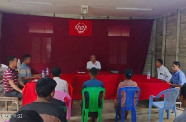 AA ထံ စစ်မှုထမ်းရန် ရောက်လာသည့် အသက်မပြည့်သေးသူ ၃ ဦးကို မိဘထံ ပြန်အပ်   သတင်းနှင့် မီဒီယာ ကွန်ရက်။ ၂၀၂၆ ခုနှစ်၊ ဩဂုတ်လ ၁၈ ရက်။   ရခိုင်ပြည်၊ ပုဏ္ဏားကျွန်းမြို့နယ်တွင် အာရက္ခတပ်တော် (AA) ထံ စစ်မှုထမ်းရန် လာရောက် ပူးပေါင်းခဲ့သည့် အသက်မပြည့်သေးသော ကလေးငယ် ၃ ဦးအား AA က မိဘများထံ ပြန်လည် အပ်နှံ ပေးခဲ့သည်။   မိဘများထံ ပြန်လည်အပ်နှံခဲ့သည့် ကလေးငယ်များမှာ ပုဏ္ဏားကျွန်းမြို့နယ်၊ ကြံခင်းကျေးရွာမှ အသက် ၁၃ နှစ် အရွယ်ရှိကြသော မောင်ကျော်ဆန်းဦး၊ မောင်စိုးနိုင်ဦးနှင့် အသက် ၁၄ နှစ်အရွယ် မောင်ဝင်းမင်းသန်းတို့ ဖြစ်ကြသည်။   ၎င်းတို့သည် ပြီးခဲ့သည့် ဩဂုတ်လ ၁၃ ရက်နေ့က မိဘများကို အသိမပေးဘဲ ၎င်းတို့၏ စိတ်ဆန္ဒအတိုင်း AA ထံ စစ်မှုထမ်းရန်အတွက် ကျေးရွာမှ ထွက်ခွာလာခဲ့ကြခြင်း ဖြစ်သည်။   AA နှင့် နီးစပ်သည့် ဒေသခံ အမျိုးသားတစ်ဦးက “ဩဂုတ်လ ၁၃ ရက်နေ့က အေအေဆီဝင်မယ်ဆိုပြီး ရောက် လာတာ။ စစ်မှုထမ်းဖို့ စစ်သားလုပ်ဖို့လာတယ်လို့ ပြောတယ်။ တပ်တော်ရဲ့ စခန်းတစ်ခုရှိတဲ့နေရာကို ရောက် လာကြတာ။ တပ်တော်က ဒီကလေးတွေကို စစ်ဆေးဖို့ တစ်ရက်နှစ်ရက်လောက် ထိန်းသိမ်းထားပြီး အခုလို မိဘတွေဆီ ပြန်အပ်တာ။ အသက်ပြည့်ရင်တော့ တစ်မျိုးပေါ့” ဟု ပြောသည်။   အဆိုပါ ကလေးငယ်များသည် ပညာသင်ကြားရမည့် အရွယ်ဖြစ်သည့်အပြင် တာဝန်ထမ်းဆောင်ရန် အသက် မပြည့်သေးသဖြင့် AA ဘက်မှ မိဘများနှင့် ဆက်သွယ်ကာ ယနေ့ (ဩဂုတ်လ ၁၈ ရက်) နံနက်ပိုင်းတွင် ပြန်လည် လွှဲပြောင်း အပ်နှံခဲ့ခြင်း ဖြစ်သည်။   လက်ရှိတွင် စစ်ရေးအရ အရေးကြီးသည့် ကာလဖြစ်သော်လည်း မိမိစိတ်ဆန္ဒအတိုင်း AA ထံ တာဝန်ထမ်း ဆောင်ရန် လာရောက်ပါက အသက်ပြည့်မီခြင်း ရှိမရှိနှင့် ကျန်းမာရေး အခြေအနေများကို သေချာစွာ စစ်ဆေးပြီး မှသာ လက်ခံမည်ဟု AA ဘက်က ဆိုထားသည်။   ထို့ပြင် ရက္ခိုင်အမျိုးသားအဖွဲ့ချုပ်/အာရက္ခတပ်တော် (ULA/AA) ၏ အမျိုးသားကာကွယ်ရေး အရေးပေါ် ပြဋ္ဌာန်းချက် (NDEP) တွင် စစ်မှုထမ်း ခေါ်ယူရာတွင်လည်း တာဝန်ထမ်းဆောင်ရန် အသက်ပြည့်မီမှု၊ ကျန်းမာရေး ကောင်းမွန်မှုနှင့် အခြားလိုအပ်သည့် အချက်အလက်များကို သေချာစွာ စိစစ်ပြီးမှသာ ခေါ်ယူလျက်ရှိကြောင်း  ဖော်ပြထားသည်။   အာရက္ခတပ်တော် (AA) သည် ၎င်းတို့ ထိန်းချုပ်ထားသည့် ရခိုင်ပြည်အတွင်းရှိ မြို့နယ်များနှင့် ချင်းပြည်၊ ပလက် ဝဒေသတို့တွင် အမျိုးသားကာကွယ်ရေးဆိုင်ရာ အရေးပေါ်ပြဋ္ဌာန်းချက် (NDEP) ကို ပြဋ္ဌာန်း၍ အသက် ၁၈ နှစ်မှ ၄၅ နှစ်ကြား အမျိုးသားများနှင့် အသက် ၁၈ နှစ်မှ ၃၅ နှစ်ကြား အမျိုးသမီးများကို စစ်မှုထမ်းရန် ခေါ်ယူ လျက်ရှိသည်။   သို့သော်လည်း အဖွဲ့အစည်း အောက်ခြေအဆင့်တွင် အသက်မပြည့်သေးသူများနှင့် ကိုယ်ဝန်ဆောင်၊ ကလေး မိခင်အချို့ ပါဝင်သွားသည်ဆိုသော စွပ်စွဲချက်များနှင့် ကုလသမဂ္ဂ၏ ကလေးသူငယ်နှင့် လက်နက်ကိုင် ပဋိပက္ခ ဆိုင်ရာ အစီရင်ခံစာများ (UN CAAC) တွင် AA အား ကလေးစစ်သူရဲ သုံးစွဲသည့် အဖွဲ့အဖြစ် ဖော်ပြခံရမှုများ ရှိခဲ့ဖူးသည်။   ပြီးခဲ့သည့် ၂၀၂၅ ခုနှစ်၊ ဖေဖော်ဝါရီလအတွင်းက မောင်တောမြို့နယ်၊ ခုံတိုင်ကျေးရွာမှ ကိုယ်ဝန်ဆောင်တစ်ဦးနှင့် အသက်မပြည့်သေးသည့် ကလေးငယ်နှစ်ဦးအပါအဝင် ကျေးရွာသား ၄၀ နီးပါးကို AA က စစ်မှုထမ်းခေါ်ခဲ့ ကြောင်း ဒေသခံများက ပြောဆိုထားသည်။   အဆိုပါ စွပ်စွဲချက်များနှင့် ပတ်သက်၍ ULA/AA ဘက်ကမူ NDEP စည်းမျဉ်းများအရ အသက်ပြည့်မီသူများနှင့် ကျန်းမာရေး ကောင်းမွန်သူများကိုသာ စိစစ်ခေါ်ယူခြင်းဖြစ်ပြီး ကိုယ်ဝန်ဆောင်နှင့် ကလေးမိခင်များကို အဓမ္မ ခေါ်ယူခြင်း မရှိကြောင်း ၂၀၂၅ ခုနှစ်၊ ဩဂုတ်လတွင် တုံ့ပြန်ထားသည်။   ထို့ပြင် ကလေးစစ်သူရဲ အသုံးပြုမှုကို လုံးဝ လက်မခံသည့် မူဝါဒအတိုင်း အသက်မပြည့်သေးဘဲ မိမိစိတ်ဆန္ဒ အရ သို့မဟုတ် မိဘမသိဘဲ ရောက်ရှိလာသည့် ကလေးငယ်များကို စစ်သားအဖြစ် လက်မခံဘဲ မိဘများထံ ပြန် လည်အပ်နှံပေးလျက်ရှိကြောင်း ရှင်းလင်းထားသည်။   ဓါတ်ပုံ - (ပေးပို့ - Crd)   #AA #ကလေးစစ်သား