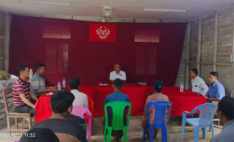 AA ထံ စစ်မှုထမ်းရန် ရောက်လာသည့် အသက်မပြည့်သေးသူ ၃ ဦးကို မိဘထံ ပြန်အပ်   သတင်းနှင့် မီဒီယာ ကွန်ရက်။ ၂၀၂၆ ခုနှစ်၊ ဩဂုတ်လ ၁၈ ရက်။   ရခိုင်ပြည်၊ ပုဏ္ဏားကျွန်းမြို့နယ်တွင် အာရက္ခတပ်တော် (AA) ထံ စစ်မှုထမ်းရန် လာရောက် ပူးပေါင်းခဲ့သည့် အသက်မပြည့်သေးသော ကလေးငယ် ၃ ဦးအား AA က မိဘများထံ ပြန်လည် အပ်နှံ ပေးခဲ့သည်။   မိဘများထံ ပြန်လည်အပ်နှံခဲ့သည့် ကလေးငယ်များမှာ ပုဏ္ဏားကျွန်းမြို့နယ်၊ ကြံခင်းကျေးရွာမှ အသက် ၁၃ နှစ် အရွယ်ရှိကြသော မောင်ကျော်ဆန်းဦး၊ မောင်စိုးနိုင်ဦးနှင့် အသက် ၁၄ နှစ်အရွယ် မောင်ဝင်းမင်းသန်းတို့ ဖြစ်ကြသည်။   ၎င်းတို့သည် ပြီးခဲ့သည့် ဩဂုတ်လ ၁၃ ရက်နေ့က မိဘများကို အသိမပေးဘဲ ၎င်းတို့၏ စိတ်ဆန္ဒအတိုင်း AA ထံ စစ်မှုထမ်းရန်အတွက် ကျေးရွာမှ ထွက်ခွာလာခဲ့ကြခြင်း ဖြစ်သည်။   AA နှင့် နီးစပ်သည့် ဒေသခံ အမျိုးသားတစ်ဦးက “ဩဂုတ်လ ၁၃ ရက်နေ့က အေအေဆီဝင်မယ်ဆိုပြီး ရောက် လာတာ။ စစ်မှုထမ်းဖို့ စစ်သားလုပ်ဖို့လာတယ်လို့ ပြောတယ်။ တပ်တော်ရဲ့ စခန်းတစ်ခုရှိတဲ့နေရာကို ရောက် လာကြတာ။ တပ်တော်က ဒီကလေးတွေကို စစ်ဆေးဖို့ တစ်ရက်နှစ်ရက်လောက် ထိန်းသိမ်းထားပြီး အခုလို မိဘတွေဆီ ပြန်အပ်တာ။ အသက်ပြည့်ရင်တော့ တစ်မျိုးပေါ့” ဟု ပြောသည်။   အဆိုပါ ကလေးငယ်များသည် ပညာသင်ကြားရမည့် အရွယ်ဖြစ်သည့်အပြင် တာဝန်ထမ်းဆောင်ရန် အသက် မပြည့်သေးသဖြင့် AA ဘက်မှ မိဘများနှင့် ဆက်သွယ်ကာ ယနေ့ (ဩဂုတ်လ ၁၈ ရက်) နံနက်ပိုင်းတွင် ပြန်လည် လွှဲပြောင်း အပ်နှံခဲ့ခြင်း ဖြစ်သည်။   လက်ရှိတွင် စစ်ရေးအရ အရေးကြီးသည့် ကာလဖြစ်သော်လည်း မိမိစိတ်ဆန္ဒအတိုင်း AA ထံ တာဝန်ထမ်း ဆောင်ရန် လာရောက်ပါက အသက်ပြည့်မီခြင်း ရှိမရှိနှင့် ကျန်းမာရေး အခြေအနေများကို သေချာစွာ စစ်ဆေးပြီး မှသာ လက်ခံမည်ဟု AA ဘက်က ဆိုထားသည်။   ထို့ပြင် ရက္ခိုင်အမျိုးသားအဖွဲ့ချုပ်/အာရက္ခတပ်တော် (ULA/AA) ၏ အမျိုးသားကာကွယ်ရေး အရေးပေါ် ပြဋ္ဌာန်းချက် (NDEP) တွင် စစ်မှုထမ်း ခေါ်ယူရာတွင်လည်း တာဝန်ထမ်းဆောင်ရန် အသက်ပြည့်မီမှု၊ ကျန်းမာရေး ကောင်းမွန်မှုနှင့် အခြားလိုအပ်သည့် အချက်အလက်များကို သေချာစွာ စိစစ်ပြီးမှသာ ခေါ်ယူလျက်ရှိကြောင်း  ဖော်ပြထားသည်။   အာရက္ခတပ်တော် (AA) သည် ၎င်းတို့ ထိန်းချုပ်ထားသည့် ရခိုင်ပြည်အတွင်းရှိ မြို့နယ်များနှင့် ချင်းပြည်၊ ပလက် ဝဒေသတို့တွင် အမျိုးသားကာကွယ်ရေးဆိုင်ရာ အရေးပေါ်ပြဋ္ဌာန်းချက် (NDEP) ကို ပြဋ္ဌာန်း၍ အသက် ၁၈ နှစ်မှ ၄၅ နှစ်ကြား အမျိုးသားများနှင့် အသက် ၁၈ နှစ်မှ ၃၅ နှစ်ကြား အမျိုးသမီးများကို စစ်မှုထမ်းရန် ခေါ်ယူ လျက်ရှိသည်။   သို့သော်လည်း အဖွဲ့အစည်း အောက်ခြေအဆင့်တွင် အသက်မပြည့်သေးသူများနှင့် ကိုယ်ဝန်ဆောင်၊ ကလေး မိခင်အချို့ ပါဝင်သွားသည်ဆိုသော စွပ်စွဲချက်များနှင့် ကုလသမဂ္ဂ၏ ကလေးသူငယ်နှင့် လက်နက်ကိုင် ပဋိပက္ခ ဆိုင်ရာ အစီရင်ခံစာများ (UN CAAC) တွင် AA အား ကလေးစစ်သူရဲ သုံးစွဲသည့် အဖွဲ့အဖြစ် ဖော်ပြခံရမှုများ ရှိခဲ့ဖူးသည်။   ပြီးခဲ့သည့် ၂၀၂၅ ခုနှစ်၊ ဖေဖော်ဝါရီလအတွင်းက မောင်တောမြို့နယ်၊ ခုံတိုင်ကျေးရွာမှ ကိုယ်ဝန်ဆောင်တစ်ဦးနှင့် အသက်မပြည့်သေးသည့် ကလေးငယ်နှစ်ဦးအပါအဝင် ကျေးရွာသား ၄၀ နီးပါးကို AA က စစ်မှုထမ်းခေါ်ခဲ့ ကြောင်း ဒေသခံများက ပြောဆိုထားသည်။   အဆိုပါ စွပ်စွဲချက်များနှင့် ပတ်သက်၍ ULA/AA ဘက်ကမူ NDEP စည်းမျဉ်းများအရ အသက်ပြည့်မီသူများနှင့် ကျန်းမာရေး ကောင်းမွန်သူများကိုသာ စိစစ်ခေါ်ယူခြင်းဖြစ်ပြီး ကိုယ်ဝန်ဆောင်နှင့် ကလေးမိခင်များကို အဓမ္မ ခေါ်ယူခြင်း မရှိကြောင်း ၂၀၂၅ ခုနှစ်၊ ဩဂုတ်လတွင် တုံ့ပြန်ထားသည်။   ထို့ပြင် ကလေးစစ်သူရဲ အသုံးပြုမှုကို လုံးဝ လက်မခံသည့် မူဝါဒအတိုင်း အသက်မပြည့်သေးဘဲ မိမိစိတ်ဆန္ဒ အရ သို့မဟုတ် မိဘမသိဘဲ ရောက်ရှိလာသည့် ကလေးငယ်များကို စစ်သားအဖြစ် လက်မခံဘဲ မိဘများထံ ပြန် လည်အပ်နှံပေးလျက်ရှိကြောင်း ရှင်းလင်းထားသည်။   ဓါတ်ပုံ - (ပေးပို့ - Crd)   #AA #ကလေးစစ်သား